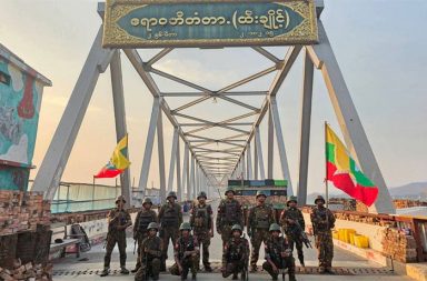 ထီးချိုင့်-ကသာကြား မြစ်ရိုး ကျေးရွာများ တိမ်းရှောင်နေရ   သတင်းနှင့် မီဒီယာ ကွန်ရက်။ ၂၀၂၆ ခုနှစ်၊ ဧပြီလ ၂၁ ရက်။    ထီးချိုင့်မြို့ကို ပြန်လည်ထိန်းချုပ်ထားသည့် စစ်တပ်သည် ဧရာဝတီမြစ်ကြောင်းအတိုင်း ကသာမြို့ ဘက်သို့ အင်အားအလုံးအရင်းဖြင့် စစ်ကြောင်းထိုး ဝင်ရောက်လာရာ လမ်းတစ်လျှောက်ရှိ ကျေးရွာများမှ ဒေသခံပြည်သူများမှာ ရွာလုံးကျွတ် ဘေးလွတ်ရာသို့ အရေးပေါ် တိမ်းရှောင်နေကြရသည်။   ပြီးခဲ့သည့် ဧပြီလ ၁၃ ရက် (သင်္ကြန်အကြိုနေ့) ကတည်းက ထီးချိုင့်မြို့မှ အင်အား ၃၀၀ ခန့်ဖြင့် စတင် ထွက်ခွာ လာသည့် အဆိုပါစစ်ကြောင်းကြောင့် လမ်းတစ်လျှောက်ရှိ သာဂရ၊ ကလုံနှင့် အင်းရွာလေး အပါအဝင် မြစ်ကမ်းဘေး ကျေးရွာများကို တော်လှန်ရေး အင်အားစုများ ဘက် မှ စစ်ရေးဗျူဟာအရ ဖယ်ပေးလိုက်ရပြီးနောက် ဒေသခံအများအပြား နေရပ်စွန့်ခွာ တိမ်းရှောင်နေကြရခြင်း ဖြစ်သည်။   လက်ရှိတွင် စစ်အစိုးရတပ် စစ်ကြောင်းသည် ကသာမြို့နှင့် ၈ မိုင်ခန့်အကွာရှိ မဲဟင်းရွာနှင့် ကလုံရွာကြားသို့ ရောက်ရှိနေပြီး စစ်ကြောင်း ၃ ကြောင်းခွဲ၍ ဒရုန်းနှင့် လက်နက်ကြီးများကို အဓိကအသုံးပြုကာ နယ်မြေရှင်းလင်းနေကြောင်း မြေပြင်သတင်းရင်းမြစ်က ပြောသည်။သည်။   ဒေသခံတော်လှန်ရေးတပ်ဖွဲ့ဝင်တစ်ဦးက “သူတို့က မြစ်ကြောင်းစိုးမိုးရေးအတွက် ထိုးလာတဲ့သဘောဗျ။ စစ်ကြောင်းက ၃ ကြောင်းခွဲပြီး တက်လာတာဆိုတော့ ကျနော်တို့ဘက်က နယ်မြေတချို့ကို ပြန်ဖယ်ပေးလိုက် ရတယ်။ ဒရုန်းတွေနဲ့ အပေါ်ကနေ အရင်ကြည့်ပြီး လက်နက်ကြီးနဲ့ ထုတာ။ အခုတော့ ကသာနဲ့ တော်တော် နီးနေပြီ၊ မြစ်ကမ်းဘေးရွာတွေက လူတွေလည်း အကုန်ပြေးနေရတယ်” ဟု ပြောသည်။     စစ်အစိုးရတပ်သည် မိုးတွင်းကာလ မြစ်ရေတက်ချိန်တွင် မန္တလေးမှ ဗန်းမော်အထိ ရိက္ခာနှင့် စစ်လက်နက်များ အဟန့်အတားမရှိ ပို့ဆောင်နိုင်ရန် ဧရာဝတီမြစ်ကြောင်းစိုးမိုးရေးကို အသည်းအသန် လုပ်ဆောင်လာခြင်း ဖြစ်သည်ဟု ဆိုသည်။   လက်ရှိတွင် သာဂရ၊ ကလုံနှင့် အင်းရွာလေး အပါအဝင် မြစ်ကမ်းဘေးကျေးရွာများမှ ဒေသခံပြည်သူများမှာ ကိုင်းတောများအတွင်း၌ ခက်ခဲစွာ ပုန်းရှောင်နေရပြီး ရိက္ခာပြတ်လပ်မှုနှင့် ရင်ဆိုင်နေရသည်။   မြေပြင်သတင်းရင်းမြစ်တစ်ဦးက “မြစ်ကြောင်းတစ်လျှောက် ရွာတွေက လူတွေလည်း ထပ်တိုးပြီး ပြေးနေရ တာဆိုတော့ ကူညီပေးဖို့ တော်တော်လေး ခက်ခဲနေတယ်” ဟု ပြောသည်။   စစ်အစိုးရတပ်ဘက်က ကသာမြို့ကို အပြည့်အဝ ထိန်းချုပ်နိုင်ပြီဟု ဝါဒဖြန့်ကာ ဒေသခံများကို မြို့ထဲပြန်ဝင်ရန် ဖိအားပေးနေသော်လည်း မြေပြင်တွင် လေကြောင်းနှင့် လက်နက်ကြီးပစ်ခတ်မှုများ နေ့စဉ်ရှိနေဆဲဖြစ်သည်။   ကသာတော်လှန်ရေးတပ်ဖွဲ့ဝင်တစ်ဦးကမူ တော်လှန်ရေးအင်အားစုများဘက်မှ အလုံးစုံ ဆုတ်ခွာသွားခြင်းမျိုး မဟုတ်ဘဲ တိုက်ပွဲများ ဆက်လက်ဆင်နွှဲရန် ပြင်ဆင်နေသဖြင့် မြို့ထဲသို့ ပြန်လည်ဝင်ရောက်ခြင်းမပြုရန် သတိပေးထားသည်။   ကသာတော်လှန်ရေးတပ်ဖွဲ့ဝင် တစ်ဦးက “ပြည်သူတွေကို မြို့ထဲမဝင်ကြပါနဲ့ဦးလို့ ကျနော်တို့ တောက်လျှောက် ပြောနေတာပါ။ ဒါဟာ တိုက်ပွဲက ပြီးသွားတာ မဟုတ်ပါဘူး၊ ဒီတိုက်ပွဲက ပြန်ဖြစ်မှာပါ။ ကျနော်တို့ တော် လှန်ရေးဘက်ကလည်း အရှုံးပေးလို့မရဘူး၊ မနိုင်နိုင်အောင် တိုက်ရမှာပါ။ ဒါဟာ စစ်ရေးအရ ခဏတာ အနည်း ငယ် နောက်ဆုတ်ပေးတဲ့ သဘောပါပဲ၊ အပြီးအပိုင် ထွက်ခွာသွားတာ မဟုတ်ပါဘူး” ဟု ပြောသည်။     ကသာမြို့တွင် ၂၀၂၅ ခုနှစ်၊ ဒီဇင်ဘာလကုန်ပိုင်း မြို့သိမ်းတိုက်ပွဲ စတင်ခဲ့သည့်အချိန်မှစ၍ ယနေ့အထိ နှစ်ဖက် တပ်များအကြား စစ်ရေးတင်းမာမှုများ လျော့ပါးသွားခြင်းမရှိဘဲ ယခုကဲ့သို့ စစ်အစိုးရတပ်၏ အင်အား အလုံး အရင်းဖြင့် စစ်ကြောင်းထိုး ဝင်ရောက်လာမှုကြောင့် ရှေ့ဆက်၍ တိုက်ပွဲများ ပိုမိုပြင်းထန်လာမည်ကို ဒေသခံ များက စိုးရိမ်လျက် ရှိသည်။   #ကသာတိုက်ပွဲ #ထီးချိုင့် #စစ်အုပ်စု #စစ်ဘေးရှောင်