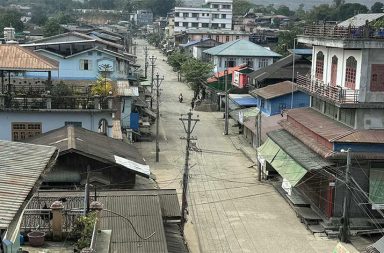 ဖားကန့်တွင် ဆရာဝန် အပါအဝင် လူ ၂၀ ခန့်ကို စစ်တပ်က ဖမ်းခေါ်သွား   သတင်းနှင့် မီဒီယာ ကွန်ရက်။ ၂၀၂၆ ခုနှစ်၊ ဧပြီလ ၂၂ ရက်။   ကချင်ပြည်၊ ဖားကန့်မြို့နယ်တွင် စစ်တပ်နှင့် ပြည်သူ့စစ်ပူးပေါင်းအဖွဲ့များက ပုဂ္ဂလိကဆေးခန်းနှင့် မိုတယ် တစ်ခုကို အင်အားသုံးစီးနင်းပြီး ဆရာဝန်များ အပါအဝင် လူအယောက် ၂၀ ခန့်ကို ဖမ်းဆီးသွားကြောင်း ဒေသခံများနှင့် မြေပြင်သတင်းရင်းမြစ်များက ပြောသည်။   ဧပြီလ ၂၁ ရက်နေ့၊ ည ၁၀ နာရီဝန်းကျင်ခန့်တွင် လုံးခင်းကျေးရွာအုပ်စုရှိ ‘မိုင်’ ပုဂ္ဂလိကဆေးခန်းနှင့် ‘ဥရုဆွတ် အောင်’ မိုတယ်တို့ကို စစ်တပ်က ဝင်ရောက်စီးနင်းခဲ့ခြင်းဖြစ်ပြီး၊ ဖမ်းဆီးခံရသူများထဲတွင် ဆေးကုသမှုခံယူ နေသည့် လူနာတစ်ဦးပင် ပါဝင်သွားခဲ့သည်။   လုံခြုံရေးအရ အမည်မဖော်လိုသည့် လုံးခင်းဒေသခံတစ်ဦးက “ညကြီးအချိန်မတော် သေနတ်တွေနဲ့ ဝိုင်းပြီး ဝင်လာတာ။ ဆေးခန်းထဲက ဆရာဝန်တွေ၊ သူနာပြုတွေနဲ့ ဝန်ထမ်းတွေကိုပါ ရိုက်နှက်ပြီး ဖမ်းသွားတာ။ ဖုန်းတွေ၊ ပိုက်ဆံတွေလည်း အကုန်သိမ်းသွားတယ်။ လက်ရှိအချိန်ထိ သူတို့ကို ဘယ်ခေါ်သွားမှန်းမသိရတော့ မိသားစုတွေက အရမ်းစိုးရိမ်နေကြတယ်” ဟု ပြောသည်။   အဆိုပါ အုပ်စုလိုက်ဖမ်းဆီးမှုသည် ဖားကန့်ဒေသအတွင်း တိုက်ပွဲများ ပြင်းထန်လာနိုင်သည့် အခြေအနေနှင့် တိုက်ရိုက်ဆက်စပ်နေကြောင်း သုံးသပ်မှုများရှိနေသည်။   ယနေ့ ဧပြီ ၂၂ ရက်တွင်ပင် KIA တပ်မဟာ (၉)၊ တပ်ရင်း (၆) က ဖားကန့်-နန်ယား-ကာမိုင်း လမ်းပိုင်းကို ရက်အကန့်အသတ်မရှိ (ယာယီ) ပိတ်လိုက်ကြောင်း ထုတ်ပြန်ခဲ့သည်။   KIA နှင့် နီးစပ်သည့် အမျိုးသားတစ်ဦးက “စစ်ကောင်စီဘက်က စစ်ကြောင်းထိုး လှုပ်ရှားတာတွေရှိနေလို့ လမ်းပိတ်လိုက်တာပါ။ ယာဉ်ကြီးယာဉ်ငယ်တွေရော လူပါ သွားလာလို့ မရတော့ဘူး။ အခုလို လမ်းပိတ် လိုက်ပြီဆိုတော့ စစ်တပ်ဘက်က အထိနာမှာစိုးလို့ မြို့ထဲကလူတွေကို လိုက်ဖမ်းပြီး လူသားဒိုင်းလုပ်ဖို့ ပြင်နေ တာလားလို့ သံသယရှိတယ်” ဟု ပြောသည်။   ပြီးခဲ့သည့် ဧပြီလ ၆ ရက်နေ့မှစ၍ စစ်တပ်ဘက်က စစ်ကူစစ်ကြောင်းများ အလုံးအရင်းနှင့် တက်လာနေသကဲ့သို့၊ ဧပြီ ၂ ရက်နေ့ကလည်း အင်မားယန်ကျေးရွာရှိ စစ်တပ်ကာကင်းစခန်းများကို KIA/KPDF ပူးပေါင်းတပ်များက တိုက်ခိုက်သိမ်းပိုက်ခဲ့သဖြင့် နှစ်ဖက်စစ်ရေးမှာ အထူးတင်းမာနေသည်။   လက်ရှိတွင် လုံးခင်းကျေးရွာအတွင်း စစ်တပ်က နေရာအနှံ့ယူထားပြီး လမ်းသွားလမ်းလာများကို တင်းတင်း ကျပ်ကျပ် စစ်ဆေးဖမ်းဆီးမှုများ လုပ်နေသည်ဟု ဒေသခံများက ပြောသည်။   ထို့အပြင် ဒေသခံပြည်သူများမှာ စစ်ရေးအခြေအနေများကြောင့် ဒေသတွင်း ကုန်စည်ပြတ်တောက်မည်ကို သာမက တိုက်ပွဲအကြား ညှပ်မည်ကိုပါ စိုးရိမ်ထိတ်လန့်နေကြသည်။   #ဖားကန့် #စစ်အုပ်စု #ကချင်ပြည်နယ်