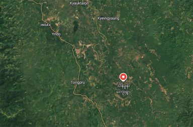 တနင်္သာရီတွင် စစ်ကူ စစ်ကြောင်း မိုင်းဆွဲခံရပြီး ၇ ဦးထက်မနည်း ထိခိုက်သေဆုံး   သတင်းနှင့်မီဒီယာ ကွန်ရက်။  ၂၀၂၆ ခုနှစ်၊ ဧပြီလ ၂၃ ရက်။   တနင်္သာရီတွင် စစ်ကူလာသည့် စစ်တပ် စစ်ကြောင်း မိုင်းဆွဲတိုက်ခိုက်ခံရပြီး ၇ ဦးထက်မနည်း ထိခိုက်သေဆုံးမှု ရှိခဲ့သည်။   တနင်္သာရီတိုင်း၊ တနင်္သာရီမြို့နယ်အတွင်းရှိ သိန်ခွန်းကျေးရွာသို့ စစ်ကူပေးရန် ခြေလျင်တက်လာသည့် စစ်တပ် စစ်ကြောင်း မိုင်းဆွဲတိုက်ခိုက်ခံရပြီး ထိခိုက်သေဆုံးမှုများ ရှိနေကြောင်း ဒေသခံများနှင့် တော်လှန်ရေး အင်အားစုများက ပြောသည်။   ဧပြီလ ၂၁ ရက်နေ့၊ နံနက် ၁၁ နာရီခန့်တွင် တနင်္သာရီမြို့မှ သိန်ခွန်းရွာဘက်သို့ ဦးတည်လာသည့် အင်အား ၅၀ ခန့်ပါ စစ်တပ်စစ်ကြောင်းကို ချောင်းနှစ်ပေါက်ကျေးရွာ အနီးတွင် ပြည်သူ့ကာကွယ်ရေးတပ်ဖွဲ့များက မိုင်းဆွဲကြားဖြတ်တိုက်ခိုက်ခဲ့ခြင်း ဖြစ်သည်။   မိုင်းဆွဲခံရပြီးနောက် စစ်တပ်ဘက်က ဒရုန်းများ အသုံးပြုကာ ဗုံးသီးချ တန်ပြန်တိုက်ခိုက်ခဲ့သဖြင့် နှစ်ဖက်ကြား ထိတွေ့မှု ပြင်းထန်ခဲ့သည်။   ပြည်သူ့ကာကွယ်ရေးတပ်ဖွဲ့ဝင်တစ်ဦးက “လောလောဆယ် သူတို့ဘက်က ခုနစ်ယောက်လောက် ထိထားတာပဲ ပြောနိုင်သေးတယ်။ ဒဏ်ရာရတဲ့သူတွေလည်း တွေ့ရတယ်။ အတိအကျသိရအောင်တော့ ဆက်ပြီး စုံစမ်းနေ တုန်းပဲ။ ကျနော်တို့ဘက်ကတော့ အထိအခိုက်မရှိဘဲ ပြန်ဆုတ်လာနိုင်ခဲ့တယ်” ဟု ပြောသည်။   အဆိုပါ မိုင်းဆွဲခံရသည့်ဖြစ်စဉ် ဖြစ်ပွားပြီးနောက် မွန်းတည့် ၁၂ နာရီဝန်းကျင်တွင် တနင်္သာရီမြို့ဘက်မှ သိန်ခွန်း ကျေးရွာဘက်သို့ စစ်ကူဖြည့်တင်းရန် စစ်တပ် လက်အောက်ခံ တပ်သားများ တင်ဆောင်လာသည့် ကား ၄ စီးခန့် တမုတ်ချုံးကျေးရွာကို ဖြတ်သန်းသွားသည်ကို တွေ့မြင်ခဲ့ရကြောင်း ဒေသခံများက ဆိုသည်။   ချောင်းပေါက်ရွာသားတစ်ဦးက “မိုင်းဆွဲခံရတဲ့နေရာမှာ တော်တော်လေး ပွဲကြမ်းသွားတယ်။ စစ်တပ်ဘက်က အထိနာသွားပုံရတယ်၊ ဒါကြောင့် မြို့ထဲကနေ ကားတွေနဲ့ စစ်ကူတွေ အလျင်အမြန် ထပ်လွှတ်နေတာပေါ့။ ရွာသားတွေကတော့ တိုက်ပွဲတွေ ထပ်ဖြစ်မှာစိုးလို့ အခြေအနေကို စောင့်ကြည့်နေရတယ်” ဟု ပြောသည်။   လက်ရှိတွင် တနင်္သာရီမြို့နယ်အတွင်းရှိ ကျေးရွာများတွင် စစ်တပ်ဘက်က စစ်ရေးလှုပ်ရှားမှုများ ဆက်တိုက် ရှိနေသဖြင့် ဒေသခံပြည်သူများ အနေဖြင့် စစ်ရေးသတိရှိကြရန် တော်လှန်ရေးအဖွဲ့အစည်းများက နှိုးဆော် သတိပေးထားသည်။   #မိုင်းဆွဲတိုက်ခိုက် #တနင်္သာရီတိုင်း #PDF #စစ်အုပ်စု