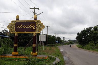 အင်းတော် ထိုးစစ် ပြင်ဆင်မှုကြောင့် ဒေသခံများ ရှောင်တိမ်းနေရ   သတင်းနှင့် မီဒီယာ ကွန်ရက်။ ၂၀၂၆ ခုနှစ်၊ ဧပြီလ ၂၃ ရက်။   အင်းတော်ကို စစ်တပ်က ပြန်လည်စစ်ကြောင်းထိုးရန် ပြင်ဆင်နေမှုများကြောင့် ဒေသခံများ ဘေးလွတ်ရာသို့ ရှောင်တိမ်းရန် အရေးပေါ် ပြင်ဆင်နေကြသည်။   အမျိုးသားညီညွတ်ရေး အစိုးရ (NUG) နှင့် တော်လှန်ရေး အင်အားစုများ ထိန်းချုပ်ထားသည့် စစ်ကိုင်းတိုင်း ဒေသကြီး၊ အင်းတော်မြို့ကို စစ်တပ်က ပြန်လည်သိမ်းပိုက်ရန် စစ်ကြောင်းထိုးမည်ဆိုသည့် သတင်းများ ထွက်ပေါ်လာပြီးနောက် ဒေသခံပြည်သူများ ဘေးလွတ်ရာသို့ တိမ်းရှောင်ရန် အရေးပေါ်ပြင်ဆင်မှုများ ပြုလုပ်နေကြခြင်း ဖြစ်သည်။   ပြီးခဲ့သည့် ဧပြီလ ၁၉ ရက်နေ့က ကသာမြို့ရှိ ခမရ (၃၀၉) တပ်ရင်းသို့ ရောက်ရှိလာသည့် စစ်တပ်စစ်ကြောင်း သည် အင်းတော်မြို့ဘက်သို့ စစ်ကြောင်းထိုးရန် အသင့်ပြင်နေခြင်း ဖြစ်ကြောင်း စစ်ရေးသတင်းရင်းမြစ်များက ဆိုသည်။   အဆိုပါစစ်ကြောင်းသည် ပြီးခဲ့သည့် မတ်လအတွင်းက တကောင်းမြို့နှင့် ထီးချိုင့်မြို့တို့ကို စီးနင်းခဲ့သည့် အင်အားများဖြစ်ကြောင်း ဒေသခံများက ပြောသည်။   အင်းတော်ဒေသခံတစ်ဦးက “အင်းတော်က ဒေသခံတွေကတော့ အကုန်ပြင်ဆင်ထားကြတာပေါ့။ စစ်ကြောင်း လာပြီဆိုတာနဲ့ ချက်ချင်းပြေးနိုင်အောင် အထုပ်အပိုးတွေ အဆင်သင့်လုပ်ထားကြတယ်။ ဟိုလိုမျိုး အစုလိုက် အပြုံလိုက် ရှောင်တာမျိုးတော့ မရှိသေးပေမယ့် လူတိုင်းကတော့ အရေးပေါ် အခြေအနေအတွက် နိုးနိုးကြား ကြား ရှိနေကြတယ်” ဟု လက်ရှိမြေပြင်အခြေအနေကို ရှင်းပြသည်။   စစ်တပ်ကို ထောက်ခံသည့် တယ်လီဂရမ်ချန်နယ်များတွင်လည်း အင်းတော်မြို့ကို ပြန်လည်သိမ်းပိုက်မည့် အကြောင်း ဝါဒဖြန့်မှုများ ဆက်တိုက်ပြုလုပ်နေသဖြင့် Indaw Revolution (IR) အဖွဲ့ကလည်း ဒေသခံများအား အထူးသတိရှိရန် ထုတ်ပြန်ထားသည်။   IR အဖွဲ့က “ဒီရက်ပိုင်းအတွင်း အင်းတော်ကို စစ်ကြောင်းထိုးဖို့ သေချာသလောက်ရှိနေပါတယ်။ တိုက်ပွဲတွေ ဖြစ်လာနိုင်သလို လေကြောင်းတိုက်ခိုက်မှုတွေလည်း အပြင်းအထန်ရှိနိုင်တာမို့ မိဘပြည်သူတွေအနေနဲ့ ဆေး ဝါး၊ ရိက္ခာနဲ့ အရေးကြီးပစ္စည်းတွေကို အသင့်ထုတ်ပိုးထားသင့်ပါတယ်” ဟု သတိပေးထားသည်။   အင်းတော်မြို့ကို အမှတ် (၁) စစ်ဒေသရှိ ကာကွယ်ရေးတပ်ဖွဲ့ဝင်များနှင့် ကချင်လွတ်လပ်ရေးတပ်မတော် (KIA) ပူးပေါင်းအဖွဲ့များက သိမ်းပိုက်ထားသည်မှာ ယခုလ ဧပြီ ၇ ရက်နေ့တွင် တစ်နှစ်ပြည့်မြောက်ခဲ့ပြီ ဖြစ်သည်။   စစ်တပ်အနေဖြင့် စစ်ရေးအရ အရေးပါသည့် အင်းတော်မြို့ကို ပြန်လည်ရရှိရန် ကြိုးပမ်းလာနေခြင်းကြောင့် ဒေသခံတော်လှန်ရေး အင်အားစုများကလည်း မြေပြင်စစ်ရေးနှင့် လေကြောင်းအန္တရာယ်ကို အထူးဂရုပြုကြရန် ဒေသခံများကို နှိုးဆော်ထားသည်။   #အင်းတော်တိုက်ပွဲ #KIA #စစ်အုပ်စု