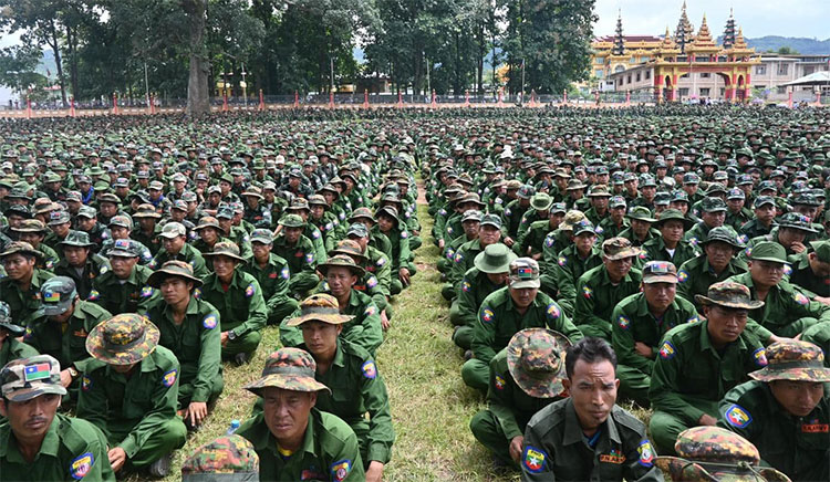 PNA တပ် ပျော်ပွဲ အတွက် လူထု ထံမှ ငွေကောက်   သတင်းနှင့် မီဒီယာ ကွန်ရက်။ ၂၀၂၆ ခုနှစ်၊ ဧပြီလ ၂၃ ရက်။   ရှမ်းပြည် တောင်ပိုင်း၊ ပအိုဝ်း ကိုယ်ပိုင်အုပ်ချုပ်ခွင့်ရဒေသ အတွင်းရှိ ကျေးရွာများတွင် ပအိုဝ်းပြည်သူ့စစ် (PNA) အဖွဲ့က တပ်ဖွဲ့ဝင်များ၏ ‘ပျော်ပွဲရွှင်ပွဲ’ အတွက်ဟု ဆိုကာ ဒေသခံများထံမှ ငွေကြေးများ ထပ်မံကောက်ခံနေ ကြောင်း ပြောသည်။   ကျောက်တလုံးကြီးမြို့နယ်ခွဲ အတွင်းရှိ ကျေးရွာများတွင် ယခင်က တစ်နှစ်လျှင် နှစ်ကြိမ် စစ်မှုထမ်းကြေး ကောက်ခံလေ့ရှိသော်လည်း၊ ယခုအခါ ပျော်ပွဲရွှင်ပွဲခေါင်းစဉ်အပြင် အခြားသော ခေါင်းစဉ်မျိုးစုံဖြင့် ပူးတွဲ ကောက်ခံလာခြင်းဖြစ်သည်ဟု ဒေသခံများက ပြောသည်။   ကျေးရွာရှိ အိမ်ထောင်စု တစ်စုလျှင် အနည်းဆုံး ကျပ် ၅,၀၀၀ မှ ၅၀,၀၀၀ အထိ ပေးဆောင်နေရပြီး နိုင်ငံခြား ရောက်နေသူများအတွက်လည်း ကောက်ခံသည်ဟု ဆိုသည်။   ဒေသတွင်း တောင်သူတစ်ဦးက “ထည့်ရတာတော့ အရမ်းမများပါဘူး။ ဒါပေမဲ့ ခဏခဏလာတယ်။ အကြောင်း မျိုးမျိုးပြတယ်လေ။ ဒီဘက်မှာလည်း စိတ်ရှုပ်ရတာပေါ့။ ခြံအလုပ်တစ်ဖက်၊ သူတို့အစည်းအဝေးတွေက တစ်ဖက်နဲ့ မနားရပါဘူး” ဟု ပြောသည်။   ပအိုဝ်းဒေသအတွင်း ခြောက်လတစ်ကြိမ် စစ်မှုထမ်းကြေးအဖြစ် ကျပ် ၃ သိန်း ပေးဆောင်ရသည့်အပြင် ယာဉ် ခွန်နှင့် စစ်အသုံးစရိတ် ခေါင်းစဉ်များကြောင့် တစ်အိမ်ထောင်လျှင် အနည်းဆုံး ကျပ် ၇ သိန်းခန့်အထိ ကုန်ကျနေ ကြောင်း ဆိုသည်။   နိုင်ငံခြားရောက် လူငယ်များမှာမူ နှစ်ဆပေးဆောင်ရသည်ဟု ဒေသခံများက ပြောသည်။   PNA ထံတွင် စစ်မှုထမ်းပြီး နေရပ်ပြန်လာသူတစ်ဦးကလည်း “အမျိုးမျိုးကောက်တာပဲ။ အခုနောက်ပိုင်းဆို သူတို့ မီဒီယာသင်တန်းပေးတယ်ပြောတယ်။ တကယ်က ထောက်လှမ်းရေးသင်တန်းပေါ့။ အဲဒါလည်း ငွေထည့် ရတာပဲ၊ လူလည်း လိုက်ရသေးတယ်” ဟု ပြောသည်။   အလားတူ ညောင်ရွှေမြို့နယ် အင်းလေးအရှေ့ဘက်ကမ်းတွင်လည်း နေရပ်ပြန်လာသည့် စစ်ဘေးရှောင်များထံမှ တစ်အိမ်လျှင် ကျပ်တစ်သိန်းစီ ကောက်ခံနေကြောင်း ဆိုသည်။   ဒေသခံများအနေဖြင့် စီးပွားရေးကျပ်တည်းနေသော်လည်း ငွေမထည့်ပါက လူမှုအသိုင်းအဝိုင်းမှ ဖယ်ကျဉ်မည် ဟူသော ခြိမ်းခြောက်မှုများကြောင့် အကြွေးချေးငှားကာ ထည့်ဝင်နေရသည့် အခြေအနေသို့ ဆိုက်ရောက်နေ ကြသည်။   လက်ရှိတွင် PNA ၏ လုပ်ရပ်များကြောင့် ပအိုဝ်းကျေးရွာများအတွင်း လူမှုစီးပွားဘဝများ ပိုမိုကျပ်တည်း လာနေပြီး ဒေသခံများမှာ စစ်ရေးဖိအားနှင့် ငွေကြေးဖိအား နှစ်ရပ်ကြားတွင် မြေစာပင်ဖြစ်နေရကြောင်း ဆိုသည်။   #PNA #ပအိုဝ်းပြည်သူ့စစ် #ပအိုဝ်းကိုယ်ပိုင်အုပ်ချုပ်ခွင့်ရဒေသ #ကျောက်တလုံးကြီးမြို့နယ်ခွဲ #ရှမ်းတောင်