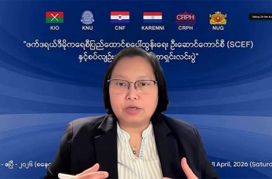 SCEF က အမျိုးသမီးများကို ဆုံးဖြတ်ချက်ချရာတွင် ပါဝင်စေမည်   သတင်းနှင့် မီဒီယာ ကွန်ရက်။ ၂၀၂၆ ခုနှစ်၊ ဧပြီလ ၂၃ ရက်။   မကြာမီက ဖွဲ့စည်းလိုက်သည့် တော်လှန်ရေး တပ်ပေါင်းစု ဖြစ်သည့် ဖက်ဒရယ် ဒီမိုကရေစီ ပေါ်ထွန်းရေး ဦးဆောင်ကော်မတီ SCEF တွင် အမျိုးသမီးများ၏ အခန်းကဏ္ဍကို ဆုံးဖြတ်ချက်ချနိုင်သည့် အဓိကမဏ္ဍိုင်အဖြစ် အာဏာခွဲဝေပေး သွားမည်ဟု ကောင်စီတာဝန်ရှိသူများက ပြောဆိုလိုက်သည်။   ယခုဖွဲ့စည်းလိုက်သည့် ကောင်စီတွင် အမျိုးသမီးကဏ္ဍကို သရုပ်ပြသက်သက်မဟုတ်ဘဲ ဖက်ဒရယ် ပြည်ထောင်စုသစ် ပေါ်ထွန်းရေးအတွက် ခိုင်မာသည့် ‘အခြေခံအုတ်မြစ်’ တစ်ခုအဖြစ် သတ်မှတ်ထားကြောင်း တာဝန်ရှိသူများက ပြောသည်။   SCEF ၏ စုဖွဲ့မှုတွင် ပြည်နယ်ဖက်ဒရယ်ယူနစ်များ၊ ပြည်သူ့ကိုယ်စားလှယ်များနှင့်အတူ ‘အမျိုးသမီးမဏ္ဍိုင်’ ကို တန်းတူထားရှိခြင်းမှာ တော်လှန်ရေးကာလအတွင်း တာဝန်ယူမှု၊ တာဝန်ခံမှုဆိုင်ရာ စီမံခန့်ခွဲမှုများကို ပိုမို အားကောင်းစေရန် ဖြစ်ကြောင်း SCEF အတွင်းရေးမှူးအဖွဲ့ဝင် ဦးအောင်ဆန်းမြင့်က ပြောသည်။   “အမျိုးသမီး မဏ္ဍိုင်ကို ကောင်စီဖွဲ့စည်းပုံပါ စဉ်းစားထည့်သွင်းထားခြင်းဟာ ကျနော်တို့ သရုပ်ပြ သက်သက် မဟုတ်ဘူးဆိုတာကို ကျနော့်အနေနဲ့ ပြောချင်ပါတယ်။ အမျိုးသမီး မဏ္ဍိုင်ဟာ ဖက်ဒရယ်ပေါ်ထွန်းရေး ဦးဆောင်ကော်မတီ ကောင်စီရဲ့ အခြေခံ အုတ်မြင့်တစ်ခုဖြစ်ပါတယ်။ အမျိုးသမီးများ ဦးဆောင်မှုမှာ ပါဝင်နေ ခြင်းအားဖြင့် အုပ်ချုပ်စီမံခန့်ခွဲမှု လုပ်ငန်းများ တာဝန်ယူမှု တာဝန်ခံမှုဆိုင်ရာများနဲ့ ဆုံးဖြတ်ချက်ချတဲ့ နေရာ များမှာ ပိုပြီး အားကောင်းစေနိုင်မယ်လို့ ကျနော်တို့ အနေနဲ့ ယုံကြည်ပါတယ်” ဟု ဦးအောင်ဆန်းမြင့်က ပြော သည်။   ‘ဖက်ဒရယ် ဒီမိုကရေစီ ပြည်ထောင်စု ပေါ်ထွန်းရေး ဦးဆောင်ကောင်စီ (SCEF)’ သည် ၅ နှစ်တာ တော်လှန်ရေး ကာလအတွင်း ရရှိခဲ့သည့် သင်ခန်းစာများကို အခြေခံကာ တော်လှန်ရေးမှ အသွင်ကူးပြောင်းရေးကာလသို့ ကူးပြောင်းပေးမည့် ‘ပေါင်းကူးတံတား’ တစ်စင်းအဖြစ်လည်း ရည်ရွယ် ဖွဲ့စည်းထားခြင်း ဖြစ်သည်ဟု ဆိုသည်။   ယခုစုဖွဲ့မှုသည် လွန်ခဲ့သည့် ၅ နှစ်အတွင်းက သင်ခန်းစာများကိုယူ၍ ဖော်ဆောင်သည့် ‘Next Level’ စုဖွဲ့မှု ဖြစ်ပြီး၊ လူဦးရေ၏ ၅၀ ရာခိုင်နှုန်းကျော်ကို ကိုယ်စားပြုသည့် အမျိုးသမီးကဏ္ဍမှာ အဓိကမဏ္ဍိုင်တစ်ခု ဖြစ်ကြောင်း NUG နိုင်ငံခြားရေးဝန်ကြီး ဒေါ်ဇင်မာအောင်ကလည်း အတည်ပြုခဲ့သည်။   ဒေါ်ဇင်မာအောင်က “ကျမတို့ လူဦးရေရဲ့ ၅၀ ရာခိုင်နှုန်းကျော် ကိုယ်စားပြုထားတဲ့ အမျိုးသမီး ကိုယ်စားပြုမှု ဆိုတဲ့ မဏ္ဍိုင်တွေပေါ့နော်။ ဒီစုဖွဲ့မှုတွေမှာ ဒီအခြေခံစဉ်းစားချက်တွေနဲ့ ကျမတို့ စုဖွဲ့ခဲ့ကြတာဖြစ်တယ်။ ဖြတ် သန်းခဲ့တဲ့ ၅ နှစ်အတွင်းက စုဖွဲ့မှုတွေအပေါ်မှာလည်း သင်ခန်းစာတွေယူပြီးတော့ ကျမတို့တွေ ဒီကဏ္ဍ ၅ ရပ် ပါမယ်။ စစ်ရေးရယ်၊ နိုင်ငံခြားရေး၊ လုံခြုံရေး၊ ကာကွယ်ရေး၊ ဖက်ဒရယ်ရေးနဲ့ ဘဏ္ဍာရေးပေါ့နော်။ ဒီလို ဆောင်ရွက်ချက်တွေက တော်လှန်ရေး အခြေအနေကို အောင်မြင်တိုးတက် ကောင်းမွန်စေရုံ သာမကဘဲနဲ့ ကျမ တို့ကိုပါ အသွင်ကူးပြောင်းရေးနဲ့ ဖက်ဒရယ်ဒီမိုကရေစီ ပြည်ထောင်စု တည်ဆောက်ရေးဆိုတဲ့ မျှော်မှန်းချက် များအတွက်ပါ အခြေခံကောင်းတွေဖြစ်ဖို့လို့ ချိန်ညှိဆောင်ရွက်သွားမှာ ဖြစ်ပါတယ်” ဟု ပြောသည်။   ဤကောင်စီသည် တစ်ခုတည်းသော ကွပ်ကဲမှုစနစ် (One Command) အောက်တွင် စစ်ရေးဗျူဟာများကို ပေါင်းစပ်ရန် ပြင်ဆင်နေသော်လည်း၊ နယ်စပ်ဒေသရှိ အင်အားကြီးအဖွဲ့အချို့မှာ အိမ်နီးချင်းနိုင်ငံများ၏ ပထဝီ နိုင်ငံရေး ဖိအားကြောင့် တရားဝင်အဖွဲ့ဝင်အဖြစ် မပါဝင်နိုင်သေးသည့်အပေါ် စိန်ခေါ်မှုများ ရှိနေဆဲဖြစ်သည်။   သို့သော်လည်း အဆိုပါအဖွဲ့များနှင့် မဟာမိတ် (Alliance) လမ်းကြောင်းမှတစ်ဆင့် စစ်ရေးနှင့် နိုင်ငံရေးအရ အမြဲထိတွေ့ချိတ်ဆက်နေကြောင်း SCEF ၏ ဧပြီလ ၁၂ ရက်နေ့က ပြုလုပ်သည့် သတင်းစာရှင်းလင်းပွဲတွင် ထည့်သွင်း ပြောဆိုထားသည်။   လာမည့် ရက်ပေါင်း ၆၀ အတွင်း SCEF အနေဖြင့် အခြားသော တော်လှန်ရေးအင်အားစုများ ထပ်မံပါဝင် လာရေးနှင့် ပြည်တွင်းပြည်ပ ထောက်ခံမှုရရှိရေးကို ဦးစားပေး လုပ်ဆောင်သွားမည် ဖြစ်ပြီး၊ အချုပ်အခြာ အာဏာကို ခွဲဝေကျင့်သုံးခြင်းနှင့် ပူးပေါင်းခေါင်းဆောင်မှုမူများဖြင့် ဖက်ဒရယ်ပြည်ထောင်စုသစ်ဆီသို့ ဆက် လက်ချီတက်သွားမည် ဟု ဆိုသည်။   #SCEF #အမျိုးသမီးကဏ္ဍ #အမျိုးသမီးပါဝင်မှု