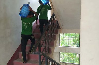 ဆီပြတ် မီးပြတ်သဖြင့် ရေသန့်နှင့် သောက်ရေများ ဈေးတက်   သတင်းနှင့် မီဒီယာ ကွန်ရက်။ ၂၀၂၆ ခုနှစ်၊ ဧပြီလ ၂၄ ရက်။   ဧရာဝတီတိုင်း ဒေသကြီး၊ ပုသိမ်မြို့တွင် ဖေဖော်ဝါရီလဆန်းပိုင်းမှ စတင်၍ လျှပ်စစ်မီးပြတ်တောက်မှုနှင့် စက်သုံးဆီဈေးနှုန်း ကြီးမြင့်မှုဒဏ်များကြောင့် သောက်ရေအဖြစ် အသုံးပြုနေသည့် စက်ရုံထုတ်ရေသန့်နှင့် တွင်းရေဈေးနှုန်းများ တစစ မြင့်တက်လာနေကြောင်း မြို့ခံများက ပြောသည်။   ပုသိမ်မြို့သည် ပင်လယ်နှင့်နီးကာ ဒီရေဝင်ထွက်မှုရှိသဖြင့် ရေချိုတူးဖော်ရရှိရန် ခက်ခဲသော ဒေသတစ်ခု ဖြစ်သည်။   လက်ရှိတွင် ရေသန့်တံဆိပ် အမျိုးအစားပေါ် မူတည်ကာ ၂၀ လီတာတစ်ဗူးလျှင် ယခင် ၁,၀၀၀ ကျပ်မှ ၁,၅၀၀ ကျပ်အထိလည်းကောင်း၊ တွင်းရေနှင့် စက်တွင်းရေ ၅ ဂါလံတစ်ပုံးလျှင် ၃၀၀ ကျပ်မှ ၅၀၀ ကျပ်အထိ လည်း ကောင်း ဈေးနှုန်းများ အသီးသီး မြင့်တက်သွားခြင်း ဖြစ်သည်။   အမှတ် (၄) ရပ်ကွက်မှ အသက် ၅၀ ခန့်ရှိ အမျိုးသမီး တစ်ဦးက “ဧရာမင်းနဲ့ ကောင်းသန့်တံဆိပ် ရေသန့်တွေ ကတော့ တစ်ဗူး ၁,၅၀၀ ကျပ်ပဲ။ ကျန်တဲ့တံဆိပ်တွေကတော့ ၁,၂၀၀ ရှိတယ်၊ ၁,၃၀၀ ရှိတယ်။ လူကြိုက် များ တဲ့ အပေါ်လိုက်ပြီး ဈေးအနည်းအများ ကွာသွားတာ” ဟု ပြောသည်။   ပုသိမ်မြို့ပေါ်တွင် ရေချိုရေသန့် ထွက်ရှိသည့် နေရာရှားပါးပြီး ဘိုကနောင်နှင့် ကျောက်စရစ်ကုန်း ရပ်ကွက်ရှိ အချို့နေရာများတွင်သာ တူးဖော်ရရှိနိုင်ခြင်းဖြစ်သည်။   အဆိုပါ ရပ်ကွက်များရှိ ရေတွင်းများမှ ရေကို မြို့ခံအများစုက အားကိုးနေရခြင်းလည်း ဖြစ်သည်။   အမှတ် (၄) ရပ်ကွက်မှ အသက် ၈၀ ခန့်ရှိ အမျိုးသားတစ်ဦးက “ဘိုကနောင်နဲ့ ကျောက်စရစ်ကုန်း ရပ် ကွက်မှာက ရေကောင်းတယ်၊ ရေချိုရေသန့်ထွက်တာပေါ့။ နေရာတိုင်းတော့ မဟုတ်ဘူးလေ။ တချို့နေရာမှာ တူးလို့ရတာ။ အဲဒီလူတွေဆီက ဝယ်ပြီး လက်တွန်းလှည်း၊ တုတ်တုတ်တွေနဲ့ လှည့်ရောင်းကြတာကို ဝယ်သုံး ကြရတာ” ဟု လက်ရှိအခြေအနေကို ရှင်းပြသည်။   ရေသန့်ထုတ်လုပ်သူများဘက်ကမူ လျှပ်စစ်မီးမမှန်ခြင်းနှင့် စက်သုံးဆီကို ခွဲတမ်းဖြင့် ဝယ်ယူနေရခြင်း၊ မှောင်ခို ဈေးကွက်တွင် ဈေးကြီးပေးဝယ်နေရခြင်းများကြောင့် ယခုကဲ့သို့ ဈေးတင်ရောင်းချရခြင်း ဖြစ်ကြောင်း ဆိုကြသည်။   ရေသန့်ထုတ်လုပ်သူတစ်ဦးက “လျှပ်စစ်မီးမရတော့ မီးစက်မောင်းပြီး စက်လည်ရတယ်။ ရေသန့်ပို့တော့ စက်သုံးဆီဈေးက ၂ ဆ ဖြစ်နေပြီလေ။ အဲဒီတော့ ရေသန့်ဈေးတင်လိုက်ရတယ်။” ဟု ပြောသည်။   ယခုအခါ ပုသိမ်မြို့ပေါ်တွင် ဧရာကင်း၊ NECTAR၊ ချိုအေးမြ၊ ကောင်းသန့်၊ စွယ်တော်နှင့် KMZ စသည့် ရေသန့် တံဆိပ်များ ထုတ်လုပ်ရောင်းချနေသော်လည်း အစစအရာရာ ကုန်ဈေးနှုန်းကြီးမြင့်မှုကြောင့် ရေရောင်းချသူ များလည်း အခက်တွေ့နေကြသည်။   ရေတွင်းမှ ရေကိုခပ်ယူကာ ရောင်းချရခြင်းဖြစ်သော်လည်း အခြေခံကုန်ဈေးနှုန်းများ အဆမတန် မြင့်တက်လာ ခြင်း ကြောင့် မိသားစု စားဝတ်နေရေး ပြေလည်စေရန်အတွက် ရေဈေးနှုန်းကို တိုးမြှင့်ရောင်းချရခြင်း ဖြစ်ကြောင်း လက်တွန်းလှည်းဖြင့် ရေရောင်းချသူတစ်ဦးက ဆိုသည်။     လက်ရှိတွင် ညောင်ပင်သာဘုန်းကြီးကျောင်း၊ ရွှေစည်းခုံဘုရားနှင့် ရွှေမုဌောဘုရားရှိ ရေတွင်းများမှာ ရေကောင်း ရေသန့် ထွက်ရှိသည့် နေရာများအဖြစ် လူသိများနေဆဲဖြစ်သော်လည်း မြို့လုံးကျွတ် သုံးစွဲရန်အတွက်မူ အခက် အခဲများ ရှိနေဆဲဖြစ်သည်။   နွေအပူရှိန် မြင့်တက်လာသည့်နှင့်အမျှ လျှပ်စစ်မီးနှင့် စက်သုံးဆီ အကျပ်အတည်းများကြောင့် ပုသိမ်မြို့ခံတို့မှာ သောက်ရေအတွက်ပါ ကုန်ကျစရိတ် ပိုမိုသုံးစွဲနေရဟု ပြောဆိုနေကြသည်။   #ဧရာဝတီတိုင်း #ပုသိမ်မြို့ #သောက်သုံးရေ