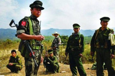 ကချင်ပြည်မှာ စစ်ရေး ပိုမို တင်းမာလာနိုင်ဟု KIO သတိပေး   သတင်းနှင့် မီဒီယာ ကွန်ရက်။  ၂၀၂၆ ခုနှစ်၊ ဧပြီလ ၂၅ ရက်။   စစ်ဦးစီးချုပ်အသစ် “လက်စွမ်းပြလိုမှုနှင့်အတူ” ကချင်ပြည်အတွင်း စစ်ရေးပိုမိုတင်းမာလာနိုင်ဟု ကချင်လွတ်လပ် ရေးအဖွဲ့ KIO သတိပေးလိုက်သည်။   စစ်တပ်ဘက်မှ စစ်ဦးစီးချုပ်အသစ် အပြောင်းအလဲပြုလုပ်လာမှုနှင့်အတူ လက်စွမ်းပြလိုသည့် ဆန္ဒရှိနိုင်သဖြင့် ကချင်ပြည်အတွင်း ရှေ့လာမည့်ကာလများတွင် စစ်ရေးပိုမိုတင်းမာလာနိုင်ကြောင်း၊ ပြည်သူများအနေဖြင့် စစ်ရေးသတင်းများကို အမြဲနားစွင့်ကာ သတိဖြင့် သွားလာကြရန် KIO အဖွဲ့၏ သတင်းနှင့်ပြန်ကြားရေး တာဝန်ခံ ဗိုလ်မှူးကြီးနော်ဘူက ပြောဆိုလိုက်သည်။   လက်ရှိစစ်ရေးအခြေအနေနှင့် ပတ်သက်၍ ဗိုလ်မှူးကြီးနော်ဘူက “စစ်ကော်မရှင်တွေလည်း အခုသူတို့ အပြောင်း အလဲတွေပေါ့နော်။ အင်္ကျီတွေ အဝတ်အထည်တွေလဲပြီးမှ အစိုးရဖွဲ့စည်းတဲ့ အချိန်ကာလဆိုတော့ သူတို့လည်း စစ်ဦးစီးချုပ်လည်း အခု အသစ် ပြန်ရွေးလာတယ်ဆိုတော့ သူလည်း နည်းနည်းလက်စွမ်းပြချင်တဲ့ ဆန္ဒလည်း ရှိမှာပေါ့။ ဒါကြောင့် စစ်ရေး အခြေအနေကိုတော့ အမြဲတမ်းနားထောင်ဖို့ အရေးကြီးပါတယ်” ဟု ပြောသည်။   မြေပြင်အခြေအနေများအရ ဗန်းမော်မြို့နယ်ရှိ ခလရ (၄၀) ပတ်ဝန်းကျင်တွင် စစ်တပ်နှင့် ကချင်လွတ်လပ်ရေး တပ်မတော် KIA ပူးပေါင်းတပ်များအကြား တိုက်ပွဲများ နေ့စဉ်နီးပါး ဖြစ်ပွားနေပြီး စစ်တပ်ဘက်မှ လက်နက်ကြီး၊ ဒရုန်းနှင့် လေကြောင်းတိုက်ခိုက်မှုများကို အမြဲတမ်းပြုလုပ်နေကြောင်း ဆိုသည်။   ထို့ပြင် ဝိုင်းမော်မြို့နယ်ရှိ မိုင်းနားနှင့် စံပြတောင်တစ်ဝိုက်တွင်လည်း ထိတွေ့ရင်ဆိုင်တိုက်ပွဲများ ခပ်စိပ်စိပ် ဖြစ်ပွားနေသဖြင့် အမြဲတမ်း သတိအနေအထားဖြင့် စောင့်ကြည့်နေရသည့် အခြေအနေဖြစ်သည်။   တနိုင်းဒေသရှိ ပယင်းမှော်ဘက်တွင် KIA နှင့် ပူးပေါင်းတပ်များက စစ်တပ်၏ အခိုင်အမာစခန်းများကို ထိုးစစ် ဆင်နေကြောင်း ဗိုလ်မှူးကြီးနော်ဘူက အတည်ပြုသည်။ ဧပြီလ ၂၄ ရက်နေ့အထိ တိုက်ပွဲများ ဆက်ဖြစ်နေ သည်ဟု ပြောသည်။   “ပယင်းမှော်ဖက်မှာ ဖြစ်ပါတယ်။ နန်ဗျူချောင်းတစ်ကြောလုံးမှာရှိတဲ့ စစ်ကော်မရှင်တပ်တွေ အဓိကကတော့ ဝှေ့လော့ဆိုတဲ့ စခန်းရယ်၊ နောက် ဟာလောင်ကောင်ဆိုတဲ့ စခန်းရယ်ပေါ့။ အဲဒီစခန်း ၂ ခုရဲ့ ရှေ့တန်း ကာကင်း ဖြစ်နေတဲ့ အဲဒီလမ်းတစ်ကြောမှာ ဖွင့်ထားတဲ့ ကာကင်းပို့စ် ၂ ခုကတော့ သိမ်းပိုက်လိုက်တာ ရှိပါတယ်။ ဒါပေ မယ့် ဟို အခိုင်အမာ လုပ်ထားတဲ့ စခန်း ၂ ခုကိုတော့ မသိမ်းရသေးပါဘူး။ အဲဒီနေရာဖက်မှာလည်း တိုက်ပွဲက တော့ ဆက်ဖြစ်နေပါတယ်” ဟု ဗိုလ်မှူးကြီးနော်ဘူက ပြောသည်။   ဖားကန့်ဒေသတွင် တိုက်ပွဲများ တစ်ပတ်ခန့် ငြိမ်သက်နေသော်လည်း စစ်တပ်၏ ဗျူဟာကုန်းမှ လက်နက်ကြီး များဖြင့် ရမ်းသန်းပစ်ခတ်မှုကြောင့် ပြည်သူထိခိုက်ဒဏ်ရာရသူ နေ့စဉ်နှင့်အမျှတိုးလာနေသည်ဟု ဆိုသည်။   ထို့ပြင် ဧပြီလ တတိယပတ်အတွင်း လုံးခင်းဘက်ရှိ ဆေးဆိုင်နှင့် တည်းခိုခန်းများတွင် ပြည်သူများကို ဖမ်းဆီးမှု များရှိနေသဖြင့် ဖားကန့် တစ်ခွင်လုံးတွင် အချိန်မရွေး တိုက်ပွဲများ ပြန်လည်ပြင်းထန်လာနိုင်သည့် အခြေအနေ တွင် ရှိနေသည်။   အခြားတစ်ဖက်တွင်မူ ခေါင်လန်ဖူးဒေသရှိ စစ်တပ်လက်အောက်ခံ ပြည်သူ့စစ်များအတွင်း စစ်မတိုက်ချင်သဖြင့် ထွက်ပြေးမှုများ ရှိနေသည်။     ပူတာအိုအခြေစိုက် ပြည်သူ့စစ်အဖွဲ့ဝင်များသည် နေရပ်ပြန်ပါက ပြန်လည်ဖမ်းဆီးခံရမည်ကို စိုးရိမ်နေကြပြီး ဒေသခံများ၏ ပြောပြချက်အရ ၎င်းတို့မှာ ကြောက်လန့်နေသည့် အနေအထားရှိကြောင်း သိရသည်။   လက်ရှိတွင် လမ်းပိုင်းအချို့ကို ပြည်သူလူထု လုံခြုံရေးအတွက် KIA ဘက်မှ အကန့်အသတ်မရှိ ပိတ်ထားရခြင်း ဖြစ်ပြီး၊ ပြည်သူများအနေဖြင့် ခရီးသွားလာရာတွင် မြေပြင်နှင့် ဝေဟင်သတင်းများကို ဂရုတစိုက် နားထောင်ရင်း သွားလာကြရန် ဗိုလ်မှူးကြီးနော်ဘူက တိုက်တွန်းထားသည်။   #ကချင်တိုက်ပွဲ #KIA #KIO #စစ်အုပ်စု