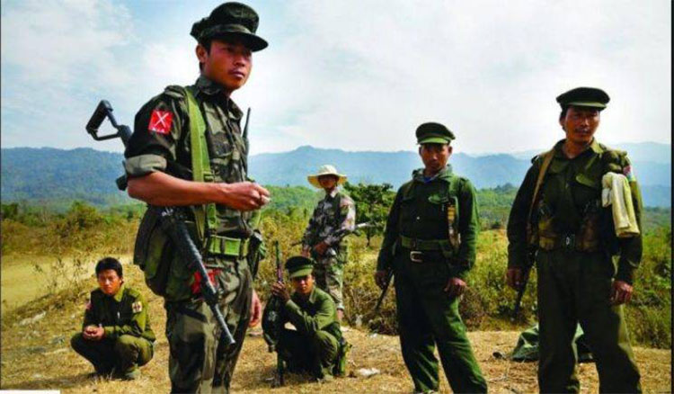 ကချင်ပြည်မှာ စစ်ရေး ပိုမို တင်းမာလာနိုင်ဟု KIO သတိပေး   သတင်းနှင့် မီဒီယာ ကွန်ရက်။  ၂၀၂၆ ခုနှစ်၊ ဧပြီလ ၂၅ ရက်။   စစ်ဦးစီးချုပ်အသစ် “လက်စွမ်းပြလိုမှုနှင့်အတူ” ကချင်ပြည်အတွင်း စစ်ရေးပိုမိုတင်းမာလာနိုင်ဟု ကချင်လွတ်လပ် ရေးအဖွဲ့ KIO သတိပေးလိုက်သည်။   စစ်တပ်ဘက်မှ စစ်ဦးစီးချုပ်အသစ် အပြောင်းအလဲပြုလုပ်လာမှုနှင့်အတူ လက်စွမ်းပြလိုသည့် ဆန္ဒရှိနိုင်သဖြင့် ကချင်ပြည်အတွင်း ရှေ့လာမည့်ကာလများတွင် စစ်ရေးပိုမိုတင်းမာလာနိုင်ကြောင်း၊ ပြည်သူများအနေဖြင့် စစ်ရေးသတင်းများကို အမြဲနားစွင့်ကာ သတိဖြင့် သွားလာကြရန် KIO အဖွဲ့၏ သတင်းနှင့်ပြန်ကြားရေး တာဝန်ခံ ဗိုလ်မှူးကြီးနော်ဘူက ပြောဆိုလိုက်သည်။   လက်ရှိစစ်ရေးအခြေအနေနှင့် ပတ်သက်၍ ဗိုလ်မှူးကြီးနော်ဘူက “စစ်ကော်မရှင်တွေလည်း အခုသူတို့ အပြောင်း အလဲတွေပေါ့နော်။ အင်္ကျီတွေ အဝတ်အထည်တွေလဲပြီးမှ အစိုးရဖွဲ့စည်းတဲ့ အချိန်ကာလဆိုတော့ သူတို့လည်း စစ်ဦးစီးချုပ်လည်း အခု အသစ် ပြန်ရွေးလာတယ်ဆိုတော့ သူလည်း နည်းနည်းလက်စွမ်းပြချင်တဲ့ ဆန္ဒလည်း ရှိမှာပေါ့။ ဒါကြောင့် စစ်ရေး အခြေအနေကိုတော့ အမြဲတမ်းနားထောင်ဖို့ အရေးကြီးပါတယ်” ဟု ပြောသည်။   မြေပြင်အခြေအနေများအရ ဗန်းမော်မြို့နယ်ရှိ ခလရ (၄၀) ပတ်ဝန်းကျင်တွင် စစ်တပ်နှင့် ကချင်လွတ်လပ်ရေး တပ်မတော် KIA ပူးပေါင်းတပ်များအကြား တိုက်ပွဲများ နေ့စဉ်နီးပါး ဖြစ်ပွားနေပြီး စစ်တပ်ဘက်မှ လက်နက်ကြီး၊ ဒရုန်းနှင့် လေကြောင်းတိုက်ခိုက်မှုများကို အမြဲတမ်းပြုလုပ်နေကြောင်း ဆိုသည်။   ထို့ပြင် ဝိုင်းမော်မြို့နယ်ရှိ မိုင်းနားနှင့် စံပြတောင်တစ်ဝိုက်တွင်လည်း ထိတွေ့ရင်ဆိုင်တိုက်ပွဲများ ခပ်စိပ်စိပ် ဖြစ်ပွားနေသဖြင့် အမြဲတမ်း သတိအနေအထားဖြင့် စောင့်ကြည့်နေရသည့် အခြေအနေဖြစ်သည်။   တနိုင်းဒေသရှိ ပယင်းမှော်ဘက်တွင် KIA နှင့် ပူးပေါင်းတပ်များက စစ်တပ်၏ အခိုင်အမာစခန်းများကို ထိုးစစ် ဆင်နေကြောင်း ဗိုလ်မှူးကြီးနော်ဘူက အတည်ပြုသည်။ ဧပြီလ ၂၄ ရက်နေ့အထိ တိုက်ပွဲများ ဆက်ဖြစ်နေ သည်ဟု ပြောသည်။   “ပယင်းမှော်ဖက်မှာ ဖြစ်ပါတယ်။ နန်ဗျူချောင်းတစ်ကြောလုံးမှာရှိတဲ့ စစ်ကော်မရှင်တပ်တွေ အဓိကကတော့ ဝှေ့လော့ဆိုတဲ့ စခန်းရယ်၊ နောက် ဟာလောင်ကောင်ဆိုတဲ့ စခန်းရယ်ပေါ့။ အဲဒီစခန်း ၂ ခုရဲ့ ရှေ့တန်း ကာကင်း ဖြစ်နေတဲ့ အဲဒီလမ်းတစ်ကြောမှာ ဖွင့်ထားတဲ့ ကာကင်းပို့စ် ၂ ခုကတော့ သိမ်းပိုက်လိုက်တာ ရှိပါတယ်။ ဒါပေ မယ့် ဟို အခိုင်အမာ လုပ်ထားတဲ့ စခန်း ၂ ခုကိုတော့ မသိမ်းရသေးပါဘူး။ အဲဒီနေရာဖက်မှာလည်း တိုက်ပွဲက တော့ ဆက်ဖြစ်နေပါတယ်” ဟု ဗိုလ်မှူးကြီးနော်ဘူက ပြောသည်။   ဖားကန့်ဒေသတွင် တိုက်ပွဲများ တစ်ပတ်ခန့် ငြိမ်သက်နေသော်လည်း စစ်တပ်၏ ဗျူဟာကုန်းမှ လက်နက်ကြီး များဖြင့် ရမ်းသန်းပစ်ခတ်မှုကြောင့် ပြည်သူထိခိုက်ဒဏ်ရာရသူ နေ့စဉ်နှင့်အမျှတိုးလာနေသည်ဟု ဆိုသည်။   ထို့ပြင် ဧပြီလ တတိယပတ်အတွင်း လုံးခင်းဘက်ရှိ ဆေးဆိုင်နှင့် တည်းခိုခန်းများတွင် ပြည်သူများကို ဖမ်းဆီးမှု များရှိနေသဖြင့် ဖားကန့် တစ်ခွင်လုံးတွင် အချိန်မရွေး တိုက်ပွဲများ ပြန်လည်ပြင်းထန်လာနိုင်သည့် အခြေအနေ တွင် ရှိနေသည်။   အခြားတစ်ဖက်တွင်မူ ခေါင်လန်ဖူးဒေသရှိ စစ်တပ်လက်အောက်ခံ ပြည်သူ့စစ်များအတွင်း စစ်မတိုက်ချင်သဖြင့် ထွက်ပြေးမှုများ ရှိနေသည်။     ပူတာအိုအခြေစိုက် ပြည်သူ့စစ်အဖွဲ့ဝင်များသည် နေရပ်ပြန်ပါက ပြန်လည်ဖမ်းဆီးခံရမည်ကို စိုးရိမ်နေကြပြီး ဒေသခံများ၏ ပြောပြချက်အရ ၎င်းတို့မှာ ကြောက်လန့်နေသည့် အနေအထားရှိကြောင်း သိရသည်။   လက်ရှိတွင် လမ်းပိုင်းအချို့ကို ပြည်သူလူထု လုံခြုံရေးအတွက် KIA ဘက်မှ အကန့်အသတ်မရှိ ပိတ်ထားရခြင်း ဖြစ်ပြီး၊ ပြည်သူများအနေဖြင့် ခရီးသွားလာရာတွင် မြေပြင်နှင့် ဝေဟင်သတင်းများကို ဂရုတစိုက် နားထောင်ရင်း သွားလာကြရန် ဗိုလ်မှူးကြီးနော်ဘူက တိုက်တွန်းထားသည်။   #ကချင်တိုက်ပွဲ #KIA #KIO #စစ်အုပ်စု