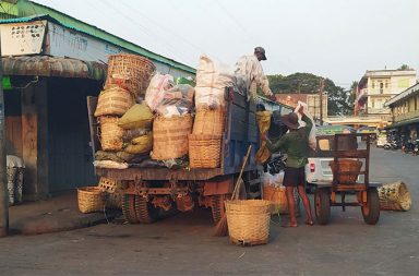 အမှိုက်ကား မလာ၍ ပုသိမ်မြို့ခံများ အခက်တွေ့   သတင်းနှင့် မီဒီယာ ကွန်ရက်။ ၂၀၂၆ ခုနှစ်၊ ဧပြီလ ၂၇ ရက်။   ဧရာဝတီတိုင်းဒေသကြီး၊ ပုသိမ်မြို့နယ် စည်ပင်သာယာရေးကော်မတီက အခွန်များကို တိုးမြှင့်ကောက်ခံခဲ့ သော် လည်း စက်သုံးဆီပြတ်လပ်သည်ဟု အကြောင်းပြကာ ရပ်ကွက်များအတွင်း အမှိုက်သိမ်းယာဉ်များ လာရောက် ခြင်း မရှိတော့သဖြင့် မြို့ခံများ အမှိုက်စွန့်ပစ်ရန် အခက်အခဲဖြစ်နေကြသည်။   ပုသိမ်စည်ပင်သည် ၂၀၂၅-၂၀၂၆ ဘဏ္ဍာနှစ်၊ ဒုတိယ (၆) လပတ်အတွက် အဆောက်အအုံနှင့် မြေခွန်၊ လမ်းမီးခွန်၊ အမှိုက်နှင့် အညစ်အကြေးခွန် စသည့် အခွန် (၃) မျိုးပေါင်းကို ယခင်နှစ်ကထက် ၁၀ ရာခိုင်နှုန်း တိုးမြှင့်ကောက်ခံ ခဲ့ခြင်း ဖြစ်သည်။   အသက် (၅၀) ကျော်အရွယ် အခွန်ထမ်းတစ်ဦးက “တစ်နှစ်ကို နှစ်ကြိမ်ဆောင်ရတာ၊ ခြောက်လတစ်ကြိမ်ပေါ့။ မြေခွန်လို့ပဲ အလွယ်ခေါ်ကြတာ။ အရင်နှစ်က ၁၄၀၀ ကျပ် ဆောင်ရတယ်၊ ဒီနှစ်မှာ ၂၁၀၀ ကျပ်ထိ တက်ဆောင်ရတာ။ အခွန်သာတိုးဆောင်နေရတာ အမှိုက်ကားက မလာတာကြာပြီ” ဟု ပြောသည်။   စစ်အုပ်စုက ပြုလုပ်သည့် ရွေးကောက်ပွဲ ကာလမတိုင်မီက တစ်ရက်ခြား အချိန်မှန် လာရောက်ခဲ့သော်လည်း မတ်လဆန်းပိုင်းမှ စတင်ကာ အမှိုက်သိမ်းယာဉ်များမှာ သုံးရက်ခြား တစ်ခါခန့်သာ လာရောက်တော့ကြောင်း မြို့ခံများက ဆိုသည်။   ပုသိမ်မြို့ခံ အသက် (၄၀) အရွယ် အမျိုးသားတစ်ဦးကလည်း “သူတို့လုပ်မယ့် ရွေးကောက်ပွဲ မတိုင်ခင်တုန်း ကတော့ မြို့ကလမ်းမတွေပေါ်မှာ အမှိုက်တစ်စမြင် တစ်စကောက် ဆိုတဲ့ဆောင်ပုဒ်နဲ့ မြို့တော်သာယာလှပ သန့်ရှင်းစေရမယ်တဲ့ မဲဆွယ်တာလေ။ ခုကတော့ ငြမ်းဖျက်တာမဟုတ်ဘူး၊ ဖြိုပါပစ်လိုက်တာ” ဟု စည်ပင်၏ ပြောင်းလဲသွားသော အခြေအနေကို ဝေဖန်ပြောဆိုသည်။   ဖေဖော်ဝါရီလအတွင်း အရှေ့အလယ်ပိုင်း စစ်ရေးအခြေအနေကြောင့် စက်သုံးဆီဈေးနှုန်းများ မြင့်တက်လာမှုကို အခွင့်ကောင်းယူကာ စည်ပင်က အမှိုက်သိမ်းခြင်းလုပ်ငန်းကို လျှော့ချခဲ့ခြင်းဖြစ်ကြောင်း မြို့ခံများက ယူဆနေ ကြသည်။   အမှတ် (၂) ရပ်ကွက်မှ အမျိုးသမီးတစ်ဦးက “စည်ပင်က ဆီပြတ်တာကို အခွင့်ကောင်းယူပြီး အမှိုက်သိမ်းကား ပျောက်သွားလိုက်တာ။ တစ်ပတ် တစ်ရက်လောက်ကနေ ခုတော့ သင်္ကြန်မကျခင်ကတည်းက လုံးလုံး မလာ တော့တာ ခုချိန်ထိပဲ” ဟု ပြောသည်။   ထို့ပြင် စည်ပင်ဝန်ထမ်းအချို့သည် သတ်မှတ်ထားသည့် အမှိုက်သိမ်းခေါက်ရေကို လျှော့ချကာ ပိုလျှံသည့် စက်သုံးဆီများကို မှောင်ခိုဈေးကွက်တွင် ပြန်လည်ရောင်းချ၍ ကိုယ်ကျိုးရှာနေကြကြောင်း စည်ပင်ဝန်ထမ်း တစ်ဦးက ပြောသည်။   ထိုသို့ ရပ်ကွက်များအတွင်း အမှိုက်မသိမ်းသော်လည်း ငွေကြေးပေးနိုင်သည့် ကုန်စိမ်းဒိုင်များနှင့် ကြံဆိုင်ကြီးများ ရှိရာ နတ်လမ်းတစ်ကြောတွင်မူ အမှိုက်များကို နေ့စဉ်သိမ်းပေးနေကြောင်း ဈေးသည်များက ဆိုသည်။   မြို့မဈေးမှ ဈေးသည်တစ်ဦးက “နတ်လမ်းက ကြံဆိုင်တွေနဲ့ ကုန်စိမ်းဒိုင်တွေက ငွေပေးနိုင်ကြတော့ သူတို့ အမှိုက်တွေကိုတော့ တစ်နေ့မှမပျက်ဘူး သိမ်းပေးနေတာ” ဟု ပြောသည်။   လက်ရှိတွင် အမှိုက်ပုံများအနီး နေထိုင်သူများမှာ အနံ့ဆိုးများ၊ ယင်ကောင်နှင့် ကြွက်များ ပေါများလာမှုကြောင့် ကျန်းမာရေး ထိခိုက်မည်ကို စိုးရိမ်နေကြပြီး မိုးမကျမီ အမှိုက်များကို အမြန်ဆုံး ရှင်းလင်းပေးရန် လိုလားနေကြ သည်။   ပုသိမ်စည်ပင်သည် အများပိုင် မြေကွက်များကို လက်သိပ်ထိုးရောင်းချခြင်း၊ လာဒ်ငွေယူ၍ အထပ်မြင့် အဆောက်အအုံများ ဆောက်လုပ်ခွင့်ပြုခြင်းနှင့် အိုးဝေ၊ ဆိုင်ကယ် ဘီးခွန်များကို ယခင်ကထက် (၂) ဆ တိုးမြှင့် ကောက်ခံနေခြင်းတို့ကြောင့်လည်း မြို့ခံများ၏ ဝေဖန်မှုကို ခံနေရသည်။   #ဧရာဝတီတိုင်း #ပုသိမ်