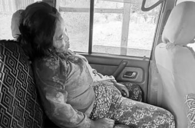 ဖားကန့်တွင် စစ်ရေးတင်းမာ၊ အရပ်သားများ ထိခိုက်သေဆုံးမှုများ ရှိနေ   သတင်းနှင့် မီဒီယာ ကွန်ရက်။ ၂၀၂၆ ခုနှစ်၊ ဧပြီလ ၂၇ ရက်။   ကချင်ပြည်နယ် ဖားကန့်တွင် စစ်ရေး တင်းမာနေပြီး အရပ်သား ထိခိုက် သေကြေမှုများ ရှိနေသည်ဟု ဒေသခံများက ပြောသည်။   ကချင်ပြည်၊ ဖားကန့်တွင် စစ်တပ်နှင့် ပြည်သူ့စစ် ပူးပေါင်းအဖွဲ့များက စစ်ကြောင်းထိုး ဝင်ရောက်လာပြီးနောက် အရပ်သားပြည်သူများကို ပစ်သတ်မှုများ ဆက်တိုက်ကျူးလွန်နေသဖြင့် ဒေသအတွင်း စစ်ရေးအခြေအနေ အလွန်တင်းမာနေကာ အချိန်မရွေး တိုက်ပွဲကြီးများ ပေါက်ကွဲလာနိုင်ကြောင်း ဒေသခံများက ပြောသည်။   ဧပြီလ ၂၄ ရက်နှင့် ၂၅ ရက်နေ့များအတွင်း ဖားကန့်မြို့နယ်၌ စစ်တပ်၏ ပစ်ခတ်မှုကြောင့် အမျိုးသမီးတစ်ဦး အပါအဝင် အနည်းဆုံး အရပ်သား ၄ ဦး သေဆုံးခဲ့သည်။   ဧပြီလ ၂၄ ရက်နေ့က ဖားကန့်-ကာမိုင်းလမ်းပေါ်ရှိ နန့်ယားကျေးရွာ အနီးတွင် ခရီးသွားကားတစ်စီးကို စစ်တပ်က ပစ်ခတ်ခဲ့ရာ အသက် ၂၆ နှစ်အရွယ် မရွှေဇင်ဦး သေဆုံးခဲ့ပြီး အမျိုးသားတစ်ဦး ပြင်းထန်ဒဏ်ရာ ရရှိခဲ့သည်။   ထို့ပြင် ဧပြီလ ၂၅ ရက်နေ့ မွန်းလွဲပိုင်း၌လည်း လုံးခင်းကျေးရွာအုပ်စု အတွင်းရှိ မှော်ဆီစာနှင့် အောင်သာယာ ကျေးရွာတို့တွင် အမျိုးသား ၃ ဦး ထပ်မံပစ်သတ်ခံခဲ့ရသည်။     ကချင်လွတ်လပ်ရေးအဖွဲ့ (KIO) ပြောရေးဆိုခွင့်ရှိသူ ဗိုလ်မှူးကြီးနော်ဘူက “ဖားကန့်ဖက်မှာ စစ်ရေးလှုပ်ရှားမှု တွေကတော့ နေ့တိုင်းရှိပါတယ်။ အဲဒီလုံးခင်းဖက်က ဆေးဆိုင်တွေ၊ တည်းခိုခန်းတွေ တော်တော်များများမှာ သူတို့ဝင်ပြီးမှ ပြည်သူလူထုတွေကို ဖမ်းသွားတာ။ နောက် သူတို့ မသင်္ကာတဲ့ ရပ်ကွက်ထဲမှာ ဗျူဟာကုန်းကနေ လက်နက်ကြီး ပစ်လို့ ပြည်သူလူထုတွေ ထိခိုက်တာလည်း နေ့တိုင်းလိုရှိပါတယ်။ ဖားကန့်တစ်ခွင်လုံးမှာ အချိန်မရွေးတိုက်ပွဲတွေ ဖြစ်နိုင်တဲ့ အခြေအနေဖြစ်ပါတယ်” ဟု ပြောသည်။   မြေပြင်စစ်ရေး သတင်းရင်းမြစ်များ၏ အဆိုအရ ဧပြီလ ၂၅ ရက်နေ့ မွန်းတည့်ချိန်တွင် လုံးခင်းဂေါက်ကွင်းနှင့် ဆေးရုံဟောင်းတလျှောက် တပ်စွဲထားသည့် စစ်တပ်နှင့် ပြည်သူ့စစ်ပူးပေါင်းအဖွဲ့များကို KIA နှင့် PDF ပူးပေါင်း တပ်များက ဒရုန်းဖြင့် ဗုံးကြဲတိုက်ခိုက်ခဲ့ရာ စစ်တပ်ဘက်မှ သေဆုံးမှုရှိခဲ့ကြောင်း သိရသည်။   အဆိုပါ တိုက်ခိုက်မှုကြောင့် အထိနာသွားသည့် စစ်တပ်က ရမ်းသမ်းပစ်ခတ်မှုများ လုပ်ဆောင်ရာမှ အရပ်သား များ သေဆုံးခဲ့ခြင်း ဖြစ်နိုင်ကြောင်း ဒေသခံများက ပြောသည်။   လက်ရှိတွင် စစ်တပ်သည် ဆုံးရှုံးသွားသော နယ်မြေများကို ပြန်လည်ရယူရန်အတွက် အမှတ် (၃) ဒေသကွပ်ကဲမှု စစ်ဌာနချုပ်နှင့် တပ်မ (၃၃) လက်အောက်ခံတပ်ရင်းများ အပြင် ဝါရာဇွပ်ပြည်သူ့စစ် အင်အားများကိုပါ အသုံးပြု၍ ဖားကန့်ကျောက်စိမ်းမြေ အတွင်းသို့ အလုံးအရင်းဖြင့် စစ်ကြောင်းထိုးနေသည်။   စစ်တပ် စစ်ကြောင်းများ ဆက်တိုက်ဝင်ရောက်လာခြင်းကြောင့် KIA အမှတ် (၆) တပ်ရင်းက ဖားကန့်-နန့်ယား-ကာမိုင်း လမ်းပိုင်းကို ဧပြီ ၂၂ ရက်နေ့မှစတင်ကာ အများပြည်သူ အနေဖြင့် ဖြတ်သန်းသွားလာခြင်း မပြုရန် ရက်အကန့်အသတ်မရှိ ပိတ်ပင်ထားသည်။   ဖားကန့်ဒေသတွင် ပြီးခဲ့သည့် ဖေဖော်ဝါရီလနှင့် ဧပြီလလယ်ပိုင်းကလည်း စစ်တပ်က အရပ်သားများကို ပစ်သတ်၍ လမ်းပေါ်တွင် အလောင်းစွန့်ပစ်ခဲ့သည့် ဖြစ်စဉ်များ ရှိခဲ့ဖူးသည်။   #ဖားကန့်တိုက်ပွဲ #အရပ်သားထိခိုက်မှု