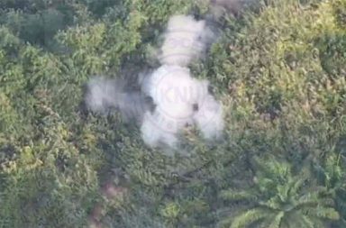 တနင်္သာရီတိုင်းတွင် စစ်တပ်၏ အခိုင်အမာ စခန်းတစ်ခုကို KNLA ပူးပေါင်းတပ်များ သိမ်းပိုက်   သတင်းနှင့် မီဒီယာ ကွန်ရက်။ ၂၀၂၆ ခုနှစ်၊ ဧပြီလ ၂၇ ရက်။   မြိတ်-ကော့သောင်း လမ်းပေါ်ရှိ စစ်တပ်၏ ဘိုဒါးစခန်းကို KNLA ပူးပေါင်းတပ်များ တိုက်ခိုက်သိမ်းပိုက် လိုက်သည်။   တနင်္သာရီတိုင်းဒေသကြီး၊ ဘုတ်ပြင်းမြို့နယ်အတွင်းရှိ မြိတ်-ကော့သောင်း ပြည်ထောင်စုကားလမ်းမပေါ်တွင် အခိုင်အမာတပ်စွဲထားသည့် စစ်တပ်၏ ဘိုဒါးစခန်းကို KNLA နှင့် ပူးပေါင်းတပ်ဖွဲ့များက ၅ ရက်ကြာ တိုက်ခိုက် ပြီးနောက် သိမ်းပိုက်နိုင်ခဲ့ခြင်းသည်။   ဘုတ်ပြင်းမြို့နှင့် ပြည်ကြီးမဏ္ဍိုင်မြို့အကြား အမှတ် (၈) ပြည်ထောင်စုကားလမ်းပေါ်တွင် တည်ရှိပြီး စစ်တပ်က ၂ နှစ်ကျော်ကြာ တပ်စွဲထားသည့် အဆိုပါစခန်းကို ကရင်အမျိုးသား လွတ်မြောက်ရေး တပ်မတော် (KNLA) နှင့် ပြည်သူ့ကာကွယ်ရေး ပူးပေါင်းတပ်ဖွဲ့များက ဧပြီလ ၂၄ ရက်နေ့ ညနေ ၃ နာရီခန့်တွင် သိမ်းပိုက်နိုင်ခဲ့ခြင်း ဖြစ်ကြောင်း KNU တပ်မဟာ (၄) မြိတ်-ထားဝယ်ခရိုင်က ထုတ်ပြန်သည်။   တိုက်ပွဲအခြေအနေနှင့် ပတ်သက်၍ KNU တပ်မဟာ (၄) ၏ အတွင်းရေးမှူး ပဒိုစောအယ်နားက “စခန်းကနေ စစ်တပ်တပ်ဖွဲ့ဝင်တွေ အားလုံး ထွက်ပြေးသွားကြတယ်။ ပူးပေါင်းအဖွဲ့တွေဘက်က ဘာမှထိခိုက်ကျဆုံးမှု မရှိဘူး။ အရပ်သားတွေလည်း ဖမ်းဆီးသတ်ဖြတ်ခံရတာမျိုးတွေလည်း မရှိဘူး” ဟု အတည်ပြုပြောသည်။   ဘိုဒါးစခန်းတွင် စစ်တပ် လက်အောက်ခံ တပ်သားအယောက် ၂၀ ခန့် အခြေစိုက်ထားခြင်း ဖြစ်ပြီး ပူးပေါင် းတပ်ဖွဲ့များဘက်မှ ဒရုန်းဖြင့် ဗုံးသီးချတိုက်ခိုက်မှုများ ပြုလုပ်ခဲ့ရာ စစ်သားများ စခန်းကိုစွန့်ခွာ၍ ထွက်ပြေးသွားကြခြင်းဖြစ်သည်။   အဆိုပါစခန်းကို ဧပြီလ ၂၀ ရက်နေ့ကတည်းက စတင်ထိုးစစ်ဆင်ခဲ့ခြင်းဖြစ်ပြီး တိုက်ပွဲ ၅ ရက်မြောက်နေ့တွင် နယ်မြေရှင်းလင်းရေး လုပ်ဆောင်နိုင်ခဲ့ခြင်း ဖြစ်သည်။   မြိတ်-ကော့သောင်း လမ်းပိုင်းသည် ဒေသတွင်း ကုန်သွယ်ရေးနှင့် စစ်ရေးအရ အလွန်အရေးပါသည့် လမ်းမကြီး ဖြစ်ပြီး ယခုကဲ့သို့ စစ်တပ်၏ အခိုင်အမာစခန်း တစ်ခုကို သိမ်းပိုက်နိုင်ခြင်းသည် တော်လှန်ရေးတပ်ဖွဲ့များ အတွက် လမ်းပိုင်းစိုးမိုးမှုတွင် အားသာချက်တစ်ခု ဖြစ်လာနိုင်ကြောင်း စစ်ရေးလေ့လာသူများက သုံးသပ်ကြ သည်။   လက်ရှိတွင် သိမ်းပိုက်ရရှိထားသည့် ဘိုဒါးစခန်းပတ်ဝန်းကျင်၌ နယ်မြေစိုးမိုးရေးလုပ်ငန်းများ ဆက်လက် ဆောင် ရွက်နေပြီး ဒေသခံပြည်သူများအနေဖြင့် ခရီးသွားလာရာတွင် စစ်ရေးသတိရှိကြရန် တော်လှန်ရေး ပူးပေါင်း တပ်ဖွဲ့များက အသိပေးထားသည်။   #ဘိုဒါးစခန်း #KNUတပ်မဟာ၄ #KNLA #မြိတ်ထားဝယ်ခရိုင်