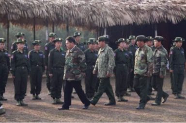 ခေါင်လန်ဖူးရှိ ပြည်သူ့စစ်များ အများအပြား ထွက်ပြေးနေဟု KIO ပြောခွင့်ရပြော   သတင်းနှင့် မီဒီယာ ကွန်ရက်။ ၂၀၂၆ ခုနှစ်၊ ဧပြီလ ၂၇ ရက်။   ကချင်ပြည် မြောက်ဖျားပိုင်း၊ ခေါင်လန်ဖူးဒေသတွင် လှုပ်ရှားနေသည့် စစ်တပ် လက်အောက်ခံ ပြည်သူ့စစ် အဖွဲ့ဝင်များသည် ထွက်ပြေးမှုများ ဆက်တိုက်ရှိနေကြောင်း ကချင်လွတ်လပ်ရေးအဖွဲ့ (KIO) ပြောရေးဆိုခွင့်ရှိသူ ဗိုလ်မှူးကြီးနော်ဘူက ပြောသည်။   အဆိုပါ ထွက်ပြေးနေသည့် ပြည်သူ့စစ်များသည် ပူတာအိုအခြေစိုက် တန်ဂူးတန် ပြည်သူ့စစ်အဖွဲ့ဝင်များ ဖြစ်ကြ ပြီး ၎င်းတို့သည် ရှေ့တန်းစစ်မျက်နှာပြင်များတွင် စစ်တပ်နှင့်အတူ ကချင်လွတ်လပ်ရေး တပ်မတော် KIA ပူးပေါင်းတပ်များကို ရင်ဆိုင်ရန် စေလွှတ်ခံထားရသူများ ဖြစ်သည်။   သို့သော်လည်း လက်ရှိတွင် စစ်ရေးအခြေအနေနှင့် စစ်တပ်၏ ဖိအားများကြောင့် ၎င်းတို့မှာ စစ်မတိုက်လိုတော့ ဘဲ တောလမ်းများမှတစ်ဆင့် ထွက်ပြေးနေကြခြင်း ဖြစ်သည်။   ဗိုလ်မှူးကြီးနော်ဘူက “တချို့ ပြည်သူစစ်တွေ တော်တော်များများကတော့ စစ်မတိုက်ချင်လို့ ထွက်ပြေးသွားတဲ့ သတင်းတွေ တော်တော်များများ ထွက်နေပါတယ်။ သူတို့ရဲ့ ပူတာအိုတို့ မချမ်းဘော့တို့ပေါ့နော် သူတို့အိမ်တွေကို ပြန်ဖို့လည်း အခက်အခဲရှိပါတယ်။ ပြန်ရင်လည်း ပြန်ဖမ်းမှာကို သူတို့လည်း စိုးရိမ်နေတယ်” ဟု ပြောသည်။   ခေါင်လန်ဖူးဒေသသည် မြန်မာနိုင်ငံ မြောက်ဘက်ဆုံး ပူတာအို ခရိုင်အတွင်းရှိ မြို့နယ် တစ်ခု ဖြစ်ပြီး လမ်းပမ်းဆက်သွယ်ရေး အလွန်ခက်ခဲသည့် တောင်ပေါ်ဒေသဖြစ်သဖြင့် ထွက်ပြေးသည့် ပြည်သူ့စစ်များမှာ နေရပ်သို့ ပြန်လည်ရောက်ရှိရန် လမ်းခရီးတွင် အခက်အခဲများစွာ ကြုံတွေ့နေရသည့်အပြင်၊ နေရပ်ပြန်ရောက်ပါကလည်း စစ်တပ်၏ ပြန်လည်ဖမ်းဆီးခြင်း ခံရမည်ကို စိုးရိမ်နေကြခြင်း ဖြစ်သည်။   လက်ရှိ ခေါင်လန်ဖူးဒေသတွင် ဧပြီလအတွင်း မြေပြင်တိုက်ပွဲ ပြင်းပြင်းထန်ထန် မရှိသေးသော်လည်း စစ်တပ် ဘက်မှ ဒရုန်းများဖြင့် ကင်းထောက်ခြင်းနှင့် လက်နက်ကြီးများဖြင့် ရမ်းသန်းပစ်ခတ်ခြင်းများကို လုပ်ဆောင်နေ ကြောင်း ဆိုသည်။   “ခေါင်လန်ဖူးဖက်မှာကတော့ ဒီဧပြီလအတောအတွင်းမှာတော့ သိပ်ပြင်းထန်တဲ့ တိုက်ပွဲကတော့ မရှိဘူး။ အချင်းချင်း ရမ်းပြီးမှ လက်နက်ကြီးနဲ့ ပစ်တာတွေ၊ ဒရုန်းနဲ့ စောင့်ပြီးမှ ပစ်တာတွေတော့ရှိပါတယ်။ မြေပြင် တိုက်ပွဲ ပြင်းပြင်းထန်ထန်ကတော့ မရှိပါဘူး” ဟု ဗိုလ်မှူးကြီးနော်ဘူက ပြောသည်။   ပြည်သူ့စစ်အဖွဲ့ဝင်များမှာမူ KIA ပူးပေါင်းတပ်များ၏ အချိန်မရွေး ဝင်ရောက်တိုက်ခိုက်နိုင်သည့် အခြေအနေနှင့် စစ်တပ်၏ အတင်းအကျပ် ခိုင်းစေမှုများကြားတွင် စိုးရိမ်ကြောက်လန့်နေသည့် အနေအထားရှိကြောင်း ဒေသခံ များ၏ ပြောပြချက်ကို ကိုးကား၍ KIO က ဆိုသည်။   အလားတူ ကချင်ပြည်၊ တနိုင်းဒေသရှိ ပယင်းမှော်ဘက်တွင်လည်း KIA နှင့် ပူးပေါင်းတပ်များက စစ်တပ်၏ အခိုင်အမာစခန်းများကို ထိုးစစ်ဆင်လျက်ရှိရာ ဧပြီလ ၂၄ ရက်နေ့အထိ တိုက်ပွဲများ ဆက်လက် ပြင်းထန်နေ သည်။   နန်ဗျူချောင်းတစ်ကြောရှိ စစ်တပ်၏ ရှေ့တန်းကာကင်းစခန်း ၂ ခုကို ပူးပေါင်းတပ်များက သိမ်းပိုက်နိုင်ခဲ့ သော်လည်း အခိုင်အမာစခန်းကြီးများမှာမူ ကျန်ရှိနေသေးကြောင်း KIO က ဆိုသည်။   ကချင်ပြည်အတွင်း KIA ၏ ဗျူဟာမြောက် ထိုးစစ်များကြောင့် စစ်တပ် လက်အောက်ခံ ပြည်သူ့စစ် တပ်ဖွဲ့ဝင် များအတွင်း စိတ်ဓာတ်ပျက်ပြားမှုများ ပိုမိုများပြားလာနေပြီး ယခုကဲ့သို့ စွန့်ခွာထွက်ပြေးမှုများမှာ ရှေ့တန်း စစ်မျက်နှာပြင်များတွင် ပိုမိုထင်ရှားလာနေသည်ဟု ဒေသတွင်း စစ်ရေးလေ့လာသူများက ဆိုသည်။   #KIA #KIO #ခေါင်လန်ဖူး #ပူတာအို #ပြည်သူ့စစ်