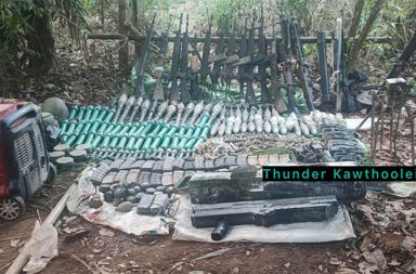 နှစ် ၃၀ ကြာ ဆုံးရှုံးခဲ့သော ကဘောတူ စခန်းကို KNU ပြန်သိမ်း   သတင်းနှင့် မီဒီယာ ကွန်ရက်။ ၂၀၂၆ ခုနှစ်၊ ဧပြီလ ၂၇ ရက်။   ကရင်ပြည်၊ ဖာပွန်တွင် နှစ် ၃၀ ကြာ စစ်တပ် အခြေစိုက်ခဲ့သည့် ကဘောတူစခန်းကို KNU က အပြီးသတ် တိုက်ခိုက် သိမ်းပိုက်နိုင်ခဲ့သည်။   ကရင်အမျိုးသားအစည်းအရုံး (KNU)၊ တပ်မဟာ (၅) နယ်မြေဖြစ်သော ဖာပွန် (မူတြော်) ခရိုင်အတွင်း စစ်တပ် ၏ လမ်းပန်းဆက်သွယ်ရေးနှင့် နယ်မြေလုံခြုံရေးအတွက် ဗျူဟာမြောက် အရေးပါသည့် ကဘောတူစခန်းကို ကရင်အမျိုးသား လွတ်မြောက်ရေး တပ်မတော် (KNLA) ပူးပေါင်းတပ်ဖွဲ့များက ဧပြီလ ၂၅ ရက်နေ့တွင် အပြီး သတ် တိုက်ခိုက်သိမ်းပိုက်နိုင်ခဲ့ခြင်း ဖြစ်သည်။   အဆိုပါ ကဘောတူတပ်စခန်းသည် ဖာပွန်ခရိုင်၊ လူသောမြို့နယ်အတွင်း တည်ရှိပြီး ၁၉၉၇ ခုနှစ်ခန့်မှစ၍ စစ်တပ် က နှစ်ပေါင်း ၃၀ နီးပါး ကျူးကျော်အခြေစိုက်ထားသည့် စခန်းဖြစ်သည်။   စခန်းမကျစေရန် စစ်တပ်ဘက်မှ လေကြောင်းပစ်ကူများ အဆက်မပြတ် ပြုလုပ်ခဲ့သော်လည်း KNLA ပူးပေါင်း တပ်များက ဝိုင်းဝန်းပိတ်ဆို့ကာ သိမ်းပိုက်နိုင်ခဲ့ခြင်း ဖြစ်သည်။   တပ်မဟာ (၅) နယ်မြေတွင်းရှိ သတင်းရင်းမြစ်တစ်ဦးက “ကဘောတူ စခန်းကို သိမ်းလိုက်ပါပြီဗျ။ မြေပြင်မှာ အားလုံးက အောင်ပွဲခံနေကြပြီ။ ဒီစခန်းမသိမ်းခင်က နေ့တိုင်းလိုလို စခက လေယာဉ်နဲ့ ဗုံးကြဲတာရှိတယ်။ သိမ်း တာက ဧ ပြီ ၂၅ ရက်နေ့ ၁၂ ဝန်းကျင်မှာတော့ အပြီးသတ်သိမ်းနိုင်ခဲ့တာပါ” ဟု ပြောသည်။   စခန်းသိမ်းပိုက်မှုအတွင်း လက်နက်မျိုးစုံ ၁၈ လက်ထက်မနည်း သိမ်းဆည်းရမိခဲ့ပြီး ၎င်းအထဲတွင် ငါးကြင်းမြီး ဟုခေါ်သည့် စက်သေနတ် ၂ လက်နှင့် ၆၀ မမ လက်နက်ကြီး ၁ လက်တို့ ပါဝင်ကြောင်း၊ စစ်တပ် လက်အောက်ခံ တပ်သား အချို့၏ အလောင်းများကို တွေ့ရှိရသည့်အပြင် အချို့မှာ ထွက်ပြေးသွားကြကြောင်း ကရင်စစ်ရေးသတင်း ရင်းမြစ်များက ဆိုသည်။   ကဘောတူစခန်းသည် စစ်အာဏာသိမ်းပြီးနောက် ၂၀၂၁ ခုနှစ် စက်တင်ဘာလအတွင်းကလည်း KNU ဘက်မှ ပထမတစ်ကြိမ် တိုက်ခိုက်သိမ်းပိုက်ခဲ့ဖူးသော်လည်း ထိုစဉ်က ပြန်လည်ဆုတ်ခွာပေးခဲ့သဖြင့် စစ်တပ်က နေရာ ပြန်ဝင်ယူကာ တပ်စွဲထားခဲ့ခြင်းဖြစ်သည်။   ယခုတစ်ကြိမ်တွင်မူ ဒေသခံများ၏ လုံခြုံရေးအတွက် အပြီးသတ်တိုက်ခိုက်သိမ်းယူခဲ့ခြင်းဖြစ်ပြီး စခန်း သိမ်း ပိုက်ပြီးနောက် နယ်မြေရှင်းလင်းရေးလုပ်ငန်းများကို ဆက်လက်လုပ်ဆောင်လျက်ရှိသည်။   ဖာပွန် (မူတြော်) ခရိုင်အတွင်း အာဏာသိမ်းပြီးနောက်ပိုင်း KNLA မဟာမိတ်ပူးပေါင်းတပ်များက စစ်တပ် စခန်း ပေါင်း ၇၀ နီးပါးအထိ သိမ်းပိုက်နိုင်ခဲ့ပြီဖြစ်ရာ လက်ရှိတွင် ဖာပွန်ခရိုင်အတွင်း၌ စစ်တပ်၏ ဖာပွန်ဗျူဟာကုန်း အပါအဝင် တပ်စခန်း ၁၀ ခုခန့်သာ ကျန်ရှိတော့သည်ဟု ဆိုသည်။   လက်ရှိတွင် အဆိုပါ ဖာပွန်ဗျူဟာကုန်းကို သိမ်းပိုက်နိုင်ရန် KNLA ဘက်မှ ဆက်လက် ပိတ်ဆို့တိုက်ခိုက်နေပြီး၊ စစ်တပ်ဘက်မှလည်း နယ်ခြားစောင့်တပ် (BGF) အင်အားများကို အသုံးပြု၍ စစ်အင်အားဖြည့်တင်းမှုများ လုပ်ဆောင်နေသဖြင့် ဒေသတွင်း စစ်ရေးတင်းမာမှုများ ပိုမိုပြင်းထန်လာသည်ဟု ဆိုသည်။