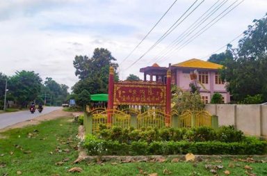 စစ်ကိုင်း-ကချင် အစပ်တွင် စစ်တပ်က အင်အားဖြည့်ထိုးစစ်ပြင်နေ   သတင်းနှင့် မီဒီယာ ကွန်ရက်။ ၂၀၂၆ ခုနှစ်၊ ဧပြီလ ၂၇ ရက်။   စစ်ကိုင်းတိုင်းနှင့် ကချင်ပြည် အစပ်ရှိ မြို့နယ်များတွင် စစ်တပ်က စစ်ဆင်ရေးများ အတွက် လူအင်အား အလုံး အရင်း ဖြည့်တင်းလျက်ရှိပြီး အချိန်မရွေးတိုက်ပွဲများ ပြင်းထန်လာနိုင်သည့် အခြေအနေမျိုး ဖြစ်သည်ဟု ကချင် လွတ်လပ်ရေးအဖွဲ့ (KIO) နှင့် ဒေသခံကာကွယ်ရေးတပ်ဖွဲ့ တာဝန်ရှိသူတို့က အတည်ပြုပြောသည်။   လက်ရှိမြေပြင်အခြေအနေနှင့် ပတ်သက်၍ KIO ပြောရေးဆိုခွင့်ရှိသူ ဗိုလ်မှူးကြီးနော်ဘူက “အခုထီးချိုင့်၊ ရွှေကူ၊ ကသာဖက်မှာလည်း စစ်ကော်မရှင်ဖက်တွေကတော့ စစ်ဆင်ရေးတွေ၊ လူအင်အားတွေ ဖြည့်ထားတယ်ဆိုတဲ့ သတင်းတွေကတော့ ရပါတယ်ခင်ဗျား” ဟု ပြောသည်။   စစ်တပ်သည် ပြီးခဲ့သည့် မတ်လအတွင်း ထီးချိုင့်မြို့ကို ပြန်လည်ထိန်းချုပ်နိုင်ခဲ့ပြီးနောက် ကသာနှင့် အင်းတော် မြို့နယ်များသို့ စစ်အင်အားများ ဆက်တိုက်ဖြည့်တင်းကာ ၎င်းတို့လက်လွှတ်ခဲ့ရသည့် နယ်မြေများကို ပြန်လည် သိမ်းပိုက်ရန် ကြိုးပမ်းလာနေခြင်း ဖြစ်သည်။   ထိုသို့ စစ်ရေးတင်းမာနေချိန်အတွင်း ကချင်ပြည်၊ ရွှေကူမြို့နယ်ရှိ ဗျူဟာမြောက် ရွှေကူ ၅ လမ်းဆုံ စစ်တပ် စခန်းကြီးနှင့် ကာကင်းစခန်း ၂ ခုကို ကချင်လွတ်လပ်ရေး တပ်မတော် (KIA) နှင့် ပူးပေါင်းတပ်များက ဧပြီလ ၂၃ ရက် ညနေပိုင်းတွင် သိမ်းပိုက်နိုင်ခဲ့သည်။   အဆိုပါ သိမ်းပိုက်ရရှိသည့် စခန်းများအနက် ရွှေကူမြို့နယ်ရှိ တော်လှန်ရေးအင်အားစုများဘက်က ဧပြီလ ၁၉ ရက်နေ့တွင် ခေတ္တလက်လွှတ်ခဲ့ရသည့် တပ်စခန်းတစ်ခုလည်း ပါဝင်ပြီး၊ ၎င်းစခန်းကို ကချင်လွတ်လပ်ရေး တပ်မတော် (KIA) နှင့် PDF ပူးပေါင်းတပ်များက ပြန်လည်တိုက်ခိုက်သိမ်းပိုက်နိုင်ခဲ့ခြင်း ဖြစ်သည်။ ဧပြီလ ၂၀ ရက်နေ့ကတည်းက စတင်ခဲ့သည့် အဆိုပါထိုးစစ်ကြောင့် ၅ လမ်းဆုံစခန်းရှိ စစ်တပ် လက်အောက်ခံ တပ်သားများမှာ စခန်းကိုစွန့်ခွာ၍ မြို့ထဲသို့ ထွက်ပြေးသွားကြပြီး၊ တိုက်ပွဲအတွင်း လက်နက်ခဲယမ်းနှင့် စစ်အသုံးအဆောင်ပစ္စည်း အမြောက်အမြားကို သိမ်းဆည်းရမိခဲ့ကြောင်း KIA စစ်ရေးသတင်းရင်းမြစ်က ဆို သည်။   ဧပြီလ ၂၃ ရက်နေ့က ပြန်လည် သိမ်းပိုက်နိုင်ခဲ့သည့် တိုက်ပွဲအတွင်း စစ်တပ်ဘက်မှ ၆ ဦး သေဆုံးကာ ၁၆ ဦး ဒဏ်ရာရရှိခဲ့သည်။   စစ်ရေးသတင်းရင်းမြစ်တစ်ဦးက “ကျနော်တို့သိရတာကတော့ စစ်ကောင်စီဘက်က ၆ ဦးသေဆုံးပြီးတော့ ၁၆ ဦး ဒဏ်ရာရတယ်လို့ အဲ့နေ့ကဘဲသိရတယ်ဗျ။ အရင်ကတော့ ကာကွယ်ရေး ပူးပေါင်းတပ်တွေ နေရာ ယူထား ကြတာ ဟုတ်တယ်။ အဲ့နေရာကိုမှ စစ်တပ်က ဝင်လာလို့ PDF နဲ့ KIA တို့က ခဏပြန်ဆုတ်ပေးလိုက်ရတာ ဟုတ်တယ်။ ပြီးမှ ပြန်သိမ်းပိုက်နိုင်တဲ့အခြေနေဟုတ်တယ်” ဟု ပြောသည်။   တိုက်ပွဲအတွင်း RPG၊ ၄၀ မမ ဗုံးသီးများနှင့် အခြား စစ်အသုံးအဆောင် ပစ္စည်းများကိုလည်း သိမ်းဆည်းရမိခဲ့ကြ သည်။   ရွှေကူမြို့နယ်အတွင်းရှိ KIA တပ်မဟာ (၁၁) နယ်မြေသို့ စစ်တပ် လက်အောက်ခံ ခလရ ၅၆၊ ခမရ ၆၀၂ နှင့် တပ်မ ၈၈ လက်အောက်ခံ တပ်ရင်းများက ပူးပေါင်းစစ်ကြောင်းထိုးလာသဖြင့် တိုက်ပွဲများ ဖြစ်ပွားနေခြင်း ဖြစ်သည်။ လက်ရှိတွင် ရွှေကူမြို့ပတ်ဝန်းကျင်ရှိ ကျန်ရှိနေသေးသည့် စစ်တပ်၏ ကာကင်းစခန်းများကိုလည်း KIA ပူးပေါင်း တပ်များက ဆက်လက် ထိုးစစ်ဆင်နေသဖြင့် တိုက်ပွဲများမှာ အချိန်မရွေး ပိုမိုပြင်းထန်လာနိုင်သည့် အခြေအနေ တွင် ရှိနေသည်။ ရွှေကူမြို့ကာကွယ်ရေးတပ်ဖွဲ့နှင့် နီးစပ်သူတစ်ဦးက “စစ်ရေးအခြေနေကတော့ တစ်ဖက်နဲ့တစ်ဖက် စောင့်ကြည့် နေတဲ့ အခြေအနေမှာ ရှိပါတယ်။ အချိန်မရွေး တိုက်ပွဲ ဖြစ်လာနိုင်တယ်လို့ ပြောလို့ရတယ်။ တစ်ဖက်က ဖြစ် လာရင်လည်း ကျနော်တို့ဘက်က တိုက်သင့်ရင်တိုက်ရမှာပေါ့” ဟု လက်ရှိအခြေအနေကို ပြောသည်။ စစ်တပ်သည် ဧပြီလ ၂၃ ရက်နေ့က ရွှေကူ၊ ဆွမ်ပရာဘွမ်၊ ဆော့လော်၊ အင်ဂျန်းယန် နှင့် ချီဖွေမြို့နယ်တို့ကို စစ်အုပ်ချုပ်ရေး (Martial Law) အမိန့်ထုတ်ပြန်ထားပြီး၊ နယ်မြေပြန်လည် စိုးမိုးရေးအတွက် ထိုးစစ်အရှိန်မြှင့်ရန် ပြင်ဆင်နေသဖြင့် စစ်ကိုင်း-ကချင်အစပ် တစ်ကြောတွင် တိုက်ပွဲများ ပိုမိုပြင်းထန်လာနိုင်ကြောင်း ဒေသခံ ကာကွယ်ရေး တပ်ဖွဲ့များနှင့် စစ်ရေးလေ့လာသူများက သုံးသပ်နေကြသည်။ #Katha #ကသာ #ထီးချိုင့် #ရွှေကူ #MartialLaw  