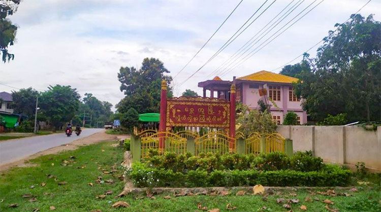 စစ်ကိုင်း-ကချင် အစပ်တွင် စစ်တပ်က အင်အားဖြည့်ထိုးစစ်ပြင်နေ   သတင်းနှင့် မီဒီယာ ကွန်ရက်။ ၂၀၂၆ ခုနှစ်၊ ဧပြီလ ၂၇ ရက်။   စစ်ကိုင်းတိုင်းနှင့် ကချင်ပြည် အစပ်ရှိ မြို့နယ်များတွင် စစ်တပ်က စစ်ဆင်ရေးများ အတွက် လူအင်အား အလုံး အရင်း ဖြည့်တင်းလျက်ရှိပြီး အချိန်မရွေးတိုက်ပွဲများ ပြင်းထန်လာနိုင်သည့် အခြေအနေမျိုး ဖြစ်သည်ဟု ကချင် လွတ်လပ်ရေးအဖွဲ့ (KIO) နှင့် ဒေသခံကာကွယ်ရေးတပ်ဖွဲ့ တာဝန်ရှိသူတို့က အတည်ပြုပြောသည်။   လက်ရှိမြေပြင်အခြေအနေနှင့် ပတ်သက်၍ KIO ပြောရေးဆိုခွင့်ရှိသူ ဗိုလ်မှူးကြီးနော်ဘူက “အခုထီးချိုင့်၊ ရွှေကူ၊ ကသာဖက်မှာလည်း စစ်ကော်မရှင်ဖက်တွေကတော့ စစ်ဆင်ရေးတွေ၊ လူအင်အားတွေ ဖြည့်ထားတယ်ဆိုတဲ့ သတင်းတွေကတော့ ရပါတယ်ခင်ဗျား” ဟု ပြောသည်။   စစ်တပ်သည် ပြီးခဲ့သည့် မတ်လအတွင်း ထီးချိုင့်မြို့ကို ပြန်လည်ထိန်းချုပ်နိုင်ခဲ့ပြီးနောက် ကသာနှင့် အင်းတော် မြို့နယ်များသို့ စစ်အင်အားများ ဆက်တိုက်ဖြည့်တင်းကာ ၎င်းတို့လက်လွှတ်ခဲ့ရသည့် နယ်မြေများကို ပြန်လည် သိမ်းပိုက်ရန် ကြိုးပမ်းလာနေခြင်း ဖြစ်သည်။   ထိုသို့ စစ်ရေးတင်းမာနေချိန်အတွင်း ကချင်ပြည်၊ ရွှေကူမြို့နယ်ရှိ ဗျူဟာမြောက် ရွှေကူ ၅ လမ်းဆုံ စစ်တပ် စခန်းကြီးနှင့် ကာကင်းစခန်း ၂ ခုကို ကချင်လွတ်လပ်ရေး တပ်မတော် (KIA) နှင့် ပူးပေါင်းတပ်များက ဧပြီလ ၂၃ ရက် ညနေပိုင်းတွင် သိမ်းပိုက်နိုင်ခဲ့သည်။   အဆိုပါ သိမ်းပိုက်ရရှိသည့် စခန်းများအနက် ရွှေကူမြို့နယ်ရှိ တော်လှန်ရေးအင်အားစုများဘက်က ဧပြီလ ၁၉ ရက်နေ့တွင် ခေတ္တလက်လွှတ်ခဲ့ရသည့် တပ်စခန်းတစ်ခုလည်း ပါဝင်ပြီး၊ ၎င်းစခန်းကို ကချင်လွတ်လပ်ရေး တပ်မတော် (KIA) နှင့် PDF ပူးပေါင်းတပ်များက ပြန်လည်တိုက်ခိုက်သိမ်းပိုက်နိုင်ခဲ့ခြင်း ဖြစ်သည်။ ဧပြီလ ၂၀ ရက်နေ့ကတည်းက စတင်ခဲ့သည့် အဆိုပါထိုးစစ်ကြောင့် ၅ လမ်းဆုံစခန်းရှိ စစ်တပ် လက်အောက်ခံ တပ်သားများမှာ စခန်းကိုစွန့်ခွာ၍ မြို့ထဲသို့ ထွက်ပြေးသွားကြပြီး၊ တိုက်ပွဲအတွင်း လက်နက်ခဲယမ်းနှင့် စစ်အသုံးအဆောင်ပစ္စည်း အမြောက်အမြားကို သိမ်းဆည်းရမိခဲ့ကြောင်း KIA စစ်ရေးသတင်းရင်းမြစ်က ဆို သည်။   ဧပြီလ ၂၃ ရက်နေ့က ပြန်လည် သိမ်းပိုက်နိုင်ခဲ့သည့် တိုက်ပွဲအတွင်း စစ်တပ်ဘက်မှ ၆ ဦး သေဆုံးကာ ၁၆ ဦး ဒဏ်ရာရရှိခဲ့သည်။   စစ်ရေးသတင်းရင်းမြစ်တစ်ဦးက “ကျနော်တို့သိရတာကတော့ စစ်ကောင်စီဘက်က ၆ ဦးသေဆုံးပြီးတော့ ၁၆ ဦး ဒဏ်ရာရတယ်လို့ အဲ့နေ့ကဘဲသိရတယ်ဗျ။ အရင်ကတော့ ကာကွယ်ရေး ပူးပေါင်းတပ်တွေ နေရာ ယူထား ကြတာ ဟုတ်တယ်။ အဲ့နေရာကိုမှ စစ်တပ်က ဝင်လာလို့ PDF နဲ့ KIA တို့က ခဏပြန်ဆုတ်ပေးလိုက်ရတာ ဟုတ်တယ်။ ပြီးမှ ပြန်သိမ်းပိုက်နိုင်တဲ့အခြေနေဟုတ်တယ်” ဟု ပြောသည်။   တိုက်ပွဲအတွင်း RPG၊ ၄၀ မမ ဗုံးသီးများနှင့် အခြား စစ်အသုံးအဆောင် ပစ္စည်းများကိုလည်း သိမ်းဆည်းရမိခဲ့ကြ သည်။   ရွှေကူမြို့နယ်အတွင်းရှိ KIA တပ်မဟာ (၁၁) နယ်မြေသို့ စစ်တပ် လက်အောက်ခံ ခလရ ၅၆၊ ခမရ ၆၀၂ နှင့် တပ်မ ၈၈ လက်အောက်ခံ တပ်ရင်းများက ပူးပေါင်းစစ်ကြောင်းထိုးလာသဖြင့် တိုက်ပွဲများ ဖြစ်ပွားနေခြင်း ဖြစ်သည်။ လက်ရှိတွင် ရွှေကူမြို့ပတ်ဝန်းကျင်ရှိ ကျန်ရှိနေသေးသည့် စစ်တပ်၏ ကာကင်းစခန်းများကိုလည်း KIA ပူးပေါင်း တပ်များက ဆက်လက် ထိုးစစ်ဆင်နေသဖြင့် တိုက်ပွဲများမှာ အချိန်မရွေး ပိုမိုပြင်းထန်လာနိုင်သည့် အခြေအနေ တွင် ရှိနေသည်။ ရွှေကူမြို့ကာကွယ်ရေးတပ်ဖွဲ့နှင့် နီးစပ်သူတစ်ဦးက “စစ်ရေးအခြေနေကတော့ တစ်ဖက်နဲ့တစ်ဖက် စောင့်ကြည့် နေတဲ့ အခြေအနေမှာ ရှိပါတယ်။ အချိန်မရွေး တိုက်ပွဲ ဖြစ်လာနိုင်တယ်လို့ ပြောလို့ရတယ်။ တစ်ဖက်က ဖြစ် လာရင်လည်း ကျနော်တို့ဘက်က တိုက်သင့်ရင်တိုက်ရမှာပေါ့” ဟု လက်ရှိအခြေအနေကို ပြောသည်။ စစ်တပ်သည် ဧပြီလ ၂၃ ရက်နေ့က ရွှေကူ၊ ဆွမ်ပရာဘွမ်၊ ဆော့လော်၊ အင်ဂျန်းယန် နှင့် ချီဖွေမြို့နယ်တို့ကို စစ်အုပ်ချုပ်ရေး (Martial Law) အမိန့်ထုတ်ပြန်ထားပြီး၊ နယ်မြေပြန်လည် စိုးမိုးရေးအတွက် ထိုးစစ်အရှိန်မြှင့်ရန် ပြင်ဆင်နေသဖြင့် စစ်ကိုင်း-ကချင်အစပ် တစ်ကြောတွင် တိုက်ပွဲများ ပိုမိုပြင်းထန်လာနိုင်ကြောင်း ဒေသခံ ကာကွယ်ရေး တပ်ဖွဲ့များနှင့် စစ်ရေးလေ့လာသူများက သုံးသပ်နေကြသည်။ #Katha #ကသာ #ထီးချိုင့် #ရွှေကူ #MartialLaw  