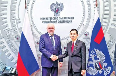 ရုရှား အကူအညီဖြင့် လုပ်ဆောင်မည့် ထားဝယ် စီမံကိန်းများ အလုပ်ဖြစ်ရန် အလားအလာနည်း   သတင်းနှင့် မီဒီယာ ကွန်ရက်။ ၂၀၂၆ ခုနှစ်၊ ဧပြီလ ၂၇ ရက်။   ထားဝယ်ရေနက်ဆိပ်ကမ်း စီမံကိန်းအား ရုရှား အကူအညီဖြင့် အသက်သွင်းရန် စစ်အုပ်စုက ကြိုးပမ်းနေမှုမှာ လက်တွေ့၌ မဖြစ်နိုင်ဟု အရပ်ဘက် အဖွဲ့အစည်းများက ပြောသည်။   ထားဝယ်ရေနက်ဆိပ်ကမ်း စီမံကိန်းနယ်မြေအတွင်းရှိ ဗျူဟာမြောက် ပြည်ထောင်စုလမ်းမကြီးအား တော်လှန် ရေး တပ်ဖွဲ့များက ထိန်းချုပ်ထားသဖြင့် ရုရှားနိုင်ငံ၏ အကူအညီဖြင့် စစ်အုပ်စုက ပြန်လည်အသက်သွင်းမည့် ကိစ္စမှာ လက်တွေ့၌ ဖြစ်မြောက်လာနိုင်ခြေမရှိကြောင်း ဒေသတွင်း လူ့အခွင့်အရေးလှုပ်ရှားသူများနှင့် အရပ်ဘက် အဖွဲ့အစည်းများက ပြောသည်။   စစ်အုပ်စု၏ စွမ်းအင်ဝန်ကြီး ဦးကိုကိုလွင်သည် ဧပြီလ ၁၇ ရက်နေ့က ရုရှားနိုင်ငံသို့ ရောက်ရှိစဉ်အတွင်း Inter RAO ကုမ္ပဏီနှင့် တွေ့ဆုံ၍ ထားဝယ်ရေနက်ဆိပ်ကမ်း၌ ကျောက်မီးသွေးသုံး လျှပ်စစ်ဓာတ်အားပေးစက်ရုံ၊ ရေနံချက်စက်ရုံနှင့် LNG ဆိပ်ကမ်းများ တည်ဆောက်နိုင်ရေး ဆွေးနွေးခဲ့ခြင်းဖြစ်သည်။   ထို့ပြင် ရုရှားမှ မြန်မာသို့ ရေနံစိမ်းနှင့် ဓာတ်မြေဩဇာများ သက်သာသောဈေးနှုန်းဖြင့် တင်ပို့နိုင်ရန် စီးပွားရေးနှင့် နည်းပညာဆိုင်ရာ ပူးပေါင်းဆောင်ရွက်မှုစာချွန်လွှာ (MoC) ကိုလည်း လက်မှတ်ရေးထိုးခဲ့သည်။   ယခင်အစိုးရ လက်ထက်ကတည်းက ဒေသခံများ ပြင်းပြင်းထန်ထန် ကန့်ကွက်ခဲ့သည့် စီမံကိန်းများကို စစ်တပ် က ပြန်လည်စတင်ရန် ပြင်ဆင်နေသည့်အပေါ် ထားဝယ်အမျိုးသမီးသမဂ္ဂ အထွေထွေအတွင်းရေးမှူး-၁ မယ်းသီတာက ယခုကဲ့သို့ ပြောသည်။   “ကျောက်မီးသွေး လျှပ်စစ်ဓာတ်အားပေးစက်ရုံ ထောင်ဖို့ တောက်လျှောက် အရင်အစိုးရလက်ထက်ကတည်းက ဒီလိုမျိုးလုပ်ခဲ့တာရှိတယ်။ ဒါပေမဲ့ ဒေသခံတွေကလည်း ဒီဟာတွေနဲ့ ပတ်သက်ပြီး တောက်လျှောက် ကန့်ကွက်ခဲ့လို့ပဲ ရပ်သွားခဲ့တာပေါ့နော်။ လူထုက ဒီဟာနဲ့ ပတ်သက်လာရင်တော့ ငြိမ်နေမှာ မဟုတ်ဘူးပေါ့နော်။ သူတို့ စီမံကိန်း အကောင်အထည်ဖော်ဖို့ကျတော့ သူတို့ထင်သလိုတော့ မလွယ်ကူလောက်ဘူးလို့ သုံးသပ်မိတာပေါ့နော်” ဟု မယ်သီတာက ပြောသည်။   စစ်အုပ်စုသည် နိုင်ငံခြားဝင်ငွေရရှိရန် ရည်ရွယ်ချက်ဖြင့် နယ်မြေရှင်းလင်းရေးများ လုပ်ဆောင်ခဲ့သော်လည်း လက်ရှိအချိန်အထိ စီမံကိန်းနယ်မြေမှာ တည်ငြိမ်မှုမရှိသေးကြောင်း လူ့အခွင့်အရေး မှတ်တမ်းကွန်ရက် မြန်မာနိုင်ငံ (ND-Burma) ၏ ပြောရေးဆိုခွင့်ရှိသူ နိုင်အဲမွန်က ထောက်ပြသည်။   နိုင်အဲမွန်က “သူတို့ပြန်ပြီးတော့ ဖော်ဆောင်ချင်တာ မနှစ်တစ်နှစ်ကတည်းက။ အခုရုရှားရဲ့ အကူအညီတွေနဲ့ စက်မှုစွမ်းအားတွေ ပြန်ပြီးတော့ ဖော်ဆောင်မယ် နိုင်ငံခြားဝင်ငွေရအောင် လုပ်မယ်ဆိုတဲ့ ရည်ရွယ်ချက်နဲ့ နယ် မြေ ရှင်းလင်းရေးတွေ လုပ်ခဲ့တာ။ ဒါပေမဲ့ ဒီနေ့ကာလအထိ အဲ့ဒီနေရာက တကယ် တည်ငြိမ်တဲ့နေရာ မဖြစ် ဘူး။ ဆိုတော့ လွယ်လွယ်တော့ သူတို့ လုပ်လို့ ရလိမ့်မယ်လို့မထင်ဘူး” ဟု ပြောသည်။   စီမံကိန်းကို ပြန်လည်စတင်မည်ဟု စစ်အုပ်စုက ကြေညာပြီးနောက်ပိုင်း နဘုလယ်ဒေသရှိ ကျေးရွာများ အတွင်း သို့ စစ်တပ်က အင်အားအလုံးအရင်းဖြင့် စစ်ကြောင်းထိုးလာသဖြင့် ဒေသခံထောင်နှင့်ချီ မှာ ဘေးလွှတ်ရာသို့ ထွက်ပြေးတိမ်းရှောင်နေရသည်။   ဒေါနတနင်္သာရီ-စစ်ဘေးရှောင်များ အထောက်အကူပြုရေးအဖွဲ့မှ ကိုယောနသံက “စီမံကိန်းကို ပြန်စတင်မယ် လို့ စစ်တပ်ဘက်က ပြောလာတာတွေရှိတော့ ဒီဒေသတစ်ဝိုက်ကို ထိန်းချုပ်နိုင်ရေးအတွက် စစ်တပ်ဘက်က စစ်အင်အား အလုံးအရင်း အသုံးပြုပြီးတော့မှ စစ်ကြောင်းထိုးတာ၊ ရေကြောင်းနဲ့ လေကြောင်း ပစ်ကူတွေနဲ့ပါ တိုက်ခိုက်တာမျိုးတွေလုပ်ပြီး တော်လှန်ရေးတပ်ဖွဲ့တွေနဲ့ စစ်ရေးတင်းမာမှုတွေ အရင်ကထက် ပိုပြီးတော့ မြင့်မားလာမှာကိုတော့ ဒေသခံပြည်သူတွေအနေနဲ့ စိုးရိမ်နေကြတာ ရှိပါတယ်” ဟု ပြောသည်။   လက်ရှိတွင် အင်အား ၁၂၀ ခန့်ပါဝင်သော စစ်တပ် စစ်ကြောင်းသည် နဘုလယ်ဒေသရှိ ကျေးရွာများအတွင်း တစ်ရွာဝင်တစ်ရွာထွက် ဝင်ရောက်စီးနင်းမှုများ လုပ်ဆောင်နေပြီး ဧပြီလ ၂၀ ရက်နေ့ကလည်း ထိန်ကြီးကျေးရွာ ရှိ မင်္ဂလာဆောင်တစ်ခုကို ဝင်ရောက်စီးနင်းကာ ဒေသခံ ၂၀ ကျော်ကို ခေတ္တဖမ်းဆီးထိန်းသိမ်းခဲ့သေးသည်။   ထားဝယ်အမျိုးသမီးသမဂ္ဂကမူ ယခုအခင်းအကျင်းအရ စီမံကိန်းကြောင့် ပြည်သူများ ပိုမိုထိခိုက်လာနိုင်သဖြင့် နိုင်ငံတကာမှ ဝိုင်းဝန်းဖိအားပေးရန်နှင့် ဒေသတွင်း တော်လှန်ရေးအင်အားစုများအနေဖြင့်လည်း ပြည်သူလူထုကို မျက်နှာမူသည့် တူညီသောအသံဖြင့် ကန့်ကွက်ပေးကြရန် တိုက်တွန်းထားသည်။   စာရွက်ပေါ်မှ သဘောတူညီချက်များသည် မြေပြင်စစ်ရေးနှင့် လူထုကန့်ကွက်မှုများကြားတွင် လက်တွေ့ ဖြစ်လာရန် ခက်ခဲနေဦးမည်ဖြစ်ကြောင်း အရပ်ဘက်အဖွဲ့အစည်းများက ထောက်ပြပြောဆိုထားသည်။   #ထားဝယ်ရေနက်ဆိပ်ကမ်းစီမံကိန်း