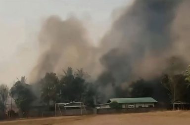 KNU ပူးပေါင်းတပ်များ ဝေါလေဗျူဟာကုန်းကို ထိုးစစ်ဆင်နေပြီး တိုက်ပွဲ ပြင်းထန်   သတင်းနှင့် မီဒီယာ ကွန်ရက်။ ၂၀၂၆ ခုနှစ်၊ ဧပြီလ ၂၉ ရက်။   မြန်မာ-ထိုင်းနယ်စပ်၊ မြဝတီမြို့တောင်ဘက်ရှိ စစ်တပ်၏ ‘ဝေါလေဗျူဟာကုန်း’ ကို ကရင်အမျိုးသား လွတ်မြောက်ရေးတပ်မတော် (KNLA) နှင့် တော်လှန်ရေးပူးပေါင်းတပ်ဖွဲ့များက အပြီးသတ်သိမ်းပိုက်နိုင်ရန် အရှိန်အဟုန်မြှင့် ထိုးစစ်ဆင်လျက်ရှိရာ တိုက်ပွဲများ ဆက်လက်ပြင်းထန်နေသည်။   ပြီးခဲ့သည့် ဧပြီလတတိယပတ်မှ စတင်ကာ တော်လှန်ရေးပူးပေါင်းတပ်များက ဝေါလေဗျူဟာစခန်းကို အလုံး အရင်းဖြင့် ဝင်ရောက်တိုက်ခိုက်ခဲ့ခြင်းဖြစ်ပြီး၊ လက်ရှိတွင် စစ်တပ်၏ ရှေ့တန်းကာကင်းစခန်းအချို့ကို ထပ်မံ သိမ်းပိုက်ထားနိုင်ပြီဖြစ်သည်။   စစ်တပ်ဘက်ကမူ ၎င်းတို့၏ ဗျူဟာစခန်း လက်မလွှတ်ရရေးအတွက် တစ်ရက်တည်းတွင်ပင် လေကြောင်းမှ ဗုံးအကြိမ် ၂၀ နီးပါး ကြဲချကာ ခုခံနေရသည်။   ထိုသို့ တိုက်ပွဲများပြင်းထန်နေစဉ်အတွင်း ဧပြီလ ၂၇ ရက်နေ့က စစ်တပ်ဘက်မှ ဂျက်ဖိုက်တာများဖြင့် မီးလောင် ဗုံးများ အသုံးပြုကာ တိုက်ခိုက်ခဲ့သဖြင့် ဝေါလေနှင့် ထီးသဲလယ်ကျေးရွာရှိ လူနေအိမ် ၃၀ ခန့် မီးလောင်ပျက်စီး သွားသည်ဟု တော်လှန်ရေး တပ်ဖွဲ့ဝင်တစ်ဦးက ပြောသည်။   မြေပြင်ရှိ တော်လှန်ရေးတပ်ဖွဲ့ဝင်တစ်ဦးက “၂၇ ရက်နေ့ နေ့လယ် ၁ နာရီလောက်မှာ ဗုံးလာကြဲတယ်။ ဂျက် ဖိုက်တာနဲ့ မီးလောင်ဗုံးတွေ အပါအဝင် ဗုံးအလုံးရေ တော်တော်များများ လာကြဲသွားတာပါ။ အဲ့ဒီတိုက်ခိုက်မှု ကြောင့် ဝေါလေနဲ့ ထီးသဲလယ်ရွာက အိမ်ပေါ့နော် ၃၀ လောက် မီးလောင်ပြာကျသွားခဲ့ရတယ်။ ကံကောင်းတာ က ဒေသခံတွေက တိုက်ပွဲအခြေအနေကြောင့် ကြိုတင်ရှောင်တိမ်းနေကြလို့ လူထိခိုက်မှုတော့ မရှိခဲ့ဘူး” ဟု ပြောသည်။   တိုက်ပွဲများကြောင့် ဝေါလေဒေသခံ အရပ်သား ၁၂ ဦးထက်မနည်း ထိခိုက်ဒဏ်ရာရရှိခဲ့ပြီး ဒေသခံများမှာလည်း ဘေးလွတ်ရာသို့ ထွက်ပြေးတိမ်းရှောင်နေကြရသည်။   ဝေါလေဒေသခံတစ်ဦးက “လေယာဉ်ကတော့ တောက်လျှောက်ဝဲပြီး ဗုံးကြဲနေတာပဲ။ စခန်းထဲက စစ်သားတွေ လည်း အပြင်ကို ထွက်ပြေးနေကြတယ်လို့ ကြားတယ်။ ရွာထဲမှာလည်း လက်နက်ကြီးကျည်တွေကျတော့ လူတွေက ထိုင်းဘက်ကမ်းကို ကူးဖို့ အထုပ်အပိုးတွေနဲ့ ပြင်နေကြရပြီ” ဟု ပြောသည်။   တစ်ဖက်တွင်လည်း စစ်တပ်သည် နယ်စပ်ကုန်သွယ်ရေး တံတားကို ဧပြီလ ၂၈ ရက်နေ့တွင် ပြန်ဖွင့်ရန် ထိုင်းအာဏာပိုင်များထံ စာပို့ အကြောင်းကြားထားကြောင်း ထိုင်းသတင်းအချို့က ဖော်ပြသည်။   မြဝတီတဖက်ခြမ်း မဲဆောက်မြို့မှ ဒေသခံတစ်ဦးက “ချစ်ကြည်ရေး တံတားဖွင့်ဖို့ မြန်မာအာဏာပိုင်တွေ Tak (တက်ခ်ခရိုင်) အာဏာပိုင်တွေကို စာပို့တယ်လို့ ကြားတယ်။ ဧပြီ ၂၈ ရက်မှာ ဖွင့်ဖို့ ဖွင့်လို့အဆင်ပြေပြီ ဆိုတဲ့အကြောင်းပေါ့ဗျာ။ ဒါက တကယ်တော့ ဘယ်လိုမှ မဖြစ်နိုင်တဲ့ကိစ္စ။ တိုက်ပွဲက နေ့တိုင်းလိုလို ဖြစ်နေတာလေ။ မြန်မာဘက်က သူတို့ဖြစ်ချင်တာကို ပြောနေတာမျိုးဗျ” ဟု ပြောသည်။   သို့သော်လည်း မြေပြင်တွင် စစ်တပ်ကပစ်ခတ်သည့် လက်နက်ကြီးကျည်များမှာ ထိုင်းနိုင်ငံဘက်ခြမ်းသို့ အကြိမ်ကြိမ်ကျရောက်နေသဖြင့် ထိုင်းအာဏာပိုင်များက နယ်စပ်လုံခြုံရေးကို အရေးပေါ်တပ်လှန့် သတိပေးထားသည်။   ဝေါလေဗျူဟာကုန်းသည် မြဝတီတောင်ဘက်ခြမ်းတွင် စစ်တပ်၏ နောက်ဆုံး အမာခံစခန်းဖြစ်သဖြင့် အဆိုပါ စခန်းသာ ကျဆုံးသွားပါက နယ်စပ်တစ်လျှောက် စစ်တပ် ကင်းစင်နယ်မြေ ဖြစ်လာမည်ဖြစ်သည်။   ဝေါလေဗျူဟာ ကုန်းသည် ထိုင်း-မြန်မာနယ်စပ်အား စောင့်ကြည့်စိုးမိုးနိုင်သည့် အမြင့်ပိုင်းနေရာတွင် ရှိခြင်းကြောင့် နယ်စပ်ဖြတ်ကျော်မှုများနှင့် ကုန်သွယ်ရေးလမ်းကြောင်းများကို ထိန်းချုပ်ထားနိုင်သည့် ဗျူဟာမြောက်ကုန်းတစ်ခု ဖြစ်သည်။   မြဝတီ - ဝေါလေ လမ်းပိုင်းကို စိုးမိုးထားနိုင်သည့် အတွက် ဤဒေသတွင်ရှိ စစ်ရေးလှုပ်ရှားမှုတွေအတွက် အချက်အခြာကျသည်။   ထို့ကြောင့် စစ်တပ်အနေဖြင့် လေကြောင်းတိုက်ခိုက်မှုများကို အရှိန်မြှင့်လုပ်ဆောင်နေသလို၊ ထိုင်းနိုင်ငံဘက်မှ တစ်ဆင့် စစ်ကူပို့ဆောင်နိုင်ရေး ကြိုးပမ်းနေသည်ဟူသော သတင်းများလည်း ထွက်ပေါ်နေသည်။   #ဝေါလေဗျူဟာကုန်း #KNLA #KNU #PDF #KNDO #ဝေါလေတိုက်ပွဲ