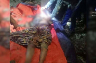 မောတောင် နယ်စပ်ဂိတ်အနီး စစ်တပ်က ဗုံးကြဲတိုက်ခိုက်   သတင်းနှင့် မီဒီယာ ကွန်ရက်။ ၂၀၂၆ ခုနှစ်၊ ဧပြီလ ၂၉ ရက်။   မြန်မာ-ထိုင်းနယ်စပ်၊ တနင်္သာရီမြို့နယ်ရှိ တော်လှန်ရေးပူးပေါင်းတပ်များ သိမ်းပိုက်ထားသည့် မောတောင်မြို့ကို စစ်တပ်က ပေါင် ၃၀၀ ဗုံးများအသုံးပြုကာ လေကြောင်းမှ ဆက်တိုက်ဗုံးကြဲတိုက်ခိုက်ခဲ့သဖြင့် အရပ်သား ဇနီးမောင်နှံနှစ်ဦး ဗုံးစထိမှန်ကာ သေဆုံးသွားသည်။   ပြီးခဲ့သည့် ဧပြီလ ၂၇ ရက်နေ့က စစ်တပ်သည် ဂျက်ဖိုက်တာများဖြင့် မောတောင်မြို့ပေါ်နှင့် အနီးနားရှိ ကျေးရွာ များသို့ ခြောက်ကြိမ်ထက်မနည်း လာရောက်ဗုံးကြဲခဲ့ခြင်းဖြစ်သည်။   အဆိုပါ တိုက်ခိုက်မှုအတွင်း အမှတ် (၆) ရွာမှ အမှတ် (၃) ရွာသို့ ဈေးဝယ်ထွက်လာသည့် အသက် ၅၀ ကျော် အရွယ် ဦးမြင့်စိုးနှင့် ဇနီးဖြစ်သူ ဒေါ်လှဝင်းတို့သည် ဆီအုန်းကုမ္ပဏီဝန်းကျင်တွင် ဗုံးထိမှန်ကာ သေဆုံးခဲ့ခြင်း ဖြစ်သည်။   ဒေသခံတစ်ဦးက “သူတို့လင်မယားက ဈေးဝယ်ထွက်လာတာဗျ။ ဗုံးကျတဲ့အချိန်မှာ ဆီအုန်းကုမ္ပဏီနား ရောက် နေတာ။ အဲ့ဒီမှာတင် ပွဲချင်းပြီး ဆုံးသွားကြတာပဲ” ဟု ပြောသည်။   ကရင်အမျိုးသားအစည်းအရုံး (KNU) ၏ ဧပြီလ ၂၈ ရက်နေ့ ထုတ်ပြန်ချက်အရ စစ်တပ်သည် ပေါင် ၃၀၀ ဗုံး ၁၂ လုံးထက်မနည်း အသုံးပြုကာ လူနေရပ်ကွက်များကို ရည်ရွယ်ချက်ရှိရှိ ပစ်မှတ်ထားတိုက်ခိုက်ခဲ့ခြင်းဖြစ်ပြီး၊ ပြည်ဖြိုးထွန်းကုမ္ပဏီ ဆီအုန်းစိုက်ပျိုးရေးစီမံကိန်းရှိ အလုပ်သမားတန်းလျားများနှင့် လူနေအိမ်အချို့လည်း ထိခိုက်ပျက်စီးသွားသည်ဟု သိရသည်။   ဧပြီလ ၂၆ ရက်နေ့ကလည်း မောတောင်မြို့ အမှတ် (၁) နှင့် အမှတ် (၉) ရွာများကို ပေါင် ၂၅၀ ဗုံးများဖြင့် ကြဲချခဲ့ သဖြင့် နေအိမ်အချို့ ပျက်စီးခဲ့သေးသည်။   မြေပြင်ရှိ တော်လှန်ရေးတပ်ဖွဲ့ဝင်တစ်ဦးက “စစ်တပ်က ဒီမြို့ကို ပြန်ရဖို့ အသည်းအသန် ကြိုးစားနေတာ။ မြေ ပြင်ကနေ စစ်ကြောင်းထိုးလို့မရတော့ လေယာဉ်ကိုပဲ အားကိုးနေရတာ။ နေ့တိုင်းလိုလိုလည်း လေယာဉ်က ဝဲနေတာပဲ။ ရွာသားတွေအနေနဲ့ အသွားအလာ သတိထားကြဖို့လိုတယ်ဗျ။ လေကြောင်းအန္တရာယ်ကို အမြဲ နားစွင့်ထားကြဖို့ပဲ ပြောချင်ပါတယ်” ဟု ပြောသည်။   မောတောင်မြို့သည် ထိုင်း-မြန်မာ နယ်စပ်ကုန်သွယ်ရေးအတွက် အလွန်အရေးပါသော မြို့တစ်မြို့ဖြစ်ပြီး ၁၉၉၀ ခုနှစ်တွင် စစ်တပ်က သိမ်းယူခဲ့ခြင်းဖြစ်သည်။   သို့သော် ၃၅ နှစ်အကြာ ၂၀၂၅ ခုနှစ်၊ နိုဝင်ဘာလတွင် တော်လှန်ရေးပူးပေါင်းတပ်များက ပြန်လည်သိမ်းပိုက်နိုင်ခဲ့ သည်။   စစ်တပ်သည် မြို့ကိုပြန်လည်ထိန်းချုပ်ရန် ငါးလကြာသည်အထိ စစ်ကြောင်းထိုးနေသော်လည်း တော်လှန်ရေး အင်အားစုများ၏ ပိတ်ဆို့ဖြတ်တောက်မှုကြောင့် မြို့အနားပင် မကပ်နိုင်ဘဲ လေကြောင်းကိုသာ အဓိက အသုံးပြု တိုက်ခိုက်နေရခြင်းဖြစ်သည်။   KNU အနေဖြင့် နိုင်ငံတကာ အသိုင်းအဝိုင်းနှင့် အာဆီယံနိုင်ငံများ အနေဖြင့် စိုးရိမ်ပူပန်မှုကို ထုတ်ဖော် ပြသခြင်း ထက် လက်တွေ့ကျသည့် အရေးယူဆောင်ရွက်မှုများ ပြုလုပ်ကာ စစ်တပ်၏ လေကြောင်းတိုက်ခိုက်မှုများကို ရပ်တန့်စေရန် တားဆီးပေးဖို့ ထုတ်ပြန်တိုက်တွန်းထားသည်။   #မောတောင်နယ်စပ်ကုန်သွယ်ရေး #မောတောင်မြို့ #လေကြောင်းတိုက်ခိုက်