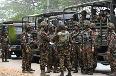 မိုးကုတ်တွင် စစ်တပ်က စစ်ကား ၃၀ ခန့်ဖြင့် စစ်အင်အားဖြည့်တင်း   သတင်းနှင့် မီဒီယာ ကွန်ရက်။ ၂၀၂၆ ခုနှစ်၊ ဧပြီလ ၃၀ ရက်။    မန္တလေးတိုင်း၊ မိုးကုတ်မြို့အတွင်းသို့ စစ်တပ်က လူအင်အားနှင့် လက်နက်ခဲယမ်းများ အပြည့်တင်ဆောင်လာ သည့် စစ်ကားအစီးရေ ၃၀ နီးပါးဖြင့် စစ်အင်အားများ ဖြည့်တင်းနေကြောင်း မြို့ခံများနှင့် စစ်ရေး သတင်း ရင်းမြစ်များက ပြောသည်။   ဧပြီလ ၂၉ ရက်နေ့၊ ညနေပိုင်းတွင် ပြင်ဦးလွင်ဘက်မှတစ်ဆင့် စစ်ယူနီဖောင်းအပြည့်အစုံ ဝတ်ဆင်ထားသည့် စစ်သားများ တင်ဆောင်လာသည့် စစ်ကားအစီးရေ ၂၀ ကျော်မှာ မိုးကုတ်မြို့အတွင်းသို့ ရောက်ရှိလာခြင်း ဖြစ်သည်ဟု ဆိုသည်။   မိုးကုတ်မြို့ စစ်ရေးသတင်းရင်းမြစ်နှင့် နီးစပ်သူတစ်ဦးက “စစ်ကားက ၂၀ ကျော်တယ်ပေါ့နော်။ တချို့ပြောက အစီးရေ ၂၅ စီး၊ ၂၃ စီး အဲ့လိုပြောကြတယ်ဗျ။ အဲ့ဒီစစ်ကားတွေ ထပ်ရောက်လာတာ။ ကားတိုင်းမှာလည်း စစ်သားတွေ ပါလာတယ်။ ပြီးခဲယမ်းသယ်တဲ့ကားတွေပေါ့၊ ပြောရမယ်ဆိုရင် စစ်မိုးကာကြီးတွေ အလုံပိတ် ထားတဲ့ ကားကြီးတွေလည်း ရောက်ထားတယ်ဆိုတော့ မိုးကုတ်တစ်ဝိုက် နယ်မြေရှင်းလင်းဖို့ ဒါမှမဟုတ် အနီးနားက မိုးမိတ်နဲ့ မဘိမ်းဘက်ကို စစ်ကြောင်းထိုးဖို့ ပြင်နေတာလို့ ခန့်မှန်းရတယ်” ဟု ပြောသည်။   ထို့အပြင် လက်နက်ခဲယမ်းများ တင်ဆောင်လာသည့် စစ်ကား အများအပြား ရောက်ရှိနေသည်ဟု မြို့ခံအချို့က ဆိုသည်။   လက်ရှိတွင် မိုးကုတ်မြို့လယ်ကောင်၌ စစ်တပ် လက်အောက်ခံ တပ်သားများက သွားလာလှုပ်ရှားနေကြသဖြင့် မြို့ခံများအကြား စိုးရိမ်မှုများ မြင့်တက်လျက်ရှိသည်။   မြို့ခံတစ်ဦးက “မြို့ထဲမှာ စစ်ကား ၁၀ စီးလောက် လက်နက်တွေနဲ့ သွားနေတာ တွေ့ခဲ့ရတယ်။ ပြင်ဦးလွင် လမ်းဘက်ကနေ ဝင်လာတာဗျ။ စစ်ကားတွေ ရောက်လာပြီးမှ ပေါ်တာဆွဲတာတွေ၊ စစ်သားစုဆောင်းတာတွေ လုပ်လာမှာစိုးလို့ အခုဆို လူတွေက သတိနဲ့ သွားလာနေကြရတယ်။ နောက်ပြီး သူတို့က မထင်ရင်မထင်သလို လူတွေကို ဖမ်းတာဆီးတာ၊ ခေါ်စစ်တာတွေလုပ်တတ်တယ်ဗျာ။ အထူးသဖြင့် ယောက်ကျားလေးတွေကိုပေါ့။ ဖုန်းပဲတောင်းစစ်သလိုလို ဘာလိုလိုနဲ့ ဖမ်းသွားတတ်တယ်။ အဲ့တော့ သတိထားရတာပေါ့ဗျာနော်” ဟု ပြောသည်။   မိုးကုတ်မြို့သည် ၁၀၂၇ စစ်ဆင်ရေး ဒုတိယပိုင်းအတွင်း တော်လှန်ရေးပူးပေါင်းတပ်များက တိုက်ခိုက်သိမ်းပိုက်ခဲ့ သော်လည်း ၂၀၂၅ ခုနှစ်၊ နိုဝင်ဘာလတွင် စစ်တပ်ထံ ပြန်လည်လွှဲပြောင်းပေးခဲ့ရသည့် မြို့ဖြစ်သည်။   လက်ရှိတွင် စစ်တပ်က စည်ပင်၊ လဝက နှင့် စီးပွားရေးဘဏ်တို့ကို ဖွင့်လှစ်ကာ အုပ်ချုပ်ရေးယန္တရားကို ပြန်လည် လည်ပတ်ရန် ကြိုးပမ်းနေသော်လည်း မြို့ပြင်ပတ်ဝန်းကျင်တွင် တော်လှန်ရေးတပ်များ လှုပ်ရှားနေဆဲ ဖြစ်သည်။   ထို့အပြင် ပြီးခဲ့သည့် မတ်လအတွင်းကလည်း မိုးကုတ်မြို့ အရှေ့ပိုင်းနှင့် အနောက်ပိုင်းရှိ ဘော်ဗဒါန်းနှင့် ကျောက်ဆင်ကျေးရွာများဘက်တွင် တိုက်ပွဲများ ပြင်းထန်ခဲ့ပြီး စစ်တပ်ဘက်မှ ထိခိုက်သေဆုံးမှု များပြားခဲ့ သည်။   အဆိုပါ တိုက်ပွဲများကြောင့် စစ်တပ်က စစ်ကူများ ဆက်တိုက် ပို့ဆောင်နေခြင်းဖြစ်ပြီး ရှေ့တန်းစစ်မျက်နှာများ တွင်လည်း တိုက်ပွဲများ ပိုမိုပြင်းထန်လာနိုင်သည်ဟု ဒေသခံများက ပြောသည်။   ဓာတ်ပုံ-ပုံဟောင်း   #မိုးကုတ်တိုက်ပွဲ #မိုးကုတ်မြို့