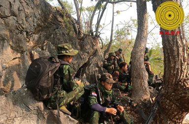 ဖားဆောင်းလမ်းပိုင်းများ ၂ လကြာအထိ စစ်တပ် မဖွင့်နိုင်သေး   သတင်းနှင့် မီဒီယာ ကွန်ရက်။ ၂၀၂၆ ခုနှစ်၊ ဧပြီလ ၃၀ ရက်။   ကရင်နီပြည်၊ ဖားဆောင်းမြို့ကို ပြန်လည်ထိန်းချုပ်နိုင်ပြီဖြစ်၍ လမ်းပိုင်းများအားလုံး မကြာမီပြန်ဖွင့်မည်ဟု စစ်တပ်က ကြေညာခဲ့သော်လည်း နှစ်လကျော်ကြာမြင့်လာသည့် တိုင်အောင် ဖွင့်လှစ်နိုင်ခြင်း မရှိသေးဘဲ တိုက်ပွဲ များ ဆက်လက်ပြင်းထန်နေကြောင်း စစ်ရေးသတင်းရင်းမြစ်များက ပြောသည်။   စစ်တပ်သည် ၂၀၂၆ ခုနှစ်ဆန်းပိုင်းတွင် ဖားဆောင်းမြို့ထဲသို့ ပြန်လည်ဝင်ရောက်နိုင်ခဲ့ပြီးနောက်၊ လွိုင်ကော်-ဖားဆောင်း လမ်းတစ်ခုလုံးကို ပြန်လည်ဖွင့်လှစ်တော့မည်ဟု ဖေဖော်ဝါရီလ ၁၅ ရက်နေ့တွင် ထုတ်ပြန်ခဲ့သည်။   သို့သော် ကရင်နီတော်လှန်ရေး ပူးပေါင်းတပ်ဖွဲ့များ၏ ကြားဖြတ်တိုက်ခိုက်မှုများကြောင့် လက်ရှိအချိန်ထိ ထိုလမ်းပိုင်းအား ဖွင့်လှစ်ရန် ခက်ခဲနေဆဲဖြစ်သည်။   ကရင်နီအမျိုးသားများကာကွယ်ရေးတပ် (KNDF) မှ စစ်ရေးသတင်းရင်းမြစ်တစ်ဦးက “စခ(စစ်တပ်) ဘက် ကတော့ လမ်းပြန်ဖွင့်ဖို့ ကြိုးစားနေတာတွေရှိတယ်၊ ဒါပေမဲ့ ကျနော်တို့ဘက်ကတော့ ပြန်လည်ထိန်းချုပ်ဖို့ အလူးအလဲ ကြိုးစားနေကြတော့ လမ်းဖွင့်ဖို့ ခက်ခဲလိမ့်မယ်” ဟု ပြောသည်။   ဖေဖော်ဝါရီလလယ်မှ ဧပြီလ ၂၉ ရက်နေ့ အတွင်း ဖရူဆို–ဘောလခဲ-ဖားဆောင်း လမ်းပိုင်းရှိ စစ်တပ်ယာဉ်တန်း များကို KNDF နှင့် ပူးပေါင်းတပ်ဖွဲ့များက အနည်းဆုံး (၁၀) ကြိမ်ထက်မနည်း ကြားဖြတ်တိုက်ခိုက်ခဲ့သည်။     ဧပြီလ ၂၆ ရက်ကလည်း ဒီးမော့ဆို - ဖရူဆို လမ်းပိုင်းဖြစ်သည့် ဖရူဆိုမြို့နယ်၊ ဒေါညေးခူကျေးရွာဘက်မှ ထိုးစစ်ဆင်လာသည့် စစ်တပ် စစ်ကြောင်း သည် တော်လှန်ရေးတပ်ဖွဲ့များ၏ ခုခံမှုကြောင့် နောက်တစ်နေ့တွင် ပြန်လည်ဆုတ်ခွာသွားခဲ့ရသည်။   လက်ရှိဖြစ်ပေါ်နေသည့် တိုက်ပွဲများနှင့် လမ်းပိုင်းများ ပိတ်ထားရမှုကြောင့်လည်း ဒေသခံပြည်သူများမှာ ကျန်းမာရေးနှင့် ကုန်စည်စီးဆင်းမှုအတွက် အခက်အခဲများနှင့် ကြုံတွေ့နေရသည်။   မြေပြင်အခြေအနေသိသူတစ်ဦးက “လမ်းပိတ်သွားတော့ အထူးသဖြင့် အရှေ့ခြမ်းကလူတွေက အနောက်ခြမ်း ကို ကူးလို့မရတော့ဘူး။ ကုန်ပစ္စည်းတွေအစ ကျန်းမာရေးကိစ္စအဆုံး အနောက်ခြမ်းမှာပဲ ပိုစုံတော့ အဲ့ဒီ အခက် အခဲ ရှိသွားတယ်။ အရမ်းအရေး ပေါ်ဆိုရင်တော့ ရဲဘော်တွေက လမ်းရှင်းပြီး လူထုကို ပို့ပေးတယ်၊ ဒါပေမဲ့ အန္တရာယ်အရမ်းများတယ်” ဟု ပြောသည်။   ၎င်းက ဆက်လက်၍ "ဗမာစစ်တပ်က တောင်ပေါ်မှာဆိုတော့ လှမ်းမြင်ရတော့ ၉၇ တွေနဲ့ လှမ်းလှမ်းထုတာ။ အရပ်သားတွေကလည်း တောင်းဆိုတော့ ရှေ့ကင်းက ရဲဘော်တွေက လမ်းရှင်းပြီး ကာပေးပြီး ကူးကြတာ မျိုးပေါ့။ ဒါမယ့် အန္တရာယ်အရမ်းများတယ်။ ထိကြတယ် ရဲဘော်တွေ။ အခုတော့ မဖြစ်မနေမှ ကူးပေးတော့ တာမျိုးပေါ့နော်” ဟု ဆက်ပြောသည်။   ၉၇ ဆိုသည်မှာ ၉၇ အမျိုးအစား အမြှောက် လက်နက်ကြီးကို ဆိုလိုသည်။   လက်ရှိတွင် ပြည်ထောင်စု လမ်းမကြီးတစ်လျှောက်ရှိ ကျေးရွာများစွာမှ ပြည်သူများမှာ ရွာလုံးကျွတ် စစ်ဘေး ရှောင်နေရဆဲဖြစ်ပြီး ကုန်သွယ်ရေးနှင့် ခရီးသွားလာမှုများလည်း ရပ်တန့်နေသည်။     ထို့အပြင် စစ်တပ်သည် ဖားဆောင်းမှ တစ်ဆင့် ခဲသတ္တုထွက်ရှိရာ မော်ချီးဒေသသို့ ဆက်လက် စစ်ကြောင်း ထိုးရန် ပြင်ဆင်နေသဖြင့် ပြည်သူများအနေဖြင့် စစ်ရေးအသိ သတိဖြင့် နေထိုင်ကြရန် တော်လှန်ရေးတပ်ဖွဲ့များ က သတိပေးနှိုးဆော်ထားသည်။   #ဖားဆောင်းတိုက်ပွဲ #ကရင်နီပြည်တိုက်ပွဲ #KNDF #KA #PDF