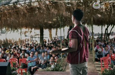  KNU နယ်မြေအတွင်း ဧက ၄ သိန်းကျယ်သော သဘာဝ နယ်မြေ ဖော်ထုတ်ကြေညာ   သတင်းနှင့် မီဒီယာ ကွန်ရက်။ ၂၀၂၆ ခုနှစ်၊ ဧပြီလ ၃၀ ရက်။   KNU တပ်မဟာ ၄ နယ်မြေတွင် ဒေသခံများက ဌာနေတိုင်းရင်းသား လူမျိုးစု ထိန်းသိမ်းနယ်မြေ ဟုခေါ်သည့် ဧက ၄ သိန်းခန့်ရှိသော သဘာဝ နယ်မြေတစ်ခုကို ဖော်ထုတ်လိုက်သည်၊ ။   KNU  ကရင့်အမျိုးသား အစည်းအရုံး မြိတ်-ထားဝယ်ခရိုင်အတွင်း သရက်ချောင်းမြို့နယ်အတွင်းမှ  ဌာနေတိုင်းရင်းသားများ၏ ထုံးတမ်းစဉ်လာနှင့် သဘာဝပတ်ဝန်းကျင်ကို ကာကွယ်ရန်အတွက် ‘ပေါခလိုး ဌာနေတိုင်းရင်းသား လူမျိုးစုတို့ ထိန်းသိမ်းနယ်မြေ’ ကို တရားဝင် အတည်ပြု သတ်မှတ်လိုက်ကြောင်း ပေါခလိုးဌာနေလူမျိုးစုများက ထုတ်ပြန်လိုက်သည်။   အဆိုပါ ထိန်းသိမ်းနယ်မြေသည် ကရင်အမျိုးသားအစည်းအရုံး (KNU) တပ်မဟာ ၄၊ မြိတ်-ထားဝယ်ခရိုင်၊ သရက်ချောင်း (ကစယ်ဒို) မြို့နယ်တွင် တည်ရှိပြီး ၂၀၂၆ ခုနှစ် ဧပြီလ ၂၂ ရက်နေ့တွင် အတည်ပြုခဲ့ခြင်းဖြစ်သည်။   စုစုပေါင်း ဧက ၃၅၈,၄၉၃ (၁.၄၅၁ စတုရန်းကီလိုမီတာခန့်) ကျယ်ဝန်းကာ ကျေးရွာပေါင်း ၂၄ ရွာမှ လူဦးရေ ၁၁,၅၀၀ ကျော်၏ လူနေမှုဘဝနှင့် ယဉ်ကျေးမှုများကို လွှမ်းခြုံထားသည်။   နယ်မြေဖော်ဆောင်ရသည့် ရည်ရွယ်ချက်နှင့်ပတ်သက်၍ KNU တပ်မဟာ ၄ အတွင်းရေးမှူး ပဒိုစောအယ်နားက “အဓိက ဖော်ပြချင်တာက ကျနော်တို့ ဘိုးဘေးမိဘတွေရဲ့ နယ်မြေဒေသတွေကို အတင်းအဓမ္မလာရောက် လုယူ တာကို ရပ်တန့်ရမယ်။ သယံဇာတ ခိုးယူမှုတွေကို ရပ်တန့်ရမယ်။ ကျနော်တို့ ဘိုးဘေးမိဘတွေ ထိန်းသိမ်းခဲ့ကြ တဲ့ ရိုးရာယဉ်ကျေးမှု ဓလေ့ထုံးတမ်းတွေကို နိုင်ငံတကာနဲ့ ငွေကြေးချမ်းသာသူတွေ၊ တိုင်းပြည်ကို အုပ်ချုပ်သူ တွေက လက်ခံအသိအမှတ်ပြုရမယ်” ဟု ပြောသည်။   ယခုနယ်မြေ သတ်မှတ်နိုင်ခြင်းသည် ကုလသမဂ္ဂ၏ ၂၀၃၀ အရောက်တွင် ကမ္ဘာ့မြေမျက်နှာပြင်၏ ၃၀ ရာခိုင်နှုန်း ကို သဘာဝနယ်မြေအဖြစ် ထိန်းသိမ်းရမည်ဆိုသည့် ပန်းတိုင်ကို များစွာအထောက်အကူပြုနိုင်ကြောင်း ကရင် သဘာဝ ပတ်ဝန်းကျင်နဲ့ လူမှုရေးဆိုင်ရာ လှုပ်ရှားမှုကွန်ယက် (KESAN) မှ ဒါရိုက်တာ စောပေါလ်စိန်ထွား က ပြောသည်။   စောပေါလ်စိန်ထွားက “ကျနော်တို့ ထိန်းသိမ်းကာကွယ်မယ်လို့ သတ်မှတ်ထားတဲ့ အကျယ်အဝန်းက ဧက လေးသိန်းနီးနီးလောက် ရှိတယ်။ ဒီအကျယ်အဝန်းဟာ ကမ္ဘာ့ကုသလမဂ္ဂက ချမှတ်ထားတဲ့ ကမ္ဘာမြေကို ကာကွယ်စောင့်ရှောက်ဖို့နဲ့ စိမ်းလန်းစိုပြည်တဲ့ သစ်တောကြီးတွေ ၃၀ ရာခိုင်နှုန်း ရှိရမယ်ဆိုတာကို အများကြီး အထောက်အပံ့ ဖြစ်စေတယ်။ ဒါက လူသားတွေအတွက် သတင်းကောင်းဖြစ်သလို တိရစ္ဆာန်တွေအတွက်လည်း ဖြစ်တယ်” ဟု ပြောသည်။   ပေါခလိုးဒေသသည် ဆယ်စုနှစ်များစွာ မြေယာသိမ်းပိုက်မှုနှင့် စစ်ရေးလှုပ်ရှားမှုဒဏ်များကို ခံစားခဲ့ရပြီး ၂၀၁၅ ခုနှစ် NCA လက်မှတ်ရေးထိုးပြီးနောက်ပိုင်း အလုံးအရင်းနှင့် ဝင်ရောက်လာသည့် ပျက်စီးမှုများသော စီမံကိန်း များကို တုံ့ပြန်ရန် ယခုကဲ့သို့ ကြေညာခဲ့ခြင်း ဖြစ်သည်။   ကိုယ်ပိုင်ပြဌာန်းခွင့်နှင့် ပတ်သက်၍ ပဒိုစောအယ်နားက “ဒီဒေသဟာ ကျနော်တို့ တိုင်းပြည်ဖြစ်တယ်။ ဒီဒေသ ဟာ ကျနော်တို့ အိပ်ရာ ဖြစ်တယ်။ ကျနော်တို့ ဇာတိချက်ကြွေတဲ့နေရာ ဖြစ်တယ်။ ဆိုတော့ ကျနော်တို့ဟာ ကိုယ့်ကြမ္မာကိုယ် ဖန်တီးခွင့်အတိုင်း ဒီဒေသကို ကျနော်တို့ အုပ်ချုပ်သွားမှာ ဖြစ်တယ်။ ဘိုးဘေးဘီဘင် အဆက် ဆက်က ထိန်းသိမ်းလာခဲ့တဲ့ ဒီဒေသကို ကျနော်တို့ ဆက်ပြီး ထိန်းသိမ်းပြီး အုပ်ချုပ် သွားမှာ ဖြစ်တယ်လို့ ပြောချင်တယ်” ဟု ဆက်ပြောသည်။   ပေါခလိုးဒေသသည် သက်ရှိ နယ်မြေတစ်ခုဖြစ်ပြီး ဒေသခံ ဌာနေလူမျိုးစုများမှ မျိုးဆက် အဆက်ဆက် စီမံ အုပ်ချုပ်လာသည့် နယ်မြေဒေသဖြစ်သည်ဟု ပေါခလိုး ဌာနေတိုင်းရင်းသားလူမျိုးစုများ ဆိုသည်။   ပေါခလိုးဌာနေ တိုင်းရင်းသား လူမျိုးစုတို့ ထိန်းသိမ်းနယ်မြေသည် ပြင်ပမှ ဝင်ရောက်စွတ်ဖက်မှုများကို လက်ခံ မည် မဟုတ်ဘဲ ကိုယ်ပိုင်ပြဌာန်းခွင့်နှင့် အုပ်ချုပ်ရေးစနစ်ကို အခြေခံထားသည်ဟု ပဒိုစောအယ်နားက ပြော သည်။   ယခု ပေါခလိုးနယ်မြေသည် KNU နယ်မြေအတွင်း တတိယမြောက် အတည်ပြုသည့် ဌာနေထိန်းသိမ်းနယ်မြေ ဖြစ်သည်။ ယခင်က ၂၀၁၉ ခုနှစ်တွင် တပ်မဟာ ၅ ၌ သံလွင်ငြိမ်းချမ်းရေးဥယျာဉ်နှင့် ၂၀၂၄ ခုနှစ်တွင် တပ်မဟာ ၂ ၌ သောသီတောအူ ဥယျာဉ်တို့ကို အတည်ပြုခဲ့ပြီးဖြစ်သည်။   ကော်သူးလေ ဗဟိုသစ်တောဌာနမှူး ပဒိုမန်းဘထွန်းကလည်း အခြားနယ်မြေများတွင်လည်း ဆက်လက် အကောင်အထည်ဖော်သွားရန် ရှိကြောင်း အသိပေးပြောဆိုထားသည်။   #ပေါခလိုးဌာနေတိုင်းရင်းသားလူမျိုးစုထိန်းသိမ်းနယ်မြေ #ပေါခလိုးဒေသ #သရက်ချောင်းမြို့နယ် #ကစယ်ဒိုမြို့နယ် #KNU