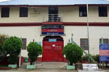 မြိတ်အကျဉ်းထောင်နှင့် ရဲဘက်စခန်းမှ လွတ်မြောက်သူများတွင် နိုင်ကျဉ်းပါဝင်မှု မရှိ   သတင်းနှင့် မီဒီယာ ကွန်ရက်။ ၂၀၂၆ ခုနှစ်၊ ဧပြီလ ၃၀ ရက်။   မြိတ်အကျဉ်းထောင်နှင့် ရဲဘက်စခန်းများမှ အကျဉ်းသားစုစုပေါင်း ၂၈ ဦး လွတ်မြောက်သော်လည်း နိုင်ငံရေး အကျဉ်းသားများ မပါဝင်ဟု အကျဉ်းဦးစီးဌာနနှင့် နီးစပ်သူများက ပြောသည်။   စစ်အုပ်စုက ကဆုန်လပြည့်နေ့ အထိမ်းအမှတ် လွတ်ငြိမ်းချမ်းသာခွင့်ဖြင့် အကျဉ်းသားများကို ပြန်လွှတ်ပေးခဲ့ရာ မြိတ်အကျဉ်းထောင်နှင့် ရဲဘက်စခန်းများမှ စုစုပေါင်း ၂၈ ဦး လွတ်မြောက်လာသော်လည်း နိုင်ငံရေးအကျဉ်းသား များ တစ်ဦးမျှ ပါဝင်လာခြင်းမရှိကြောင်း အကျဉ်းသားမိသားစုဝင်များက ပြောသည်။   ယနေ့ ဧပြီလ ၃၀ ရက်တွင် ပြန်လွှတ်ပေးခဲ့သည့် မြိတ်အကျဉ်းထောင်မှ အကျဉ်းသား ၁၃ ဦးတွင် ခိုးဆိုး လုယက် မှုဖြင့် ပြစ်ဒဏ်ကျခံနေရသည့် လွတ်ရက်နီးသူ အကျဉ်းသား ၁၁ ဦးနှင့် အကျဉ်းသူ ၂ ဦးတို့သာ ပါဝင်ခဲ့သည်။   ထို့ပြင် ကျောက်ဖြူတောင် ကုန်ထုတ် ရဲဘက်စခန်းမှ ၁၂ ဦးနှင့် နတ်စင်ကုန်း ကုန်ထုတ်စခန်းမှ ၃ ဦးတို့လည်း လွတ်မြောက်လာခဲ့သည်။   နံနက်အစောပိုင်းကတည်းက ထောင်ရှေ့တွင် သားဖြစ်သူကို လာရောက်စောင့်ကြိုနေသည့် အသက် ၄၅ နှစ် အရွယ် မိခင်တစ်ဦးက “မနက်အစောကြီးကတည်းက ထောင်အရှေ့မှာ သွားစောင့်နေတာ၊ လွတ်ခါနီး အပြင် ဘုတ်ကျနေတဲ့သူတွေပဲ လွှတ်တာ၊ အိမ်က သားတော့ မပါဘူး” ဟု ပြောသည်။     စစ်တပ်သည် ယခုတစ်ကြိမ် လွတ်ငြိမ်းချမ်းသာခွင့်တွင် တစ်နိုင်ငံလုံးအတိုင်းအတာဖြင့် အကျဉ်းသား ၁,၅၀၈ ဦးနှင့် နိုင်ငံခြားသား ၁၁ ဦးတို့ကို လွှတ်ပေးခဲ့ကြောင်း ကြေညာထားသည်။   အဆိုပါ လွတ်ငြိမ်းခွင့်သည် ရာဇဝတ်ကျင့်ထုံးဥပဒေ ပုဒ်မ ၄၀၁၊ ပုဒ်မခွဲ (၁) အရ နောက်တစ်ကြိမ် ပြစ်မှုထပ်မံ ကျူးလွန်ပါက ယခုကျန်ရှိသည့် ပြစ်ဒဏ်များကိုပါ ဆက်လက်ကျခံရမည်ဟူသော ကန့်သတ်ချက်ဖြင့် လွှတ်ပေး ခြင်း ဖြစ်သည်။   မြန်မာနိုင်ငံလုံးဆိုင်ရာ နိုင်ငံရေးအကျဉ်းသားများ ကွန်ရက် (PPNM) ၏ ထုတ်ပြန်ချက်အရ ထားဝယ် အကျဉ်းထောင်မှ လည်း အသက်ကြီးပိုင်း အကျဉ်းသား ၁ ဦးသာ ပြန်လည်လွတ်မြောက်လာပြီး နိုင်ငံရေး အကျဉ်းသားများ ပါဝင်ခြင်းမရှိကြောင်း သိရသည်။   မြန်မာနှစ်ဆန်းတစ်ရက်နေ့နှင့် ယခု ကဆုန်လပြည့်နေ့ လွတ်ငြိမ်းချမ်းသာခွင့်တို့တွင် နိုင်ငံရေးအကျဉ်းသားများ ပါဝင်မှု အလွန်နည်းပါးနေသည့်အပေါ် ပြည်တွင်း၊ ပြည်ပ လူ့အခွင့်အရေး လှုပ်ရှားသူများက ဝေဖန်ပြောဆိုမှုများ ပြုလုပ်နေကြသည်။   ကျန်ရှိနေသော အကျဉ်းသားများအတွက် ကျခံရန်ကျန်ရှိသည့် ပြစ်ဒဏ်များအနက်မှ ၆ ပုံ ၁ ပုံကို လျှော့ပေါ့ပေး မည်ဟု စစ်အစိုးရက ထပ်မံကြေညာထားသော်လည်း နိုင်ငံရေးအကျဉ်းသားများ လွတ်မြောက်ရေးအတွက်မူ မျှော်လင့်ချက် နည်းပါးနေဆဲ ဖြစ်သည်။    #အကျဉ်းထောင် #လွတ်ငြိမ်းခွင့်  