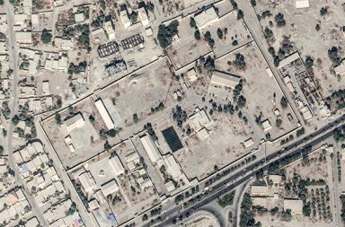 အီရန် စစ်ပွဲတွင် AI များ အရေးပါလာ   သတင်းနှင့် မီဒီယာ ကွန်ရက်။ ၂၀၂၆ ခုနှစ်၊ ဧပြီလ ၃ ရက်။   အီရန်စစ်ပွဲအတွင်းမှာ အမေရိကန်စစ်တပ်ဟာ ပစ်မှတ်တွေကို စက္ကန့်ပိုင်းအတွင်း ရှာဖွေဖော်ထုတ်နိုင်ဖို့ AI စနစ်တွေကို အားကိုးလာသလို၊ တစ်ဖက်မှာလည်း လူမှုကွန်ရက်ပေါ်မှာ AI နဲ့ ဖန်တီးထားတဲ့ သတင်းမှားတွေက လူထုတွေကို ဝေဝါးစေပါတယ်။   အမေရိကန်စစ်တပ်ဟာ Palantir ကုမ္ပဏီထုတ် Maven Smart System ကို အသုံးပြုပြီး အီရန်နိုင်ငံအတွင်းက ပစ်မှတ်ပေါင်း ၁၁,၀၀၀ ကျော်ကို ဗုံးကြဲတိုက်ခိုက်ခဲ့တယ် လို့ ဘီဘီစီ သတင်းတပုဒ်မှာ ဖော်ပြပါတယ်။   ဒီစနစ်ဟာ ဒရုန်းဗီဒီယိုတွေ၊ ဂြိုဟ်တုဓာတ်ပုံတွေနဲ့ ထောက်လှမ်းရေးသတင်းတွေကို ပေါင်းစပ်ပြီး ဘယ်နေရာကို တိုက်ခိုက်ရမလဲဆိုတာ အကြံပြုပေးတာပါ။   ဒါပေမယ့် Palantir UK ကုမ္ပဏီ အကြီးအကဲ လူးဝစ် မော့စ်လေ Louis Mosley ကတော့ နောက်ဆုံးဆုံးဖြတ်ချက်ကို လူတွေက ပဲ ချမှတ်တာဖြစ်ပြီး AI ကတော့ အချက်အလက် အမြောက်အမြားကို လူသားတွေ တစ်ခုချင်း လိုက်မကြည့်နိုင်ခင် အမြန်ဆုံး စုစည်းပေးတာပဲ ဖြစ်တယ် လို့ ရှင်းပြပါတယ်။   အမေရိကန် အရှေ့အလယ်ပိုင်း စစ်ဌာနချုပ် အကြီးအကဲလေတပ်ဗိုလ်ချုပ် ဘရက်ဒ် ကူးပါး (Adm Brad Cooper) ကတော့  AI က ခေါင်းဆောင်တွေကို သတင်းအချက်အလက်တွေကြားက   အမှိုက်တွေကို ဖယ်ထုတ်ပေးပြီး ရန်သူက တုံ့ပြန်ဖို့ မပြင်နိုင်ခင်မှာ ပိုမိုမြန်ဆန်၊ ပိုမိုကောင်းမွန်တဲ့ ဆုံးဖြတ်ချက်တွေကို ချနိုင်အောင် ကူညီပေးတာ ဖြစ်တယ်လို့ ဆိုပါတယ်။   ဒါပေမယ့်လည်း AI ကြောင့် စစ်ဆင်ရေးတွေဟာ "အတွေးထက် ပိုမြန်တဲ့နှုန်း" နဲ့ ဖြစ်ပေါ်နေတာကြောင့် လူသားတွေအနေနဲ့ ပစ်မှတ်ဟာ တကယ်ပဲ စစ်ရေးပစ်မှတ် ဟုတ်၊ မဟုတ် ပြန်လည်စစ်ဆေးဖို့ အချိန်မရတော့မှာကို ပညာရှင်တွေက စိုးရိမ်နေကြတယ်လို့ ဘီဘီစီ သတင်းတပုဒ်မှာ ဖော်ပြပါတယ်။     မတ်လဆန်းပိုင်းက အီရန်နိုင်ငံ မီနပ်ဘ် (Minab) မြို့က ကျောင်းတစ်ကျောင်း ဗုံးကြဲခံရပြီး ကလေးငယ် ၁၁၀ အပါအဝင် ၁၆၈ ဦး သေဆုံးခဲ့ရမှုဟာ AI ကြောင့် မှားယွင်းတဲ့ ပစ်မှတ်ကို ရွေးချယ်မိတာလားဆိုတဲ့ မေးခွန်းတွေလည်း ထွက်ပေါ်နေပါတယ်။   ဘီဘီစီ ကမ္ဘာတဝှမ်း အစီအစဉ်က သတင်းတပုဒ်မှာ ဘုရင်မ မေရီ တက္ကသိုလ်က ပါမောက္ခတယောက်ကို ကိုးကား ဖော်ပြထားပါတယ်။ Prof Elke Schwarz က AI အပေါ် အလွန်အကျွံ အားကိုးလာရင် လူသားတွေရဲ့ ဝေဖန်ပိုင်းခြားနိုင်စွမ်း လျော့နည်းသွားပြီး အရပ်သားတွေ သေဆုံးဖို့ အခွင့်အလမ်း ပိုများလာစေနိုင်တယ်လို့ ထောက်ပြထားပါတယ်။   စစ်မြေပြင်က ပစ်မှတ်ရှာရာမှာ AI ကို အသုံးပြုနေသလို အင်တာနက်ပေါ်မှာလည်း AI နဲ့ ဖန်တီးထားတဲ့ ဗီဒီယိုအတုတွေ ပျံ့နှံ့နေပါတယ်။   အမေရိကန်စစ်သားတွေကို အီရန်က ဖမ်းဆီးထားတဲ့ပုံစံတွေ၊ အစ္စရေး လေဆိပ်တွေ ဗုံးကြဲခံရတဲ့ ပုံစံတွေကို AI နဲ့ လက်ရာမြောက်စွာ ဖန်တီးပြီး ဝါဒဖြန့်နေကြတာပါ။   အင်္ဂလန်နိုင်ငံ ဘာကလေ တက္ကသိုလ်က ပါမောက္ခ ဟာနီ ဖာရစ် Hany Farid က အရင်က အတုတွေက အနည်းအကျဉ်းသာ ဖြစ်ပြီး ချက်ချင်း သိသာတယ်၊ အခုက အတုတွေ ရာနဲ့ ချီလာပြီး အစစ်နဲ့ တူတာကြောင့် လူတွေကလည်း ထပ်ဆင့် ဝေမျှနေကြတယ်လို့ ထောက်ပြထားပါတယ်။   အနာဂတ် စစ်ပွဲတွေမှာ AI ဟာ မလွဲမသွေ ပါလာတော့မှာ ဖြစ်ပေမယ့် AI ကြောင့် သတင်းအမှားတွေကို အမှန်မထင်ဖို့နဲ့ အရပ်သား ထိခိုက်မှုတွေကို ကာကွယ်ဖို့ကတော့ မေးခွန်းထုတ်စရာ ဖြစ်နေဆဲ ဖြစ်ပါတယ်။