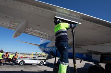 ဥရောပတွင် လေယာဉ်ဆီ ၆ ပတ်စာသာကျန်တော့သည်ဟု IEA ဆို   သတင်းနှင့် မီဒီယာ ကွန်ရက်။ ၂၀၂၆ ခုနှစ်၊ ဧပြီလ ၁၆ ရက်။   နိုင်ငံတကာ စွမ်းအင်အေဂျင်စီ (IEA) အကြီးအကဲက ဥရောပတွင် ဂျက်လေယာဉ်ဆီ လက်ကျန်မှာ "၆ ပတ်ခန့်သာ" ရှိတော့ကြောင်း သတိပေးလိုက်သည်။   အီရန်စစ်ပွဲကြောင့် ရေနံတင်ပို့မှုလမ်းကြောင်းများ ပိတ်ဆို့နေဆဲဖြစ်ပါက လေကြောင်းခရီးစဉ်များ မကြာမီ ဖျက်သိမ်းရတော့မည့်အခြေအနေကို IEA ညွှန်ကြားရေးမှူးချုပ် Fatih Birol က AP သတင်းဌာနသို့ ပြောကြားခဲ့ခြင်း ဖြစ်သည်။   မစ္စတာ Birol က ဟော်မုဇ် ရေလက်ကြား (Strait of Hormuz) မှတစ်ဆင့် ရေနံနှင့် သဘာဝဓာတ်ငွေ့ တင်ပို့မှုများ ရပ်တန့်သွားခြင်းမှာ ရင်ဆိုင်ခဲ့ဘူးသမျှ စွမ်းအင် အကျပ်အတည်းများတွင် အကြီးမားဆုံး ဖြစ်သည်ဟု ဆိုသည်။   ဤအခြေအနေ ကြာရှည်လေလေ ကမ္ဘာ့စီးပွားရေး တိုးတက်မှုနှင့် ငွေဖောင်းပွမှုနှုန်းအပေါ် ဆိုးကျိုးများလေလေ ဖြစ်မည်ဟု သတိပေးထားသည်။   ဤ အကျပ်အတည်းကြောင့် ဓာတ်ဆီ၊ သဘာဝဓာတ်ငွေ့နှင့် လျှပ်စစ်စျေးနှုန်းများ အဆမတန် မြင့်တက်လာမည်ဟု သတိပေးထားသည်။   အရှေ့အလယ်ပိုင်းမှ စွမ်းအင်ကို အဓိကအားထားနေရသည့် ဂျပန်၊ ကိုရီးယား၊ အိန္ဒိယ၊ တရုတ်၊ ပါကစ္စတန်နှင့် ဘင်္ဂလားဒေ့ရှ် နိုင်ငံများမှာ အဆိုးရွားဆုံး စတင်ခံစားရမည်ဖြစ်သည်။   ဥရောပနှင့် အမေရိက: ထို့နောက်တွင် ဥရောပနှင့် အမေရိကတိုက်နိုင်ငံများသို့ ရိုက်ခတ်မှုများ ရောက်ရှိလာမည် ဖြစ်သည်။   ဟော်မုဇ် ရေလက်ကြား ပြန်မဖွင့်နိုင်ပါက ဥရောပမြို့ကြီးများအကြား ပြေးဆွဲနေသည့် လေကြောင်းခရီးစဉ်အချို့မှာ လောင်စာဆီပြတ်လပ်မှုကြောင့် မကြာမီ ရပ်နားရဖွယ် ရှိသည်။   လန်ဒန်စတော့စျေးကွက်တွင် လေကြောင်းလိုင်းများ၏ ရှယ်ယာစျေးနှုန်းများ ကျဆင်းလျက်ရှိသည်။   ဥရောပလေဆိပ်များကောင်စီ (Airport Council International Europe) ကလည်း ရက်သတ္တပတ် အနည်းငယ်အတွင်း ဂျက်လေယာဉ်ဆီ ပြတ်လပ်မှုနှင့် ရင်ဆိုင်ရနိုင်ကြောင်း အတည်ပြုထားသည်။   အမေရိကန်သမ္မတ ဒေါ်နယ်ထရမ့်၏ ဟော်မုဇ် ရေလက်ကြား ပိတ်ဆို့ထားမှုကြောင့် ကမ္ဘာ့အချက်အချာကျသော သင်္ဘောလမ်းကြောင်းတွင် လောင်စာဆီစီးဆင်းမှု ရေရှည်ပြတ်တောက်မည်ကို စိုးရိမ်မှုများ မြင့်တက်နေခြင်း ဖြစ်သည်။   #ဥရောပ #လေယာဉ်ဆီ #AirportCouncilInternationalEurope #FatihBirol