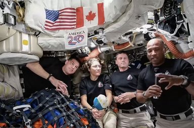 Artemis II  အာကာသယာဉ် စံချိန်သစ်တင်   သတင်းနှင့် မီဒီယာ ကွန်ရက်။ ၂၀၂၆ ခုနှစ်၊ ဧပြီလ ၇ ရက်။   လကမ္ဘာသို့ ခရီးနှင်နေသည့် NASA ၏ Artemis II အာကာသယာဉ်သည် ၁၉၇၀ ပြည့်နှစ်က Apollo 13 တင်ခဲ့သည့် အဝေးဆုံးခရီးစဉ် စံချိန်ကို ကျော်ဖြတ်ကာ လူသားတို့ ကမ္ဘာမြေမှ အဝေးဆုံးသို့ ရောက်ရှိသည့် မှတ်တမ်းသစ်ကို ဧပြီလ ၆ ရက်နေ့တွင် တင်နိုင်ခဲ့သည်။   Artemis II သည် ကမ္ဘာမြေမှ ကီလိုမီတာပေါင်း ၄၀၆,၇၈၈ (၂၅၂,၇၆၀ မိုင်) အကွာအဝေးအထိ ရောက်ရှိမည်ဖြစ်ကာ ယခင် Apollo 13 ၏ ၄၀၀,၁၇၁ ကီလိုမီတာ စံချိန်ကို ကျော်လွန်သွားခြင်း ဖြစ်သည်။   အာကာသယာဉ်မှူး ၄ ဦး ပါဝင်သော အဖွဲ့သည် လ၏ တစ်ဖက်ခြမ်းကို ပတ်၍ ပျံသန်းရင်း မျက်နှာပြင်လေ့လာရေးလုပ်ငန်းများကို ၆ နာရီကျော်ကြာ လုပ်ဆောင်မည်ဖြစ်သည်။   အဖွဲ့ခေါင်းဆောင် Reid Wiseman နှင့်အတူ အဖွဲ့ဝင်များအဖြစ် ပထမဆုံးသော လူမည်းအာကာသယာဉ်မှူး၊ ပထမဆုံး အမျိုးသမီး အာကာသယာဉ်မှူးနှင့် ပထမဆုံးသော ကနေဒါနိုင်ငံသား အာကာသယာဉ်မှူးတို့ ပါဝင်ပြီး ယခုခရီးစဉ်သည် ၂၀၂၇ နှင့် ၂၀၂၈ ခုနှစ်တို့တွင် ပြုလုပ်မည့် လပေါ်ခြေချရေး ခရီးစဉ်များအတွက် အဓိကပြင်ဆင်မှုများ လုပ်ဆောင်ရန် ဖြစ်သည်ဟု နာဆာက ဆိုသည်။   #ArtemisII #NASA