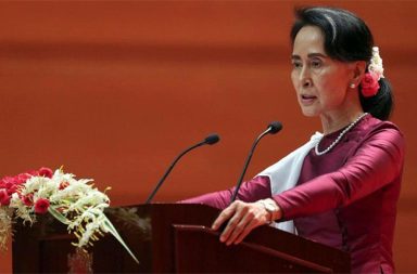 ဒေါ်အောင်ဆန်းစုကြည် လွှတ်ပေးရန် ဖိလစ်ပိုင်နှင့် ကုလသမဂ္ဂ တောင်းဆို   သတင်းနှင့် မီဒီယာ ကွန်ရက်။ ၂၀၂၆ ခုနှစ်၊ ဧပြီလ ၂၀  ရက်။   အာဆီယံအလှည့်ကျ ဥက္ကဋ္ဌ ဖြစ်သော ဖိလစ်ပိုင်အစိုးရက မြန်မာ့ဒီမိုကရေစီခေါင်းဆောင် ဒေါ်အောင်ဆန်းစုကြည်နှင့် ကျန်ရှိနေသေးသည့် နိုင်ငံရေးအကျဉ်းသားအားလုံးကို အမြန်ဆုံးလွှတ်ပေးရန် တနင်္ဂနွေနေ့တွင် ထပ်မံတိုက်တွန်းလိုက်သည်။     ဖိလစ်ပိုင်နိုင်ငံခြားရေးဝန်ကြီးဌာန၏ ထုတ်ပြန်တွင် ဒေါ်အောင်ဆန်းစုကြည်အား လွှတ်ပေးခြင်းသည် မြန်မာနိုင်ငံ၌ အားလုံးပါဝင်သည့် ဆွေးနွေးပွဲများ ဖြစ်ပေါ်လာရန်နှင့် အာဆီယံဘုံသဘောတူညီချက် (၅) ရပ်ကို အကောင်အထည်ဖော်ရန်အတွက် မရှိမဖြစ်လိုအပ်သည့်အချက် ဖြစ်သည်ဟု ဖော်ပြထားသည်။   တစ်ချိန်တည်းမှာပင် ဒေါ်အောင်ဆန်းစုကြည်၏ သားငယ်ဖြစ်သူ ဦးထိန်လင်း (ခေါ်) ကင်မ်အဲရစ်က မိခင်ဖြစ်သူ ၂၀၂၁ ခုနှစ်ကတည်းက လူမြင်ကွင်းမှ ပျောက်ကွယ်နေသည့်အပေါ် စိုးရိမ်ပူပန်ကြောင်းနှင့် "မိခင်ဖြစ်သူ အသက်ရှင်နေကြောင်း အထောက်အထားပြပေးရန်" သားတစ်ဦးအနေဖြင့် တောင်းဆိုခဲ့သည်။   ကုလသမဂ္ဂကလည်း ဒေါ်အောင်ဆန်းစုကြည်နှင့် မတရားဖမ်းဆီးခံထားရသူအားလုံးကို လွှတ်ပေးရန် တောင်းဆိုထားဆဲဖြစ်သည်။   သမ္မတသစ်အဖြစ် ကျမ်းသစ္စာကျိန်ဆိုခဲ့သည့် မင်းအောင်လှိုင်က သင်္ကြန်ကာလအတွင်း အကျဉ်းသား ၄,၃၀၀ ကျော်ကို လွတ်ငြိမ်းခွင့်ပေးခဲ့သည်ဟု ဆိုခဲ့သည်။   လွတ်မြောက်လာသူများတွင် သမ္မတဟောင်း ဦးဝင်းမြင့် ပါဝင်လာခဲ့သော်လည်း နိုင်ငံရေးအကျဉ်းသားကူညီစောင့်ရှောက်ရေးအဖွဲ့များကမူ အမှန်တကယ်လွတ်မြောက်လာသူ အရေအတွက်မှာ ထိုထက်များစွာနည်းပါးကြောင်း ဝေဖန်နေကြသည်။   ဝေဖန်သူများက ဤလွတ်ငြိမ်းခွင့်သည် နိုင်ငံတကာ၏ အသိအမှတ်ပြုမှုကို ရယူလိုသော ပြကွက်တစ်ခုသာဖြစ်သည်ဟု သုံးသပ်ကြသည်။   ထိုအခြေအနေများအတွင်းမှာပင် ထိုင်းဒုတိယဝန်ကြီးချုပ်နှင့် နိုင်ငံခြားရေးဝန်ကြီး ဆီဟာဆက်သည် လာမည့်အပတ်တွင် နေပြည်တော်သို့ သွားရောက်ရန် စီစဉ်ထားကြောင်း ထိုင်း PBS သတင်းဌာနက ထုတ်ပြန်ထားသည်။   #ဖိလစ်ပိုင် #ကုလသမဂ္ဂ #ဒေါ်အောင်ဆန်းစုကြည်