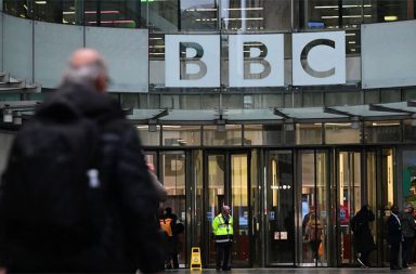 BBC က ဝန်ထမ်း ၂၀၀၀ လျှော့မည်   သတင်းနှင့်မီဒီယာ ကွန်ရက်။ ၂၀၂၆ ခုနှစ်၊ ဧပြီလ ၁၆ ရက်။   ကမ္ဘာ့ အကြီးဆုံး သတင်းဌာနကြီး တစ်ခု ဖြစ်သည့် ဗြိတိသျှ အသံလွှင့် ကော်ပိုရေးရှင်း BBC က နှစ်နှစ်အတွင်း နှစ်စဉ်အသုံးစရိတ်၏ ၁၀ ရာခိုင်နှုန်း (ပေါင် သန်း ၅၀၀) ကို ချွေတာရန်အတွက် ဝန်ထမ်းအင်အား ၂,၀၀၀ ခန့်ကို လျှော့ချသွားမည်ဖြစ်ကြောင်း ဗုဒ္ဓဟူးနေ့က ကြေညာခဲ့သည်။   BBC ၏ ယာယီညွှန်ကြားရေးမှူးချုပ် Rhodri Talfan Davies က ဝန်ထမ်းများနှင့် စကားပြောဆိုရာတွင် ယခုလူလျှော့မှုသည် ဆယ်စုနှစ်တစ်ခုကျော်အတွင်း အကြီးမားဆုံးဖြစ်ကြောင်း ပြောကြားခဲ့သည်။   အဓိကဖြတ်တောက်မှုများကို ၂၀၂၇ ခုနှစ်၊ ဧပြီလ ၁ ရက်နေ့တွင် စတင်မည့် ဘဏ္ဍာရေးနှစ်တွင် လုပ်ဆောင်သွားမည်ဖြစ်သည်။   ငွေဖောင်းပွမှု၊ လိုင်စင်ကြေးနှင့် လုပ်ငန်းဝင်ငွေများအပေါ် ဖိအားသက်ရောက်မှု၊ နှင့် ကမ္ဘာ့စီးပွားရေး မတည်ငြိမ်မှုများကြောင့် ယခု ကဲ့သို့ ဆုံးဖြတ်ရခြင်း ဖြစ်သည်ဟု ဆိုသည်။   လာမည့်လတွင် Google အမှုဆောင်ဟောင်း Matt Brittin က BBC ၏ ညွှန်ကြားရေးမှူးချုပ်အဖြစ် တာဝန်ယူမည်ဖြစ်သည်။       ယခင်ညွှန်ကြားရေးမှူးချုပ် Tim Davie နှင့် သတင်းဌာနအကြီးအကဲ Deborah Turness တို့သည် အမေရိကန်သမ္မတ ဒေါ်နယ်ထရမ့်၏ ၂၀၂၁ ခုနှစ် ဇန်နဝါရီ ၆ ရက် မိန့်ခွန်းနှင့်ပတ်သက်သော မှတ်တမ်းတင်ရုပ်ရှင်တွင် လွဲမှားစွာ တည်းဖြတ်မိသည့်ကိစ္စကြောင့် ရာထူးမှ နုတ်ထွက်ခဲ့ကြသည်။   ထိုကိစ္စနှင့်ပတ်သက်၍ ဒေါ်နယ်ထရမ့်က BBC ကို သိက္ခာချမှုဖြင့် ဒေါ်လာ ၁၀ ဘီလီယံ လျော်ကြေးတောင်းကာ တရားစွဲဆိုထားသည်။   လက်ရှိတွင် BBC ကို ဗြိတိန်အိမ်ထောင်စုများထံမှ တစ်နှစ်လျှင် ပေါင် ၁၈၀ ကောက်ခံသည့် "လိုင်စင်ကြေး" (License Fee) ဖြင့် လည်ပတ်နေခြင်းဖြစ်သည်။   သို့သော် Streaming ဝန်ဆောင်မှုများ ခေတ်စားလာသည့်အတွက် ဤကဲ့သို့ လိုင်စင်ကြေးကောက်ခံ သည့်စနစ်ကို ကန့်ကွက်သူများ များပြားလာသည်။   ဘီဘီစီ၏ မြန်မာ ဌာနအပါအဝင် ဘာသာစကား ဌာနခွဲများကမူ ဗြိတိန် အစိုးရ နိုင်ငံခြားရေး ဌာန၏ ရန်ပုံငွေ ထောက်ပံ့မှုကို ရရှိကြသည်။   လူအင်အားလျော့ချမှုတွင် မည်သည့် ဌာနမှ မည်သည့် ဝန်ထမ်းများကို လျှော့ချမည်ကို ကြေညာခြင်း မရှိသေးသကဲ့သို့ မြန်မာအပါအဝင် ဘာသာစကား ဝန်ဆောင်မှုများ Language Services ပါဝင်မှု ရှိမရှိကို မသိရသေးပါ။   လက်ရှိ ဗြိတိန်လေဘာအစိုးရက BBC အတွက် မျှတပြီး ရေရှည်တည်တံ့သော ရန်ပုံငွေစနစ်ဖြစ်စေရန် ကတိပြုထားသော်လည်း လိုင်စင်ကြေးအစား အခြားပုံစံဖြင့် အစားထိုးရန် စဉ်းစားနေသည်။   ၁၉၂၂ ခုနှစ်တွင် စတင်တည်ထောင်ခဲ့သော BBC သည် လက်ရှိတွင် ဗြိတိန်ပြည်တွင်းနှင့် ဒေသတွင်း ရုပ်သံလိုင်း ၁၅ လိုင်း၊ ရေဒီယိုအသံလွှင့်ဌာနများစွာနှင့် ကမ္ဘာကျော် World Service အပါအဝင် ဒစ်ဂျစ်တယ်ဝန်ဆောင်မှုများကိုပါ လုပ်ဆောင်လျက်ရှိသည်။   #BBC #MattBrittin  #TimDavie #DeborahTurness