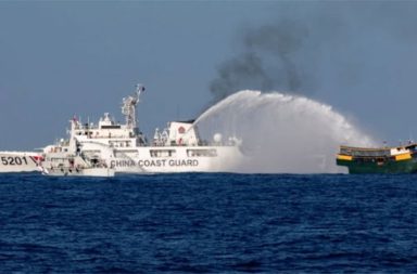 အငြင်းပွား တောင်တရုတ်ပင်လယ်တွင် တရုတ်လှေမှ ပြင်းထန်သော အဆိပ်ငွေ့များ ဖမ်းဆီးရမိ   သတင်းနှင့် မီဒီယာ ကွန်ရက်။ ၂၀၂၆ ခုနှစ်၊ ဧပြီလ ၁၄ ရက်။   တောင်တရုတ်ပင်လယ်အတွင်း အငြင်းပွားနေသည့် သန္တာကျောက်တန်းတစ်ခုတွင် လှုပ်ရှားနေသော တရုတ်လှေများပေါ်မှ ဆိုင်ယာနိုက် (Cyanide) အဆိပ်ငွေ့များကို တွေ့ရှိခဲ့ကြောင်း ဖိလစ်ပိုင်လုံခြုံရေးတာဝန်ရှိသူများက တနင်္လာနေ့ (ဧပြီ ၁၃၊ ၂၀၂၆) တွင် ပြောကြားခဲ့သည်။   ဖိလစ်ပိုင် အမျိုးသားလုံခြုံရေးကောင်စီ ပြောရေးဆိုခွင့်ရှိသူ Cornelio Valencia က ဤလုပ်ရပ်သည် ရေနေသတ္တဝါများကို သေကျေပျက်စီးစေရန်နှင့် ထိုနေရာရှိ ဖိလစ်ပိုင်ရေတပ်သားများအတွက် အဓိကစားနပ်ရိက္ခာဖြစ်သော ငါးအရင်းအမြစ်များကို ဖြတ်တောက်ရန် ရည်ရွယ်သည့် "နှောင့်ယှက်ဖျက်ဆီးမှု" ဖြစ်သည်ဟု ပြောကြားခဲ့သည်။   ဖိလစ်ပိုင် ရေတပ်က ပြီးခဲ့သည့်နှစ်အတွင်း Second Thomas Shoal (အယွန်ဂျင် သန္တာကျောက်တန်း) တွင် သိမ်းဆည်းရမိခဲ့သော ပုလင်းများကို ဓာတ်ခွဲခန်း၌ စစ်ဆေးခဲ့ရာ ပြင်းထန်သောအဆိပ်ဖြစ်သည့် ဆိုင်ယာနိုက် ပါဝင်နေကြောင်း အတည်ပြုနိုင်ခဲ့ခြင်း ဖြစ်သည်။   ဤအဆိပ်သည် သန္တာကျောက်တန်းများကို ပျက်စီးစေနိုင်ပြီး ဖိလစ်ပိုင်က ပိုင်နက်အထောက်အထား အဖြစ် တင်ထားသည့် စစ်သင်္ဘော (BRP Sierra Madre) ၏ တည်ငြိမ်မှုကိုပါ ထိခိုက်လာနိုင်ကြောင်း သတိပေးထားသည်။   သို့သော်လည်း တရုတ်နိုင်ငံခြားရေးဝန်ကြီးဌာနကမူ ဤစွပ်စွဲချက်သည် လုပ်ကြံဖန်တီးထားသည့် "ပြကွက်" (Stunt) သာဖြစ်ကြောင်း ပယ်ချခဲ့သည်။   ဖိလစ်ပိုင်ဘက်က တရုတ်တံငါသည်များကို တရားမဝင် နှောင့်ယှက်ပြီး ရိက္ခာများကို လုယူကာ ယခုကဲ့သို့ ယုံကြည်စိတ်ချ၍မရသော ပုံပြင်များကို ဖန်တီးနေခြင်းဖြစ်ကြောင်း တရုတ်ပြောရေးဆိုခွင့်ရှိသူ Guo Jiakun က တုံ့ပြန်ခဲ့သည်။   အဆိုပါ သန္တာကျောက်တန်းသည် ဖိလစ်ပိုင်၏ အထူးစီးပွားရေးဇုန် (EEZ) အတွင်း တည်ရှိသော်လည်း တရုတ်နိုင်ငံက ၎င်းတို့ပိုင်နက်အဖြစ် ရှေးယခင်ကတည်းက အခိုင်အမာ ပြောဆိုနေခြင်းဖြစ်သည်။   ပြီးခဲ့သည့် ၂၀၂၄ ခုနှစ်၊ ဇွန်လအတွင်းက ဖြစ်ပွားခဲ့သော ထိပ်တိုက်တွေ့ဆုံမှုတွင် ဖိလစ်ပိုင်ရေတပ်သားတစ်ဦး လက်ချောင်းတစ်ချောင်း ဆုံးရှုံးခဲ့ရသည်အထိ အခြေအနေ ပြင်းထန်ခဲ့ဖူးသည်။   နှစ်နိုင်ငံကြား ပူးပေါင်းဆောင်ရွက်မှုနှင့် ယုံကြည်မှု တည်ဆောက်ရေးအတွက် ဆွေးနွေးမှုများ ရှိနေသော်လည်း၊ ဖိလစ်ပိုင်ဘက်ကမူ ထိရှလွယ်သော စစ်ဆင်ရေးနယ်မြေများတွင် ပူးပေါင်းဆောင်ရွက်ရန် အစီအစဉ်မရှိကြောင်း ရှင်းလင်းထားသည်။   အထူးသဖြင့် အမေရိကန် ပြည်ထောင်စု၊ ဂျပန်နှင့် ဖိလစ်ပိုင်နိုင်ငံတို့အကြား ပူးပေါင်း လုပ်ဆောင်မှုများ မြင့်တက်လာချိန်တွင် တရုတ်နှင့် ဖိလစ်ပိုင်နိုင်ငံအကြား တောင်တရုတ်ပင်လယ်ကျွန်းများ အငြင်းပွားမှုမှာ ပိုမို တင်းမာလာနေခဲ့သည်။   #တောင်တရုတ်ပင်လယ်အငြင်းပွားမှု #တောင်တရုတ်ပင်လယ်  #Cyanide