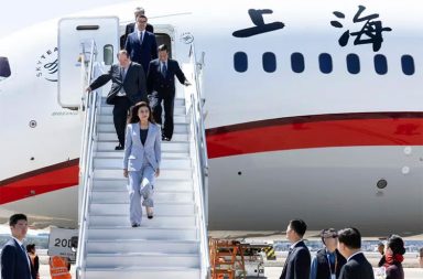 ထိုင်ဝမ်အတိုက်အခံခေါင်းဆောင် တရုတ်ပြည်သို့ သွားရောက်   သတင်းနှင့် မီဒီယာ ကွန်ရက်။ ၂၀၂၆ ခုနှစ်၊ ဧပြီလ ၉ ရက်။   ထိုင်ဝမ်၏ အဓိကအတိုက်အခံပါတီဖြစ်သော ကူမင်တန် (KMT) ပါတီဥက္ကဋ္ဌ Cheng Li-wun သည် တရုတ်နိုင်ငံသို့ ၆ ရက်ကြာ ခရီးစဉ်အဖြစ် သွားရောက်နေပြီး တရုတ်သမ္မတ ရှီကျင့်ဖျင်နှင့် တွေ့ဆုံရန် ရှိသည်။   ယင်းသည် ဆယ်စုနှစ်တစ်ခုအတွင်း KMT ဥက္ကဋ္ဌတစ်ဦး၏ ပထမဆုံးသော တရုတ်ပြည်ခရီးစဉ် ဖြစ်သည်။   Cheng Li-wun က ၎င်းအနေဖြင့် နှစ်နိုင်ငံကြား ပြန်လည်သင့်မြတ်ရေးအတွက် "ငြိမ်းချမ်းရေးတံတား" အဖြစ် ဆောင်ရွက်လိုကြောင်း ပြောကြားခဲ့သည်။     ထိုင်ဝမ်အာဏာရ DPP ပါတီကမူ ယခုခရီးစဉ်သည် အမျိုးသားလုံခြုံရေးကို ထိခိုက်စေသည်ဟု ဝေဖန်ခဲ့သည်။   တရုတ်က ထိုင်ဝမ်ပတ်ပတ်လည်တွင် စစ်ရေးခြိမ်းခြောက်မှုများ လုပ်နေချိန်တွင် ယခုလို သွားရောက်ခြင်းသည် ရန်သူ့ထံ ဒူးထောက်ခြင်းဖြစ်ပြီး၊ အမျိုးသားလုံခြုံရေးကို ထိခိုက်စေသည်ဟု ဆိုသည်။   နိုင်ငံရေးလေ့လာသူများကမူ ယခုခရီးစဉ်သည် အမေရိကန်သမ္မတ ဒေါ်နယ်ထရမ့်၏ မရေရာသော ထိုင်ဝမ်မူဝါဒနှင့် အရှေ့အလယ်ပိုင်းပဋိပက္ခများကြောင့် အမေရိကန်အပေါ် ယုံကြည်မှု လျော့နည်းလာချိန်တွင် ပေါ်ပေါက်လာခြင်းဖြစ်သည်ဟု သုံးသပ်ထားကြသည်။   အထူးသဖြင့် ထိုင်ဝမ်၏ ကာကွယ်ရေးအသုံးစရိတ်တိုးမြှင့်ရန် ကိစ္စရပ်ကို အတိုက်အခံပါတီက လွှတ်တော်တွင် ပိတ်ဆို့ထားချိန်နှင့် တိုက်ဆိုင်နေခြင်းကြောင့် ပြည်တွင်းပြည်ပ နိုင်ငံရေးမျက်နှာစာတွင် ဝေဖန်မှုများ ထွက်ပေါ်လျက်ရှိသည်။   #ChengLi_wun #ထိုင်ဝမ် #ကူမင်တန်