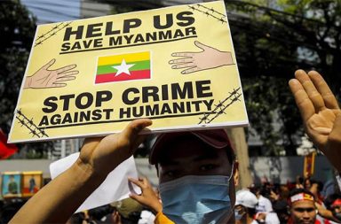 ဦးမင်းအောင်လှိုင် သမ္မတဖြစ်လာပြီးနောက် EU က မြန်မာအပေါ် ပိတ်ဆို့မှု သက်တမ်းတိုး   သတင်းနှင့် မီဒီယာ ကွန်ရက်။ ၂၀၂၆ ခုနှစ်၊ ဧပြီလ ၂၉ ရက်။   မြန်မာနိုင်ငံ၏ လက်ရှိအခြေအနေများကြောင့် ဥရောပသမဂ္ဂ (EU) က ချမှတ်ထားသည့် ကန့်သတ်ပိတ်ဆို့မှုများကို ဧပြီလ ၂၇ ရက်နေ့တွင် နောက်ထပ် (၁၂) လ သက်တမ်းတိုးမြှင့်လိုက်ကြောင်း ကြေညာသည်။   ယင်းအရေးယူမှုများသည် ၂၀၂၇ ခုနှစ်၊ ဧပြီလ ၃၀ ရက်နေ့အထိ အာဏာသက်ရောက်မည်ဖြစ်ကြောင်း ထည့်သွင်း ဖော်ပြထားသည်။   အီးယူ၏ နှစ်ပတ်လည် ပြန်လည်သုံးသပ်ချက်အရ မြန်မာနိုင်ငံတွင် ဒီမိုကရေစီယန္တရားကို ထိခိုက်စေသည့် လုပ်ရပ်များနှင့် ဆိုးရွားသော လူ့အခွင့်အရေး ချိုးဖောက်မှုများ ဆက်လက်ဖြစ်ပေါ်နေခြင်းကြောင့် ယခုကဲ့သို့ သက်တမ်းတိုးရန် ဆုံးဖြတ်ခဲ့ခြင်းဖြစ်သည်။   လက်ရှိတွင် ဗိုလ်ချုပ်ကြီးများနှင့် ဗိုလ်ချုပ်ကြီးဟောင်းများ အပါအဝင် လူပုဂ္ဂိုလ် (၁၀၅) ဦးနှင့် အဖွဲ့အစည်း (၂၂) ခုကို ပိတ်ဆို့ အရေးယူမှု စာရင်းသွင်းထားသည်။   အဆိုပါပုဂ္ဂိုလ်များနှင့် အဖွဲ့အစည်းများ၏ အီးယူအတွင်းရှိ ပိုင်ဆိုင်မှုများကို ထိန်းချုပ်ဖြတ်တောက်ထားပြီး၊ ၎င်းတို့အား တိုက်ရိုက်ဖြစ်စေ၊ သွယ်ဝိုက်၍ဖြစ်စေ ငွေကြေးထောက်ပံ့ခွင့်ကို တားမြစ်ထားသည်။   ထို့ပြင် ဥရောပသမဂ္ဂအဖွဲ့ဝင်နိုင်ငံများသို့ ခရီးသွားလာခွင့်ကိုလည်း ပိတ်ပင်ထားသည်။   ပြည်သူလူထုကို ဖိနှိပ်ရာတွင် အသုံးပြုနိုင်သည့် ဆက်သွယ်ရေး စောင့်ကြည့်ရေးကိရိယာများ၊ အရပ်ဘက်-စစ်ဘက် နှစ်မျိုးသုံး ပစ္စည်းများ တင်ပို့ခွင့်ကို ပိတ်ပင်ထားသည်။ စစ်ဘက်ဆိုင်ရာ သင်တန်းပေးခြင်းနှင့် ပူးပေါင်းဆောင်ရွက်မှုများ အားလုံးကိုလည်း ရပ်ဆိုင်းထားသည်။   အီးယူသည် ၂၀၂၁ ခုနှစ် အာဏာသိမ်းမှုကို ပြင်းထန်စွာ ရှုတ်ချထားပြီး စစ်ကောင်စီအား တရားဝင်မှုပေးစေမည့် အကူအညီများနှင့် တိုက်ရိုက်ဘဏ္ဍာရေး ထောက်ပံ့မှုများကိုလည်း ဆက်လက်ဆိုင်းငံ့ထားမည်ဖြစ်သည်။   #ပိတ်ဆို့အရေးယူမှု #EU