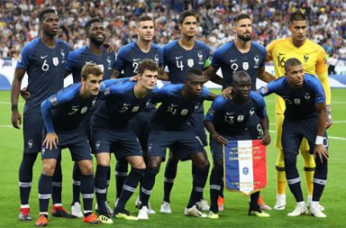 ၂၀၂၆ ကမ္ဘာ့ဖလား အဆင့် သတ်မှတ်ချက်  ပြင်သစ် ထိပ်ဆုံးတွင် ရပ်တည်   သတင်းနှင့် မီဒီယာ ကွန်ရက်။  ၂၀၂၆ ခုနှစ်၊ ဧပြီလ ၂၃ ရက်။   ၂၀၂၆ ခုနှစ် မြောက်အမေရိက ကမ္ဘာ့ဖလားပြိုင်ပွဲကြီး စတင်ရန် ရက်ပေါင်း ၅၀ အလိုတွင် Fox Sports ၏ နာမည်ကြီးဘောလုံးဝေဖန်ရေးသမား Alexi Lalas က အသင်းများ၏ အင်အားကြီး အဆင့်သတ်မှတ်ချက်ကို ထုတ်ပြန်ခဲ့ရာ ပြင်သစ်က ထိပ်ဆုံးတွင် ရောက်ရှိနေသည်။   ကီလီယန် အမ်ဘာပေ ဦးဆောင်သည့် ပြင်သစ်အသင်း က နံပါတ် ၁ နေရာတွင် ရှိနေပြီး၊ စပိန်က အဆင့် ၂၊ အင်္ဂလန်က အဆင့် ၃ တို့တွင် အသီးသီး ရှိနေသည်။   ကိုလံဘီယာအသင်းက အဆင့် ၄ သို့ ခုန်တက်လာပြီး လက်ရှိချန်ပီယံ အာဂျင်တီးနားကမူ အဆင့် ၅ တွင်သာ ရှိနေသည်။   ဂျပန် က အဆင့် ၁၈ဖြင့် အာရှတွင် အဆင့်အမြင့်ဆုံးဖြစ်ပြီး တောင်ကိုရီးယားက အဆင့် ၂၀ တွင် ရှိနေသည်။ အီရန်မှာ အဆင့် ၃၀ နှင့် ဆော်ဒီအာရေဗျမှာ အဆင့် ၃၁ တွင် ရှိနေသည်။ တောင်ကိုရီးယားမှာ အိမ်ရှင် မက္ကစီကိုနှင့် အုပ်စု တစ်ခုတည်း ကစားရမည် ဖြစ်သည်။   အိမ်ရှင် အမေရိကန်မှာ ခြေစမ်းပွဲရလဒ်များကြောင့် အဆင့် ၁၂ သို့ ရောက်ရှိနေပြီး စီရော်နယ်လ်ဒို၏ ပေါ်တူဂီမှာ အဆင့် ၆ တွင် ရှိနေသည်။   ဟေတီ၊ ကျူရာဆာအိုနှင့် ပနားမားတို့မှာ ဇယား၏ အောက်ဆုံးအဆင့်များတွင် သတ်မှတ်ခံထားရသည်။   #FIFA #FIFAWorldCup2026 #France #၂၀၂၆ကမ္ဘာ့ဖလားဘောလုံးပွဲ #ဖီဖာ