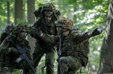 ဂျာမနီက သမိုင်းတွင် ပထမဆုံးသော စစ်ဘက်ဆိုင်ရာ မဟာဗျူဟာသစ်ကို ထုတ်ပြန်   သတင်းနှင့် မီဒီယာ ကွန်ရက်။  ၂၀၂၆ ခုနှစ်၊ ဧပြီလ ၂၄ ရက်။   ဂျာမနီကာကွယ်ရေးဝန်ကြီး Boris Pistorius သည် ဂျာမန်စစ်တပ် (Bundeswehr) ကို ခေတ်နှင့်အညီ ပြုပြင်ပြောင်းလဲရန်အတွက် သမိုင်းတစ်လျှောက် ပထမဆုံးသော စစ်ဘက်ဆိုင်ရာ မဟာဗျူဟာသစ်ကို ထုတ်ဖော်ကြေညာလိုက်ပါသည်။   ဤမဟာဗျူဟာသည် ရုရှား-ယူကရိန်းစစ်ပွဲကြောင့် ပြောင်းလဲလာသော ကမ္ဘာ့လုံခြုံရေးအခြေအနေအရ ဂျာမန်စစ်တပ်ကို ပိုမိုမြန်ဆန်ပြီး နည်းပညာမြင့်မားသော စစ်တပ်ဖြစ်လာစေရန် ရည်ရွယ်ခြင်းဖြစ်ပါသည်။   မဟာဗျူဟာသစ်၏ ထူးခြားချက်မှာ လက်နက်အရေအတွက်ထက် စွမ်းဆောင်ရည် (Capability) ကိုသာ အဓိကထားတော့မည်ဖြစ်ပြီး လေကြောင်းရန်ကာကွယ်ရေး၊ အချက်အလက်အခြေပြု စစ်ဆင်ရေးနှင့် AI နည်းပညာများကို ပိုမိုအသုံးပြုသွားမည်ဖြစ်ပါသည်။   အဝေးပစ်လက်နက်စွမ်းရည် မြှင့်တင်မှုအဖြစ် လက်ရှိရှိနေသည့် Taurus ဒုံးကျည်များထက် ပိုမိုဝေးလံသော အကွာအဝေး ၁,၀၀၀ ကီလိုမီတာခန့်အထိ ပစ်ခတ်နိုင်သည့် JASSM-ER ဒုံးကျည်များကို ဝယ်ယူသွားရန် စီစဉ်လျက်ရှိသည်။   ထို့အပြင် စစ်သည်အင်အားကိုလည်း ၄၆၀,၀၀၀ အထိ တိုးမြှင့်သွားမည်ဖြစ်ကာ ဗျူရိုကရေစီလုပ်ထုံးလုပ်နည်းများကို လျှော့ချ၍ စစ်တပ်ကို ဒစ်ဂျစ်တယ်စနစ်သို့ ပြောင်းလဲသွားမည်ဟု ဆိုသည်။   မဟာဗျူဟာကို ထုတ်ပြန်သည်ဟု ဆိုသော်လည်း အချက်အလက်အများအပြားကိုမူ လျို့ဝှက်အဖြစ် ထိန်းသိမ်းထားဆဲလည်း ဖြစ်သည်။   #germany #ဂျာမဏီ #စစ်ဖက်ဆိုင်ရာ #မဟာဗျူဟာ