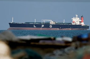 ဟော်မုဇ် ရေလက်ကြား သတ်မှတ်ချိန် နီးကပ်လာချိန် အာရှ သင်္ဘောများ အီရန်နဲ့ ညှိနှိုင်း ဖြတ်သန်း   သတင်းနှင့် မီဒီယာ ကွန်ရက်။ ၂၀၂၆ ခုနှစ်၊ ဧပြီလ ၇ ရက်။   အမေရိကန်သမ္မတ ဒေါ်နယ်ထရန့်သည် အီရန်နိုင်ငံအပေါ် စစ်ရေးအရ ဖိအားပေးမှုများကို တိုးမြှင့်လိုက်ပြီး ဟော်မုဇ်ရေလက်ကြား (Strait of Hormuz) ကို ပြန်လည်ဖွင့်လှစ်ပေးရန် အင်္ဂါနေ့ (ဧပြီ ၇ ရက်) ညပိုင်းအထိ နောက်ဆုံးရာဇသံ (Deadline) သတ်မှတ်လိုက်သည်။   အကယ်၍ သတ်မှတ်ချိန်အတွင်း လိုက်နာခြင်းမရှိပါက အီရန်နိုင်ငံအား "တစ်ညတာအတွင်း အပြတ်အသတ် ချေမှုန်းသွားမည်" ဟု ထရန့်က ခြိမ်းခြောက်ပြောဆိုခဲ့သည်။   သမ္မတထရန့်သည် စစ်ပွဲအပြီး ကာလတွင် အဆိုပါ အချက်အချာကျသော ရေလမ်းကြောင်းကို အမေရိကန်က တိုက်ရိုက်ထိန်းချုပ်ကာ ဖြတ်သန်းသွားလာမည့် သင်္ဘောများထံမှ "ရေကြောင်းဖြတ်သန်းခ" (Toll Fees) ကောက်ခံသွားမည့် အစီအစဉ် (Concept) ကိုလည်း ထုတ်ဖော်ပြောကြားခဲ့သည်။   ၎င်းက အမေရိကန်သည် စစ်ပွဲတွင် အနိုင်ရရှိသူဖြစ်သည့်အတွက် အဆိုပါ အခွင့်အရေးရှိကြောင်း သတင်းထောက်များကို ပြောကြားခဲ့သည်။   သို့သော် အမေရိကန်၏ စစ်ရေးခြိမ်းခြောက်မှုများ ရှိနေသည့်တိုင် စွမ်းအင်လိုအပ်ချက် မြင့်မားနေသော အာရှနိုင်ငံများသည် အီရန်နှင့် တိုက်ရိုက်ညှိနှိုင်းကာ ၎င်းတို့၏ ကုန်သွယ်ရေးသင်္ဘောများ ဘေးကင်းစွာ ဖြတ်သန်းနိုင်ရေးအတွက် သီးခြားသဘောတူညီချက်များ ရယူနေကြသည်။   ပြည်တွင်းရေနံလိုအပ်ချက်၏ ၉၈ ရာခိုင်နှုန်းကို အရှေ့အလယ်ပိုင်းမှ တင်သွင်းနေရသည့် ဖိလစ်ပိုင်သည် အီရန်နှင့် တိုက်ရိုက်ဆွေးနွေးကာ ၎င်းတို့၏ သင်္ဘောများ ဘေးကင်းစွာ ဖြတ်သန်းခွင့်ရရှိရန် အာမခံချက် ရယူနိုင်ခဲ့သည်။   အိန္ဒိယအလံတင်သင်္ဘောများကို အီရန်ဘက်က ဘေးကင်းစွာ ဖြတ်သန်းရန် ဖိတ်ခေါ်ထားသကဲ့သို့ ပါကစ္စတန်ကလည်း သင်္ဘောအစင်း ၂၀ ဖြတ်သန်းခွင့်ရရန် သဘောတူညီချက် ရရှိထားသည်။   အီရန်ရေနံကို အဓိကဝယ်ယူနေသည့် တရုတ်သင်္ဘောများမှာ ရေလက်ကြားကို ပုံမှန်ဖြတ်သန်းနေပြီး မလေးရှားဝန်ကြီးချုပ် အန်ဝါအီဗရာဟင်ကလည်း နှစ်နိုင်ငံသံတမန်ရေးအရ ၎င်းတို့၏ သင်္ဘောများ ဖြတ်သန်းခွင့်ရရှိထားကြောင်း အတည်ပြုခဲ့သည်။   အဆိုပါ အာရှနိုင်ငံများအနေဖြင့် အီရန်နိုင်ငံကို ဖြတ်သန်းခပေးဆောင်နေရခြင်း ရှိ၊ မရှိကိုမူ တိကျစွာ မသိရသေးဘဲ ဖြတ်သန်းခွင့်ရခဲ့သော ဂျပန်သင်္ဘောကလည်း အခွန်အခ‌ ပေးရခြင်း ရှိမရှိ ထုတ်ဖော်ပြောကြားခြင်း မရှိခဲ့ပေ။