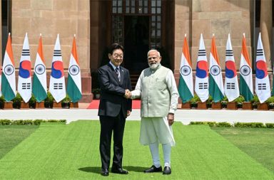 အိန္ဒိယ-တောင်ကိုရီးယား နှစ်နိုင်ငံကုန်သွယ်မှု နှစ်ဆ တိုးမြှင့်မည်   သတင်းနှင့် မီဒီယာ ကွန်ရက်။ ၂၀၂၆ ခုနှစ်၊ ဧပြီလ ၂၁ ရက်။   အိန္ဒိယဝန်ကြီးချုပ် နာရင်ဒရာမိုဒီ နှင့် တောင်ကိုရီးယားသမ္မတ လီဂျေမျောင် တို့သည် နယူးဒေလီမြို့၌ တွေ့ဆုံခဲ့ပြီး လက်ရှိ နှစ်နိုင်ငံကုန်သွယ်မှုပမာဏ ဒေါ်လာ ၂၇ ဘီလီယံမှ ၂၀၃၀ ပြည့်နှစ်တွင် အမေရိကန်ဒေါ်လာ ၅၀ ဘီလီယံ အထိ နှစ်ဆနီးပါး တိုးမြှင့်သွားရန် သဘောတူညီခဲ့ကြသည်။   နှစ်နိုင်ငံခေါင်းဆောင်များသည် နှစ်နိုင်ငံစီးပွားရေးနှင့် မဟာဗျူဟာမြောက် ဆက်ဆံရေး ပိုမိုခိုင်မာစေရန် ဆွေးနွေးခဲ့ကြခြင်း ဖြစ်သည်။   သင်္ဘောတည်ဆောက်ရေး၊ ကာကွယ်ရေး၊ AI (ဉာဏ်ရည်တု)၊ အဆင့်မြင့်ကုန်ထုတ်လုပ်မှု၊ အရေးကြီးတွင်းထွက်ပစ္စည်းများနှင့် နျူကလီးယားစွမ်းအင် ကဏ္ဍများတွင် ပူးပေါင်းဆောင်ရွက်မှုကို အဆင့်မြှင့်တင်သွားမည် ဖြစ်သည်။   အီရန်စစ်ပွဲကြောင့် ဖြစ်ပေါ်လာသည့် စွမ်းအင်နှင့် ကုန်ကြမ်းပြတ်တောက်မှု အန္တရာယ်ကို ကာကွယ်ရန် တောင်ကိုရီးယားသည် အိန္ဒိယနိုင်ငံမှ နက်ဖ်သာ (Naphtha) ခေါ် ရေနံဓာတ်ပစ္စည်း တင်သွင်းမှုကို တိုးမြှင့်သွားရန် စီစဉ်လျက်ရှိသည်။ ပြီးခဲ့သည့်နှစ်တွင် တောင်ကိုရီးယား၏ နက်ဖ်သာတင်သွင်းမှု စုစုပေါင်း၏ ၈ ရာခိုင်နှုန်းကို အိန္ဒိယက တင်ပို့ခဲ့ခြင်း ဖြစ်ပါသည်။   #India #Korea #Trade #အိန္ဒိယ #တောင်ကိုရီးယား #ကုန်သွယ်ရေး