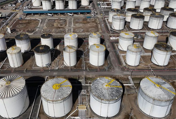 အီရန်တွင် ရေနံများ ထားစရာ မရှိဖြစ်နေ   သတင်းနှင့် မီဒီယာ ကွန်ရက်။  ၂၀၂၆ ခုနှစ်၊ ဧပြီလ ၂၇ ရက်။   အမေရိကန်သမ္မတ ဒေါ်နယ်ထရန့်၏ အီရန်အပေါ် ရေတပ်ပိတ်ဆို့မှုများကြောင့် အီရန်၏ ရေနံတင်ပို့မှုကဏ္ဍတွင် ကြီးမားသော အကျပ်အတည်းများ ဆိုက်ရောက်နေသည်။   လက်ရှိတွင် အီရန်၏ အဓိကရေနံအချက်အခြာ ခါ့ဂ်ကျွန်း (Kharg Island) ရှိ သိုလှောင်ကန်များမှာ ရက်ပိုင်းအတွင်း ပြည့်လျှံတော့မည့် အခြေအနေတွင် ရှိနေသည်။   အမေရိကန်ရေတပ်သည် ဟော်မုဇ်ရေလက်ကြားတွင်သာမက စင်ကာပူ၊ အိန္ဒိယ၊ မလေးရှားနှင့် သီရိလင်္ကာ အနီးတစ်ဝိုက်တွင် အီရန်ရေနံသင်္ဘောများကို တင်းကျပ်စွာ စောင့်ကြည့်ဖမ်းဆီးနေသည်။   အီရန်အစိုးရသည် ရေနံများကို သိုလှောင်ရန်အတွက် သက်တမ်းရင့် Nasha အမည်ရှိ ရေနံတင်သင်္ဘောကြီးကို အရေးပေါ် ပြန်လည်အသုံးပြုနေရသည်။   အမေရိကန်သည် လေယာဉ်တင်သင်္ဘော USS George H.W. Bush အပါအဝင် စုစုပေါင်း သင်္ဘော ၃ စီးဖြင့် အီရန်ကို စစ်ရေးအရ ဖိအားပေးထားသည်။   သမ္မတ ထရန့်က အီရန်အနေဖြင့် ငြိမ်းချမ်းရေးဆွေးနွေးပွဲများသို့ မလာရောက်ပါက ကျန်ရှိနေသည့် ပစ်မှတ်များကို စစ်ရေးအရ ဆက်လက်တိုက်ခိုက်သွားမည်ဟု သတိပေးချက် ထုတ်ပြန်ထားသည်။   #အီရန်စစ်ပွဲ #ရေနံစျေး