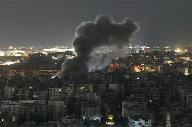 အီရန်စစ်ပွဲ တင်းမာမှုများ ဆက်လက်မြင့်တက်၊ သမ္မတ ထရန့် ၄၈ နာရီ ရာဇသံထပ်ပေး   သတင်းနှင့် မီဒီယာ ကွန်ရက်။  ၂၀၂၆ ခုနှစ်၊ ဧပြီလ ၆ ရက်။   အမေရိကန်နှင့် အစ္စရေးတို့၏ အီရန်အပေါ် ဆင်နွှဲနေသော စစ်ပွဲသည် ၃၇ ရက်မြောက်နေ့သို့ ရောက်ရှိလာခဲ့ပြီး စစ်ရေးတင်းမာမှုများ အရှိန်မြင့်တက်လျက်ရှိသည်။   ပြီးခဲ့သည့်သောကြာနေ့က အီရန်လေကြောင်းရန်ကာကွယ်ရေးတပ်ဖွဲ့များ၏ ပစ်ချခြင်းကို ခံခဲ့ရသော အမေရိကန် F-15E တိုက်လေယာဉ်ပေါ်မှ ပျောက်ဆုံးနေသည့် ဗိုလ်မှူးကြီးအဆင့်ရှိ လေသူရဲကို ပြင်းထန်သော တိုက်ပွဲများအတွင်းမှ အောင်မြင်စွာ ကယ်ထုတ်နိုင်ခဲ့ပြီဖြစ်ကြောင်း သမ္မတ ဒေါ်နယ်ထရမ့်က အတည်ပြုပြောကြားခဲ့သည်။   ၎င်းက အဆိုပါကယ်ဆယ်ရေးစစ်ဆင်ရေးသည် အမေရိကန်သမိုင်းတွင် အလွန်ရဲရင့်သော စစ်ဆင်ရေးတစ်ခုဖြစ်ကြောင်း ချီးကျူးပြောဆိုခဲ့သည်။   အခြားတစ်ဖက်တွင်လည်း သမ္မတထရမ့်က ကမ္ဘာ့ရေနံစီးဆင်းမှု၏ ၂၀ ရာခိုင်နှုန်းခန့် ဖြတ်သန်းရာ ဟော်မုဇ်ရေလက်ကြား (Strait of Hormuz) ကို ၄၈ နာရီအတွင်း ပြန်လည်ဖွင့်လှစ်ပေးရန် အီရန်အစိုးရထံ ရာဇသံပေးလိုက်သည်။   သို့ရာတွင် အီရန်စစ်ဘက်ဗဟိုဌာနချုပ်က အဆိုပါခြိမ်းခြောက်မှုကို "မတည်ငြိမ်သည့် လုပ်ရပ်" ဟု တုံ့ပြန်ခဲ့ပြီး ဂရုမစိုက်ကြောင်း ထုတ်ဖော်ပြောကြားခဲ့သည်။     အမေရိကန်နှင့် အစ္စရေးတို့၏ လေကြောင်းတိုက်ခိုက်မှုကြောင့် အီရန်နိုင်ငံ၊ မာရှာ (Mahshahr) ရေနံဓာတုဗေဒဇုန်တွင် လူ ၅ ဦး သေဆုံးကာ ၁၇၀ ကျော် ဒဏ်ရာရရှိခဲ့သည်။   အီရန်နိုင်ငံတစ်ဝန်းရှိ တက္ကသိုလ်ပေါင်း ၃၀ ကျော် တိုက်ခိုက်ခံခဲ့ရပြီး၊ ရုရှားအစိုးရက ဘူရှေး (Bushehr) နူကလီးယားစက်ရုံမှ ၎င်းတို့၏ ဝန်ထမ်း ၂၀၀ ခန့်ကို ဘေးလွတ်ရာသို့ ရွှေ့ပြောင်းပေးခဲ့ရသည်။   အီရန်ဘက်မှလည်း ဒရုန်းများဖြင့် ပြန်လည်တုံ့ပြန်ရာ ကူဝိတ်၊ ဘာရိန်းနှင့် အာရပ်စော်ဘွားများ ပြည်ထောင်စု (UAE) တို့ရှိ လျှပ်စစ်ဓာတ်အားပေးစက်ရုံများနှင့် ရေနံသိုလှောင်ရုံများ ထိခိုက်ပျက်စီးခဲ့သည်။   အီရန်၊ ဟူသီနှင့် ဟစ်ဇ်ဘိုလာ ပူးပေါင်းတပ်ဖွဲ့များသည် အစ္စရေးနိုင်ငံအတွင်းရှိ လေဆိပ်နှင့် စစ်ဘက်ဆိုင်ရာနေရာများကို ဒုံးကျည်များဖြင့် တိုက်ခိုက်ခဲ့သဖြင့် ဂျေရုဆလင်နှင့် တဲလ်အဗစ်မြို့များတွင် ပေါက်ကွဲမှုများ ဖြစ်ပွားခဲ့သည်။   ယခုစစ်ပွဲကြောင့် ကမ္ဘာ့ရေနံဈေးနှုန်းမှာ တစ်စည်လျှင် အမေရိကန်ဒေါ်လာ ၁၀၀ ကျော်အထိ မြင့်တက်သွားခဲ့ပြီး အီတလီဝန်ကြီးချုပ် ဂျော်ဂျီယာမယ်လိုနီသည် စွမ်းအင်အခက်အခဲအတွက် ဆော်ဒီအာရေးဗီးယားနှင့် ကာတာနိုင်ငံများသို့ သွားရောက်ညှိနှိုင်းလျက် ရှိသည်။   #အီရန်စစ်ပွဲ #IranWar