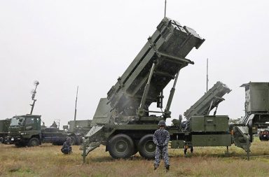 ဂျပန်က နိုင်ငံတကာသို့ လက်နက်တင်ပို့တော့မည်   သတင်းနှင့် မီဒီယာ ကွန်ရက်။ ၂၀၂၆ ခုနှစ်၊ ဧပြီလ ၂၂ ရက်။   ဂျပန်နိုင်ငံသည် ဆယ်စုနှစ်ပေါင်းများစွာ ကျင့်သုံးခဲ့သော လက်နက်တင်ပို့မှုဆိုင်ရာ တင်းကျပ်သည့် ကန့်သတ်ချက်များကို အင်္ဂါနေ့တွင် ဖြေလျှော့ပေးလိုက်သည်။   ဤပြောင်းလဲမှုကြောင့် ဂျပန်နိုင်ငံသည် ၎င်းနှင့် ကာကွယ်ရေးဆိုင်ရာ သဘောတူညီချက်ရယူထားသော အမေရိကန်၊ ဗြိတိန် အပါအဝင် နိုင်ငံပေါင်း ၁၇ နိုင်ငံသို့ တိုက်ခိုက်ရေးသုံး လက်နက်များ ရောင်းချခွင့် ရရှိသွားမည်ဖြစ်သည်။   ယခင်က ဂျပန်နိုင်ငံသည် ကယ်ဆယ်ရေး၊ သယ်ယူပို့ဆောင်ရေး၊ သတိပေးစနစ်၊ စောင့်ကြည့်ရေးနှင့် မိုင်းရှင်းလင်းရေးဟူသော ကဏ္ဍ ၅ ခုတွင်သာ လက်နက်ကိရိယာ တင်ပို့ခွင့်ရှိခဲ့ခြင်းဖြစ်သည်။   ၂၀၂၅ ခုနှစ်၊ အောက်တိုဘာလတွင် ဝန်ကြီးချုပ်ဖြစ်လာသည့် ဆာနိုင်း တာကာအီချီ (Sanae Takaichi) က လက်ရှိလုံခြုံရေးအခြေအနေ တင်းမာမှုများအရ ငြိမ်းချမ်းရေးကို တစ်နိုင်ငံတည်း မကာကွယ်နိုင်တော့ကြောင်း ပြောကြားခဲ့သည်။   သို့သော်လည်း စစ်ပွဲဖြစ်ပွားနေသည့် နိုင်ငံများကို လက်နက်ရောင်းချခြင်းမပြုသည့် မူဝါဒကိုမူ ဆက်လက်ထိန်းသိမ်းသွားမည်ဟု ဆိုသည်။   တရုတ်နိုင်ငံကမူ ဂျပန်၏ ယခုလုပ်ရပ်သည် မဆင်မခြင် စစ်အင်အားချဲ့ထွင်မှုဖြစ်ကြောင်း ပြင်းပြင်းထန်ထန် ဝေဖန်ကန့်ကွက်ထားပါသည်။   #JapanWeapon #JapanArmy #Japan #ဂျပန်လက်နက်ရောင်းချတင်ပို့မှု