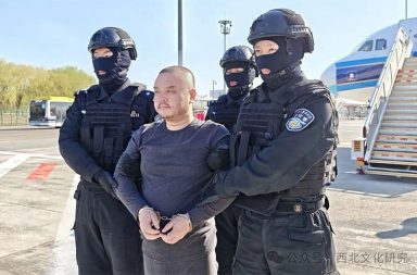 ငွေလိမ်ဂိုဏ်းခေါင်းဆောင်တစ်ဦးကို ကမ္ဘောဒီးယားမှ တရုတ်သို့လွှဲပြောင်း   သတင်းနှင့် မီဒီယာ ကွန်ရက်။ ၂၀၂၆ ခုနှစ်၊ ဧပြီလ ၂ ရက်။   ကမ္ဘောဒီးယားနိုင်ငံတွင် အခြေစိုက်ကာ နိုင်ငံဖြတ်ကျော် ငွေကြေးခဝါချမှုနှင့် အွန်လိုင်းလိမ်လည်မှုများ ကျူးလွန်ခဲ့သည်ဟု စွပ်စွဲခံရသော ဂိုဏ်းခေါင်းဆောင် တစ်ဦးဖြစ်သော လီရှောင်း (Li Xiong) ကို ကမ္ဘောဒီးယားအစိုးရက ဖမ်းဆီး၍ တရုတ်နိုင်ငံသို့ လွှဲပြောင်းပေးအပ်လိုက်သည်။   လီရှောင်းသည် ကမ္ဘောဒီးယားနိုင်ငံရှိ နာမည်ကြီးငွေကြေးဝန်ဆောင်မှုလုပ်ငန်းဖြစ်သော ဟွေယွန်းပေး (Huione Pay) ၏ ဥက္ကဋ္ဌဟောင်းဖြစ်သည်။        ပြီးခဲ့သည့် ဇန်နဝါရီလက ဖမ်းဆီးခံခဲ့ရသည့် စီးပွားရေးသမား ချန်ကျိ (Chen Zhi) ၏ ရာဇဝတ်ဂိုဏ်းတွင် အဓိကအဖွဲ့ဝင်တစ်ဦးအဖြစ် စွပ်စွဲခံထားရသူဖြစ်သည်။   အမေရိကန်ဘဏ္ဍာရေးဝန်ကြီးဌာန၏ ထုတ်ပြန်ချက်အရ ဟွေယွန်းအုပ်စု (Huione Group) သည် ၂၀၂၁ ခုနှစ်မှ ၂၀၂၅ ခုနှစ်အတွင်း အွန်လိုင်းလိမ်လည်မှု (ကျားဖြန့်) လုပ်ငန်းများမှရရှိသော တရားမဝင်ငွေကြေး အမေရိကန်ဒေါ်လာ ၄ ဘီလီယံခန့်ကို ခဝါချပေးခဲ့သည်။   ချန်ကျိ ပိုင်ဆိုင်သည့် ပရင့်စ်အုပ်စု (Prince Group) ကို အမေရိကန်နှင့် ဗြိတိန်နိုင်ငံတို့က "နိုင်ငံဖြတ်ကျော် ရာဇဝတ်အင်ပါယာ" အဖြစ် သတ်မှတ်ထားသော်လည်း အဆိုပါအဖွဲ့ဘက်ကမူ ၎င်းတို့သည် လီရှောင်းနှင့် ပတ်သက်မှုမရှိကြောင်း ငြင်းဆိုထားသည်။   ကမ္ဘောဒီးယားအစိုးရ ပြောရေးဆိုခွင့်ရှိသူကမူ ယခုဖမ်းဆီးမှုသည် ကမ္ဘောဒီးယားနိုင်ငံအတွင်း အွန်လိုင်းလိမ်လည်မှုများကို အပြတ်အသတ်နှိမ်နင်းမည့် ရပ်တည်ချက်ကို ပြသခြင်းဖြစ်ကြောင်း ပြောကြားခဲ့သည်။