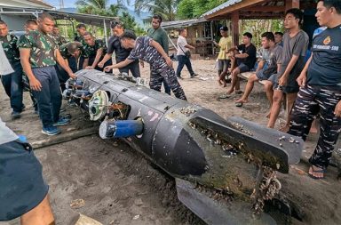 အင်ဒိုပိုင် ဗျူဟာမြောက် ရေလက်ကြားအနီး တရုတ် ဒရုန်းတစ်စင်း သိမ်းဆည်းရမိ   သတင်းနှင့် မီဒီယာ ကွန်ရက်။  ၂၀၂၆ ခုနှစ်၊ ဧပြီလ ၉ ရက်။   အင်ဒိုနီးရှားနိုင်ငံရှိ မဟာဗျူဟာမြောက် အရေးပါသော လုံဘော့ရေလက်ကြား (Lombok Strait) အနီးတွင် တရုတ်နိုင်ငံမှ ထောက်လှမ်းရေးအတွက် အသုံးပြုသည်ဟု ယူဆရသော ရေအောက်ဒရုန်းတစ်စင်းအား ဒေသခံတံငါသည်တစ်ဦးက ဆယ်ယူရမိခဲ့ကြောင်း နိုင်ငံတကာ သတင်းများနှင့် နည်းပညာဆိုင်ရာ သတင်းဝက်ဘ်ဆိုက်များတွင် ဖော်ပြသည်။   ယခုအခါ တိုပီဒို သဏ္ဍာန် ရှိသည့် အဆိုပါ ရေငုပ် ဒရုန်းကို အင်ဒိုနီးရှားရေတပ်က စုံစမ်းစစ်ဆေးမှုများ စတင်ပြုလုပ်နေပြီ ဖြစ်သည်။   ဧပြီလအစောပိုင်းတွင် ဂီလီထရာဝမ်ဂန် (Gili Trawangan) ကျွန်း၏ မြောက်ဘက် ရေပြင်အတွင်း ငါးဖမ်းပိုက်များအတွင်း ငြိတွယ်နေသည့် ထူးဆန်းသော သတ္တုပစ္စည်းတစ်ခုအား တံငါသည်များက စတင်တွေ့ရှိခဲ့ခြင်း ဖြစ်သည်ဟု Engeneering စာစောင်တွင် ဖော်ပြထားသည်။   တိုပီဒိုပုံသဏ္ဌာန်ရှိသော အဆိုပါကိရိယာသည် အရှည် ၃.၇ မီတာနှင့် အချင်း ၀.၇ မီတာခန့်ရှိပြီး၊ တရုတ်နိုင်ငံပိုင် သင်္ဘောတည်ဆောက်ရေးနှင့် ရေတပ်နည်းပညာဆိုင်ရာ အဖွဲ့အစည်းကြီးဖြစ်သော China Shipbuilding Industry Corporation (CSIC) ၏ အမှတ်အသားများကို တွေ့ရှိရသည်ဟု သတင်းများတွင် ဖော်ပြထားသည်။   အင်ဒိုနီးရှားရဲတပ်ဖွဲ့နှင့် ဗုံးရှင်းလင်းရေးအဖွဲ့များ၏ ကနဦးစစ်ဆေးချက်များအရ အဆိုပါကိရိယာအတွင်း ပေါက်ကွဲစေတတ်သောပစ္စည်း သို့မဟုတ် ရေဒီယိုသတ္တိကြွပစ္စည်းများ မတွေ့ရှိရဘဲ၊ ရေအောက် လေ့လာစူးစမ်းရေးနှင့် တိုင်းတာရေးနည်းပညာသုံး Unmanned Underwater Vehicle (UUV) တစ်မျိုးဖြစ်ကြောင်း အတည်ပြုထားသည်။   လက်ရှိတွင် အဆိုပါကိရိယာကို မာတာရမ် (Mataram) ရေတပ်အခြေစိုက်စခန်းသို့ လွှဲပြောင်းပေးထားပြီး၊ ၎င်း၏ ရည်ရွယ်ချက်နှင့် အချက်အလက်များကို ပိုမိုသိရှိနိုင်ရန် ကျွမ်းကျင်သူများက ဆက်လက်ခွဲခြမ်းစိတ်ဖြာလျက် ရှိသည်။   ယခုဒရုန်းကို တွေ့ရှိခဲ့သည့် လုံဘော့ရေလက်ကြားသည် ပစိဖိတ်သမုဒ္ဒရာနှင့် အိန္ဒိယသမုဒ္ဒရာကို ဆက်သွယ်ထားသည့် အလွန်နက်ရှိုင်းသော ရေလမ်းကြောင်းတစ်ခုဖြစ်ပြီး၊ ရေငုပ်သင်္ဘောကြီးများ လျှို့ဝှက်စွာ ဖြတ်သန်းသွားလာနိုင်သည့် နေရာဖြစ်သည်။   ကာကွယ်ရေးဆိုင်ရာ လေ့လာသူများ၏ အဆိုအရ အဆိုပါရေအောက်ဒရုန်းများသည် ပင်လယ်ကြမ်းပြင် မြေမျက်နှာသွင်ပြင်နှင့် ရေစီးကြောင်းဆိုင်ရာ အချက်အလက်များကို စုဆောင်းနိုင်ခြင်းကြောင့် သိပ္ပံနည်းကျသုတေသနထက် စစ်ရေးဆိုင်ရာ ရည်ရွယ်ချက်များအတွက် ပိုမိုအသုံးဝင်နိုင်ကြောင်း သုံးသပ်ထားကြသည်။   အင်ဒိုနီးရှားရေပိုင်နက်အတွင်း တရုတ်နိုင်ငံမှ ရေအောက်ဒရုန်းများ တွေ့ရှိရခြင်းမှာ ယခုအကြိမ်သည် ပထမဆုံးမဟုတ်ဘဲ ၂၀၁၉ ခုနှစ်နှင့် ၂၀၂၀ ခုနှစ်များအတွင်းကလည်း ရီအော (Riau) ကျွန်းစုနှင့် ဆီလာယာ (Selayar) ကျွန်းစုအနီးတို့တွင် "Sea Wing" (Haiyi) အမည်ရှိ ရေအောက်အချက်အလက် စုဆောင်းသည့် ကိရိယာများကို အကြိမ်ကြိမ် တွေ့ရှိခဲ့ဖူးသည်။   #LombokStrait #ChinaShipbuildingIndustryCorporation #UnmannedUnderwaterVehicle #လုံဘော့ရေလက်ကြား #အင်ဒိုနီးရှားရေပိုင်နက် #တရုတ်ရေအောက်ဒရုန်း
