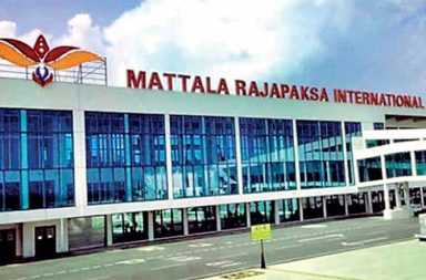 တရုတ်အကြွေးဖြင့် ဆောက်လုပ်ထားသော လေဆိပ်ကြီးကို သီရိလင်္ကာ အစိုးရ ပြန်ရောင်းမည်   သတင်းနှင့် မီဒီယာ ကွန်ရက်။  ၂၀၂၆ ခုနှစ်၊ ဧပြီလ ၃၀ ရက်။   သီရိလင်္ကာနိုင်ငံရှိ အရှုံးပေါ်နေသော "Mattala Rajapaksa" အပြည်ပြည်ဆိုင်ရာလေဆိပ်ကို ဝယ်ယူလိုသူများအား အစိုးရက ထပ်မံဖိတ်ခေါ်လိုက်ပါတယ်။   သီရိလင်္ကာနိုင်ငံ တောင်ဘက်ကမ်းရိုးတန်းရှိ တောရိုင်းတိရစ္ဆာန်ဘေးမဲ့တော အနီးတွင် တည်ရှိပြီး ပုံမှန်လေကြောင်းလိုင်းများ ဆင်းသက်ခြင်းမရှိသည့် ဆင်ဖြူတော် လေဆိပ်ဟု ခိုင်းနှိုင်းခေါ်ဝေါ်ကြသည့် Mattala Rajapaksa အပြည်ပြည်ဆိုင်ရာလေဆိပ်တွင် ရင်းနှီးမြှုပ်နှံရန် အစိုးရက ဧပြီလ ၂၆ ရက် (တနင်္ဂနွေနေ့) တွင် တရားဝင် ဖိတ်ခေါ်လိုက်သည်။   ဆင်ဖြူတော် လေဆိပ် ဟု ခေါ်ဆိုရခြင်းမှာ ထိန်းသိမ်းစောင့်ရှောက်ရသည့် စရိတ် ကြီးမားလွန်းပြီး အကျိုးအမြတ် မရှိသည်ကို ဖော်ညွှန်းခြင်း ဖြစ်သည်။   ယခင်က အိန္ဒိယ-ရုရှား ဖက်စပ်ကုမ္ပဏီတစ်ခုနှင့် ချုပ်ဆိုရန် ပြင်ဆင်ခဲ့သည့် နှစ် ၃၀ ငှားရမ်းမှု သဘောတူညီချက် ပျက်ပြယ်သွားပြီးနောက် ယခုကဲ့သို့ ထပ်မံဖိတ်ခေါ်ခြင်းဖြစ်သည်။   ဤလေဆိပ်ကို တရုတ်နိုင်ငံထံမှ ချေးငွေရယူကာ သမ္မတဟောင်း Mahinda Rajapaksa လက်ထက်တွင် တည်ဆောက်ခဲ့ပြီး ၂၀၁၃ ခုနှစ်တွင် ဖွင့်လှစ်ခဲ့သည်။   သမ္မတဟောင်း Mahinda Rajapaksa လက်ထက်တွင် စီးပွားရေးအရ တွက်ခြေမကိုက်သည့် အခြေခံအဆောက်အအုံ စီမံကိန်းကြီးများကို တရုတ်နိုင်ငံမှ ချေးငွေများဖြင့် လုပ်ကိုင် ခဲ့ပြီး တရုတ်တွင် အကြွေးများ အဆမတန် တင်ရှိနေခဲ့သည်။     ယင်း စီမံကိန်းများတွင် ကမ္ဘာ့ အမြင့်ဆုံး Lotus မျှော်စင် Hambantota ဆိပ်ကမ်းနှင့် ယခု  Mattala လေဆိပ်တို့ ပါဝင်ခဲ့သည်။  Mattala လေဆိပ်မှာ လည်ပတ်မှုစတင်ကတည်းက လျှပ်စစ်မီးဖိုး ပေးဆောင်ရန်ပင် လုံလောက်သော ဝင်ငွေမရရှိဘဲ နိုင်ငံတော်ဘဏ္ဍာကို နှစ်စဉ် ထိခိုက်စေခဲ့သည်။   လေဆိပ်သည် ငှက်များ ရွှေ့ပြောင်းသွားလာရာ လမ်းကြောင်းပေါ်တွင် တည်ရှိသဖြင့် လေယာဉ်နှင့် ငှက်များ တိုက်မိသည့် ဖြစ်စဉ်များ မကြာခဏ ဖြစ်ပွားလေ့ရှိသည်။   ထို့ပြင် ပြေးလမ်းပေါ်သို့ ဆင်၊ တောကျွဲနှင့် သမင်များ ကျူးကျော်ဝင်ရောက်မှုကို တားဆီးရန် စစ်တပ်မှ အင်အားရာနှင့်ချီ အသုံးပြုကာ ရှင်းလင်းခဲ့ရသည့် သာဓကများလည်း ရှိခဲ့သည်။   သီရိလင်္ကာနိုင်ငံသည် တရုတ်နိုင်ငံထံမှ အခြေခံအဆောက်အအုံ စီမံကိန်းများအတွက် အလွန်အကျွံ ချေးယူခဲ့ခြင်းကြောင့် ၂၀၂၂ ခုနှစ်တွင် အမေရိကန်ဒေါ်လာ ၄၆ ဘီလီယံရှိသော ပြည်ပကြွေးမြီများကို ပြန်မဆပ်နိုင်ဘဲ ဒေဝါလီခံခဲ့ရသည်။   အပြည်ပြည်ဆိုင်ရာ ငွေကြေးရန်ပုံငွေအဖွဲ့ (IMF) ထံမှ အကူအညီရယူပြီးနောက် အစိုးရသည် ရှုံးပေါ်နေသော နိုင်ငံပိုင်လုပ်ငန်းများကို ပုဂ္ဂလိကပိုင်ပြုလုပ်ရန် ကြိုးပမ်းခဲ့သော်လည်း ယနေ့အထိ အောင်မြင်မှု မရရှိသေးပေ။   ၂၀၁၇ ခုနှစ်တွင် တရုတ်ချေးငွေ မဆပ်နိုင်သည့်အတွက် လေဆိပ်အနီးရှိ Hambantota ဆိပ်ကမ်းကို တရုတ်ကုမ္ပဏီတစ်ခုအား နှစ် ၉၉ အငှားစာချုပ် ဖြင့် လွှဲပြောင်းပေးခဲ့ရဖူးသည်။   လက်ရှိတွင် ကုန်တင်လေယာဉ်အချို့နှင့် စင်းလုံးငှားလေယာဉ်အနည်းငယ်သာ ဆင်းသက်သဖြင့် လေဆိပ်ထိန်းသိမ်းခပင် မလုံလောက်ပဲ ရှိနေသည်။   သို့သော်လည်း၊ အစိုးရကမူ ဤလေဆိပ်သည် "ခရီးသွားကဏ္ဍသစ်နှင့် မဟာဗျူဟာမြောက် ရင်းနှီးမြှုပ်နှံမှုများအတွက် အသုံးမချရသေးသော အလားအလာကောင်းများ" ရှိနေသည်ဟု ထုတ်ဖော်ပြောကြားကာ ရင်းနှီးမြှုပ်နှံသူများကို ဆွဲဆောင်ထားသည်။   #MattalaRajapaksa #သီရိလင်္ကာနိုင်ငံ #အပြည်ပြည်ဆိုင်ရာလေဆိပ်