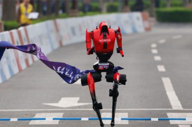 လူပုံစံတူစက်ရုပ်က ဟာ့ဖ် မာရသွန် ကမ္ဘာ့စံချိန်ချိုးပြီး ပန်းဝင်   သတင်းနှင့် မီဒီယာ ကွန်ရက်။ ၂၀၂၆ ခုနှစ်၊ ဧပြီလ ၂၀ ရက်။   တရုတ်နိုင်ငံ၊ ပေကျင်းမြို့၌ ဧပြီလ ၁၈ ရက်နေ့က ကျင်းပခဲ့သော ဟာ့ဖ်မာရသွန် (Half Marathon) ပြိုင်ပွဲတွင် တရုတ်စမတ်ဖုန်းထုတ်လုပ်သည့် Honor ကုမ္ပဏီမှ တီထွင်ထားသော လူပုံစံတူစက်ရုပ် (Humanoid Robot) သည် လူသားများတင်ထားသည့် ကမ္ဘာ့စံချိန်ကို ချိုးဖျက်ကာ ပန်းဝင်သွားခဲ့သည်။   အဆိုပါစက်ရုပ်သည် ၁၃ မိုင်ခရီးစဉ်ကို ၅၀ မိနစ်နှင့် ၂၆ စက္ကန့် တည်းဖြင့် ပန်းဝင်ခဲ့ခြင်းဖြစ်ပြီး၊ လက်ရှိလူသားများအကြား ကမ္ဘာ့စံချိန်တင်ထားသည့် ယူဂန်ဒါအပြေးသမား Jacob Kiplimo ၏ စံချိန် (၅၇ မိနစ် ၂၀ စက္ကန့်) ထက် ၇ မိနစ်နီးပါး ပိုမိုမြန်ဆန်ခဲ့သည်။     မနှစ်က ပြိုင်ပွဲတွင် စက်ရုပ်များမှာ မကြာခဏလဲကျမှုများရှိခဲ့ပြီး အမြန်ဆုံးစက်ရုပ်ပင်လျှင် ၂ နာရီခွဲကျော် ကြာမြင့်ခဲ့သော်လည်း ယခုနှစ်တွင် နည်းပညာတိုးတက်မှုကြောင့် သိသာသော ရလဒ်ကို ရရှိခဲ့ခြင်းဖြစ်သည်။   တရုတ်နိုင်ငံသည် စက်ရုပ်နည်းပညာနှင့် AI ကဏ္ဍတွင် အကြီးအကျယ် ရင်းနှီးမြှုပ်နှံလျက်ရှိရာ ၂၀၂၅ ခုနှစ် တစ်နှစ်တည်းတွင်ပင် ရင်းနှီးမြှုပ်နှံမှုပမာဏ ယွမ် ၇၃ ဘီလီယံကျော် (အမေရိကန်ဒေါ်လာ ၁၀ ဘီလီယံကျော်) အထိ ရှိခဲ့သည်ဟု ဆိုသည်။   အဆိုပါပြိုင်ပွဲတွင် စက်ရုပ်များနှင့် လူသားများကို လမ်းကြောင်းခွဲ၍ ယှဉ်ပြိုင်စေခဲ့ခြင်း ဖြစ်သည်။   #HumanoidRobot #HalfMarathon #လူပုံစံတူစက်ရုပ် #စက်ရုပ်လူ