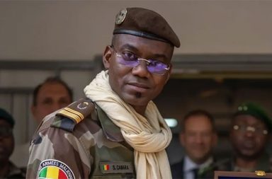 အသေခံဗုံးခွဲတိုက်ခိုက်မှုကြောင့် မာလီ အာဏာသိမ်း အစိုးရ ကာကွယ်ရေးဝန်ကြီး သေဆုံး  သတင်းနှင့် မီဒီယာ ကွန်ရက်။ ၂၀၂၆ ခုနှစ်၊ ဧပြီလ ၂၇ ရက်။  အာဖရိကအနောက်ပိုင်း မာလီနိုင်ငံတွင် စနေနေ့က အသေခံဗုံးခွဲတိုက်ခိုက်မှုတစ်ခု ဖြစ်ပွားခဲ့ရာ ကာကွယ်ရေးဝန်ကြီး ဆာဒီယို ကာမရာ (Sadio Camara) သေဆုံးသွားကြောင်း အစိုးရရုပ်သံက အတည်ပြုထုတ်ပြန်သည်။ အယ်လ်ကိုင်းဒါးနှင့် ဆက်နွှယ်သည့် စစ်သွေးကြွအုပ်စုတစ်စုသည် မြို့တော် ဘာမာကိုအနီးရှိ ဝန်ကြီး၏နေအိမ်ကို ဗုံးအပြည့်တင်ဆောင်ထားသည့် ကားဖြင့် ဝင်ရောက်တိုက်ခိုက်ခဲ့ခြင်းဖြစ်သည်။  ဝန်ကြီး ကာမရာသည် ပြန်လည်ခုခံပစ်ခတ်ခဲ့သော်လည်း ရရှိသောဒဏ်ရာများဖြင့် ဆေးရုံတွင် ကွယ်လွန်ခဲ့ပြီး၊ ၎င်း၏ မိသားစုဝင် ၃ ဦးလည်း အသက်ဆုံးရှုံးခဲ့သည်။ စစ်အစိုးရခေါင်းဆောင် ဗိုလ်ချုပ်ကြီး အစီမီ ဂွီတာ (Assimi Goita) ၏ နေအိမ်ကိုလည်း ပစ်မှတ်ထားခံခဲ့ရသော်လည်း ၎င်းကို ဘေးကင်းရာသို့ အချိန်မီ ရွှေ့ပြောင်းနိုင်ခဲ့သည်။  မာလီစစ်အစိုးရသည် ပဋိပက္ခချုပ်ငြိမ်းအောင် လုပ်ဆောင်မည်ဟု ကြွေးကျော်ခဲ့ပြီး ရုရှားကြေးစားစစ်သားများကို အသုံးပြု၍ သူပုန်များကို နှိမ်နင်းနေသော်လည်း လက်ရှိတွင် ဂျီဟတ်အုပ်စုများနှင့် ခွဲထွက်ရေးသူပုန်များ၏ တိုက်ခိုက်မှုမှာ ပိုမိုပြင်းထန်လာနေသည်။