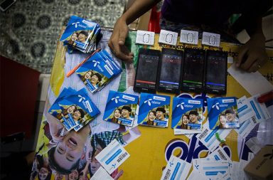 Telenor ကုမ္ပဏီအပေါ် မြန်မာသုံးစွဲသူများကိုယ်စား စုပေါင်းတရားစွဲဆို   သတင်းနှင့် မီဒီယာ ကွန်ရက်။  ၂၀၂၆ ခုနှစ်၊ ဧပြီလ ၉ ရက်။     မြန်မာနိုင်ငံတွင် လုပ်ငန်းလုပ်ကိုင်ခဲ့သည့် နော်ဝေအခြေစိုက် Telenor တယ်လီကွန်းကုမ္ပဏီကို ၂၀၂၁ ခုနှစ် စစ်အာဏာသိမ်းပြီးနောက် သုံးစွဲသူများ၏ ကိုယ်ရေးအချက်အလက်များကို စစ်ကောင်စီထံ လွှဲပြောင်းပေးခဲ့သည်ဟူသော စွပ်စွဲချက်ဖြင့် နော်ဝေနိုင်ငံတွင် တရားစွဲဆိုလိုက်သည်။   ဆွီဒင်အခြေစိုက် အကျိုးအမြတ်မယူသော အဖွဲ့အစည်းတစ်ခုက နစ်နာသူ ၁,၂၀၀ ကျော်ကိုယ်စား စုပေါင်းတရားစွဲဆိုခြင်း (Class Action Lawsuit) ဖြစ်ပြီး၊ ကုမ္ပဏီထံမှ နစ်နာကြေးရယူရန် တရားဝင်စွဲဆိုသည့် ပထမဆုံးသော အမှုလည်းဖြစ်သည်။   ယခင်က တယ်လီနောကုမ္ပဏီ၏ အကြီးဆုံး ရှယ်ယာရှင် ဖြစ်သည့် နော်ဝေး အစိုးရထံ တိုင်ကြားမှုများ ရှိခဲ့သော်လည်း နစ်နာကြေးရရှိရန် တရားစွဲဆိုမှုမှာ ပထမဆုံးအကြိမ်ဖြစ်သည်။   စွပ်စွဲချက်များအရ Telenor သည် နိုင်ငံရေးအတိုက်အခံများ၏ ဖုန်းခေါ်ဆိုမှုမှတ်တမ်းနှင့် တည်နေရာအချက်အလက်များကို စစ်ကောင်စီထံ ပေးအပ်ခဲ့ခြင်းကြောင့် တက်ကြွလှုပ်ရှားသူတစ်ဦး ကွပ်မျက်ခံခဲ့ရပြီး အခြားတစ်ဦးမှာ ထောင်ဒဏ်ချမှတ်ခံခဲ့ရသည်ဟု ဆိုသည်။   တရားစွဲဆိုသည့်အဖွဲ့က သုံးစွဲသူတစ်ဦးလျှင် ယူရို ၉,၀၀၀ စီ နစ်နာကြေးပေးလျော်ရန် တောင်းဆိုထားသည်။   Telenor ဘက်ကမူ ၎င်းတို့သည် စစ်ဇုန်အတွင်း လုပ်ငန်းလုပ်ကိုင်နေရခြင်းဖြစ်သဖြင့် ဝန်ထမ်းများ၏ အသက်အန္တရာယ်ကို ငဲ့ကွက်ကာ စစ်ကောင်စီ၏ တောင်းဆိုမှုကို ငြင်းဆန်ရန် ခက်ခဲခဲ့ကြောင်း ပြန်လည်ဖြေရှင်းထားသည်။   #Telenor #ClassActionLawsuit #တယ်လီနော