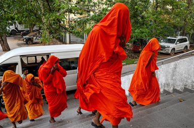 ထိုင်းပြန် သီရိလင်္ကာသံဃာတော် ၂၂ ပါးထံမှ ဆေးခြောက် အမြောက်အမြား ဖမ်းဆီးရမိ   သတင်းနှင့် မီဒီယာ ကွန်ရက်။  ၂၀၂၆ ခုနှစ်၊ ဧပြီလ ၂၈ ရက်။   ထိုင်းနိုင်ငံမှ ဘုရားဖူးခရီးစဉ်အပြီး ပြန်လည်ရောက်ရှိလာသည့် သီရိလင်္ကာသံဃာတော် ၂၂ ပါးကို ကိုလံဘိုလေဆိပ်၌ အပြင်းစားဆေးခြောက် (Kush) အလေးချိန် ၁၁၀ ကီလိုဂရမ် မှောင်ခိုသယ်ဆောင်မှုဖြင့် ဖမ်းဆီးထိန်းသိမ်းလိုက်သည်။   ဖမ်းဆီးရမိသည့် မူးယစ်ဆေးဝါးများမှာ အမေရိကန်ဒေါ်လာ ၃.၅ သန်းကျော် တန်ဖိုးရှိပြီး ၎င်းမှာ ကိုလံဘိုလေဆိပ်၏ သမိုင်းတစ်လျှောက် တစ်ကြိမ်တည်းနှင့် အများဆုံး ဖမ်းဆီးရမိသည့် အမှုဖြစ်သည်။   သံဃာတော်များမှာ စီးပွားရေးလုပ်ငန်းရှင်တစ်ဦး၏ လှည့်ဖြားစေခိုင်းမှုကို ခံရခြင်းဖြစ်သည်ဟု ယူဆရသည်။   သံဃာတော်များ ကို စီးပွားရေး လုပ်ငန်းရှင် တစ်ဦးက ထိုင်းနိုင်ငံသို့ အခမဲ့/အလှူ ခရီးစဉ် အဖြစ် တကာခံခဲ့ခြင်း ဖြစ်သည်။   သံဃာများမှာ ၎င်းတို့ထံတွင် ပါလာသည့် ပစ္စည်းများမှာ ကျောင်းသုံး ပစ္စည်းကရိယာများ ဖြစ်ပြီး အလှူပေးလိုက်သည့် ပစ္စည်းများအဖြစ် သိထားခဲ့ကြသည်။   သို့သော်လည်း ၎င်းတို့၏ လက်ကိုင်ဖုန်းများအတွင်း၌ ဝိနည်းနှင့်မညီသည့် ဓာတ်ပုံများ တွေ့ရှိရခြင်းကြောင့် ဝေဖန်မှုများ ထွက်ပေါ်လျက်ရှိသည်။   လက်ရှိတွင် ခရီးစဉ်စီစဉ်ပေးခဲ့သည့် ဦးဇင်းတစ်ပါးကိုပါ ထပ်မံဖမ်းဆီးထားပြီး တရားရုံးက သံဃာတော်များအား (၇) ရက်ကြာ ချုပ်မိန့်ပေးကာ စုံစမ်းစစ်ဆေးမှုများ ဆက်လက်လုပ်ဆောင်လျက်ရှိသည်။   #ဆေးခြောက် #သိရိလင်္ကာသံဃာတော်