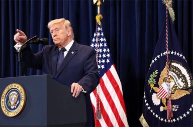 အီရန် စစ်ပွဲ ၂ ပတ်မှ ၃ ပတ်အတွင်း အဆုံးသတ်မည်ဟု ဒေါ်နယ်ထရန့်ပြော   သတင်းနှင့် မီဒီယာ ကွန်ရက်။ ၂၀၂၆ ခုနှစ်၊ ဧပြီလ ၁ ရက်။   အမေရိကန်သမ္မတ ဒေါ်နယ်ထရမ့်သည် အီရန်အစိုးရအနေဖြင့် နျူကလီးယားလက်နက်များ ထုတ်လုပ်နိုင်စွမ်းမရှိကြောင်း အတည်ပြုနိုင်ပါက လာမည့် (၂) ပတ်မှ (၃) ပတ်အတွင်း အီရန်နိုင်ငံရှိ အမေရိကန်တပ်ဖွဲ့ဝင်များကို ပြန်လည်ရုပ်သိမ်းမည်ဟု ထုတ်ဖော်ပြောကြားလိုက်သည်။   အီရန်အစိုးရဘက်မှ စစ်ပွဲအဆုံးသတ်ရန် တောင်းဆိုမှုများ ရှိနေသော်လည်း အမေရိကန်ပြည်ထောင်စု၏ ဆုံးဖြတ်ချက်မှာ အဆိုပါတောင်းဆိုချက်အပေါ် မူတည်မည်မဟုတ်ဘဲ မိမိတို့၏ အချိန်ဇယားအတိုင်းသာ ဆောင်ရွက်သွားမည်ဟု ဆိုသည်။   ထို့ပြင် သမ္မတထရမ့်သည် အီရန်စစ်ပွဲတွင် ပူးပေါင်းပါဝင်ခြင်းမရှိသည့် ယူနိုက်တက်ကင်းဒမ်း (UK) အပါအဝင် ဥရောပမဟာမိတ်နိုင်ငံများကို ပြင်းထန်စွာ ဝေဖန်ခဲ့သည်။   အမေရိကန်ပြည်ထောင်စု အခက်အခဲကြုံတွေ့ရချိန်တွင် ကူညီမှုမရှိခဲ့သည့်အတွက် ဟော်မုဇ်ရေလက်ကြား (Strait of Hormuz) လုံခြုံရေးဆိုင်ရာ ကိစ္စရပ်များတွင် အမေရိကန်က ဆက်လက်ကူညီမည်မဟုတ်ကြောင်းနှင့် အဆိုပါနိုင်ငံများအနေဖြင့် မိမိတို့ဘာသာ ရေနံရှာဖွေသင့်သည်ဟု ပြောကြားခဲ့သည်။   အီရန်သမ္မတ မာဆု ပီဇက်ရှ်ကီယန်ကမူ ရန်သူများဘက်မှ စစ်ပွဲထပ်မံဖြစ်ပွားခြင်းမရှိစေရန် ခိုင်မာသော အာမခံချက်ပေးနိုင်ပါက စစ်ပွဲကို အဆုံးသတ်ရန် အသင့်ရှိကြောင်း ပြောကြားထားသည်။