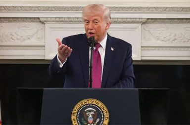 ဒေါ်နယ်ထရမ့်က အပစ်အခတ်ရပ်စဲရေးကို ရက်အကန့်အသတ်မရှိ သက်တမ်းတိုး   သတင်းနှင့် မီဒီယာ ကွန်ရက်။ ၂၀၂၆ ခုနှစ်၊ ဧပြီလ ၂၂ ရက်။   အမေရိကန်သမ္မတ ဒေါ်နယ်ထရမ့်သည် အီရန်နိုင်ငံနှင့် ချုပ်ဆိုထားသော အပစ်အခတ်ရပ်စဲရေး သဘောတူညီချက် သက်တမ်းကုန်ဆုံးရန် နာရီပိုင်းအလိုတွင် ရက်အကန့်အသတ်မရှိ ထပ်မံတိုးမြှင့်လိုက်သည်။   ဤဆုံးဖြတ်ချက်သည် ဒေသတွင်းစစ်မီး ပြန်လည်တောက်လောင်မည့် အခြေအနေကို ယာယီရှောင်ရှားနိုင်ခဲ့ပြီး သံတမန်နည်းလမ်းဖြင့် ဆက်လက်ဖြေရှင်းနိုင်ရန် အခွင့်အလမ်းတစ်ရပ် ဖန်တီးပေးလိုက်ခြင်းလည်း ဖြစ်သည်။   သမ္မတထရမ့်သည် အင်္ဂါနေ့နံနက်ပိုင်းအထိ အဆိုပါသက်တမ်းကို တိုးမြှင့်ရန် ဆန္ဒမရှိကြောင်း ပြောကြားခဲ့သော်လည်း ပါကစ္စတန်နိုင်ငံမှ ကြားခံစေ့စပ်သူများဖြစ်သည့် စစ်သေနာပတိချုပ် အဆင်မ် မူနာ (Asim Munir) နှင့် ဝန်ကြီးချုပ် ရှီဘာ့ဇ် ရှာရဖ် (Shehbaz Sharif) တို့၏ မေတ္တာရပ်ခံမှုကြောင့် ယခုကဲ့သို့ ဆုံးဖြတ်ခဲ့ခြင်းဖြစ်ကြောင်း ၎င်း၏ Truth Social ကွန်ရက်တွင် ဖော်ပြထားသည်။   အီရန်အစိုးရအတွင်း သဘောထားကွဲလွဲမှုများ ရှိနေခြင်းကြောင့် တညီတညွတ်တည်းဖြစ်သော အဆိုပြုချက်တစ်ရပ် တင်ပြနိုင်ခြင်းမရှိသေးမီ အချိန်စောင့်ဆိုင်းပေးရန် ပါကစ္စတန်ဘက်က တောင်းဆိုခဲ့ခြင်းဖြစ်ပါသည်။   အီရန်၏ အမြင့်ဆုံးခေါင်းဆောင်သစ် မိုဂျတာဘာ ခါမေနီ (Mojtaba Khamenei) ၏ ဆုံးဖြတ်ချက်ကို ဗုဒ္ဓဟူးနေ့တွင် ရရှိမည်ဟု ခန့်မှန်းထားကြသည်။   #အီရန်စစ်ပွဲ #ဒေါ်နယ်ထရမ့် #အမေရိကန်အီရန်ဆွေးနွေးပွဲ #MojtabaKhamenei #ShehbazSharif #AsimMunir