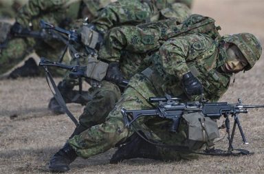 အမေရိကန်၊ ဖိလစ်ပိုင်၊ ဂျပန် ပူးတွဲ စစ်ရေးလေ့ကျင့်မှု တရုတ် စိုးရိမ်   သတင်းနှင့် မီဒီယာ ကွန်ရက်။ ၂၀၂၆ ခုနှစ်၊ ဧပြီလ ၂၁ ရက်။   ဖိလစ်ပိုင်နှင့် အမေရိကန်တို့ ဦးဆောင်သည့် သမိုင်းတစ်လျှောက် အကြီးမားဆုံးသော "ဘလီကာတန်" (Balikatan) သို့မဟုတ် "ပခုံးချင်းယှဉ်" စစ်ရေးလေ့ကျင့်မှုကို ဧပြီလ ၂၀ ရက်မှ မေလ ၈ ရက်အထိ ကျင်းပလျက်ရှိရာ တရုတ်က ပြင်းပြင်းထန်ထန် ကန့်ကွက်သတိပေးထားသည်။   ယခုနှစ်တွင် စစ်သည်အင်အား ၁၇,၀၀၀ ခန့် ပါဝင်ပြီး အမေရိကန်၊ ဖိလစ်ပိုင်တို့အပြင် သြစတြေးလျ၊ ဂျပန်၊ ကနေဒါ၊ ပြင်သစ်နှင့် နယူးဇီလန်တို့ စုပေါင်းပါဝင်သဖြင့် သမိုင်းတစ်လျှောက် အကြီးမားဆုံးသော စစ်ရေးလေ့ကျင့်မှု ဖြစ်လာသည်။   ထူးခြားချက်မှာ ဂျပန်နိုင်ငံသည် ယခင်နှစ်များကဲ့သို့ လေ့လာသူအနေဖြင့်မဟုတ်ဘဲ ကျည်အစစ်လေ့ကျင့်ခန်းများကို ကိုယ်တိုင် ပါဝင်လာခြင်း ဖြစ်သည်။   ဂျပန်ကိုယ်ပိုင်ကာကွယ်ရေးတပ်ဖွဲ့ (JSDF) သည် စစ်သည် ၁,၄၀၀၊ စစ်သင်္ဘော ၃ စီးနှင့် လေယာဉ် ၂ စီးတို့ဖြင့် ပထမဆုံးအကြိမ် တိုက်ပွဲဝင်ကျည်စစ်သုံး (Live-fire) လေ့ကျင့်မှုများတွင် အပြည့်အဝ ပါဝင်လာသည်။   လေ့ကျင့်မှုအတွင်း အိန္ဒိယထုတ် BrahMos ခရုစ်ဒုံးကျည်များနှင့် ဂျပန်၏ Type-88 ပဲ့ထိန်း ဒုံးကျည်များကို စမ်းသပ်ပစ်ခတ်သွားရန် စီစဉ်ထားသည်။   ဖိလစ်ပိုင် စစ်ဗိုလ်ချုပ်ကြီး Romeo Brawner Jr. က ယင်းသည် မဟာမိတ်များအကြား မျှဝေခံစားသော လုံခြုံရေးသတင်းစကားဖြစ်ကြောင်း ပြောကြားခဲ့သည်။   တရုတ်နိုင်ငံခြားရေးဝန်ကြီးဌာန ပြောရေးဆိုခွင့်ရှိသူ Guo Jiakun က ဤကဲ့သို့ အုပ်စုဖွဲ့၍ စစ်အင်အားပြသခြင်းသည် ဒေသတွင်း မတည်ငြိမ်မှုများကိုသာ ဖြစ်ပေါ်စေပြီး ကျူးလွန်သူများအတွက်သာ ဘေးထွက်ဆိုးကျိုးများ ခံစားရမည်ဖြစ်ကြောင်း သတိပေးချက် ထုတ်ပြန်ခဲ့ပါသည်။   #စစ်ရေးလေ့ကျင့်မှု #အမေရိကန်ဖိလစ်ပိုင်ဂျပန်စစ်ရေးလေ့ကျင့်မှု