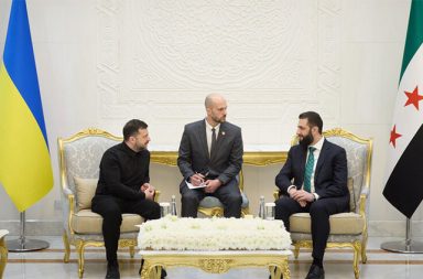 ယူကရိန်းနှင့် ဆီးရီးယား လုံခြုံရေး ပူးပေါင်းဆောင်ရွက်ရန် သဘောတူ   သတင်းနှင့် မီဒီယာ ကွန်ရက်။  ၂၀၂၆ ခုနှစ်၊ ဧပြီလ ၆ ရက်။   ယူကရိန်းသမ္မတ ဗိုလိုဒီမာ ဇလန်းစကီးသည် ဆီးရီးယားအစိုးရသစ်နှင့် သံတမန်ဆက်ဆံရေး ပြန်လည်စတင်ပြီးနောက် ပထမဆုံးအကြိမ်အဖြစ် ဒမတ်စကတ်မြို့သို့ သွားရောက်ကာ ဆီးရီးယားသမ္မတ အာမက်အယ်လ်ရှာရာနှင့် တွေ့ဆုံဆွေးနွေးခဲ့သည်။   အဆိုပါတွေ့ဆုံမှုတွင် နှစ်နိုင်ငံလုံးက လုံခြုံရေးနှင့် ကာကွယ်ရေးကဏ္ဍများ၌ ပူးပေါင်းဆောင်ရွက်ရန် သဘောတူညီခဲ့ကြသည်။   ယူကရိန်းနိုင်ငံသည် ရုရှားနှင့် ၄ နှစ်ကြာ စစ်ဖြစ်ပွားနေသည့် အတွေ့အကြုံများအပေါ် အခြေခံကာ ဒရုန်းနှင့် ဒုံးကျည်ကာကွယ်ရေးဆိုင်ရာ ကျွမ်းကျင်မှု (Counter-drone expertise) များကို ဆီးရီးယားနှင့် အခြားအရှေ့အလယ်ပိုင်းနိုင်ငံများသို့ မျှဝေပေးရန် ကမ်းလှမ်းခဲ့သည်။   ထို့ပြင် တူရကီနိုင်ငံခြားရေးဝန်ကြီး ပါဝင်သည့် သုံးပွင့်ဆိုင်ဆွေးနွေးမှုတွင် ဒေသတွင်းစွမ်းအင်နှင့် အခြေခံအဆောက်အအုံဆိုင်ရာ ကိစ္စရပ်များကို ဆွေးနွေးခဲ့ကြသည်။   ယူကရိန်းသမ္မတက ၎င်းတို့နိုင်ငံသည် ကမ္ဘာ့ဂျုံအဓိကထုတ်လုပ်သူဖြစ်သည့်အတွက် ဆီးရီးယားအပါအဝင် ဒေသတွင်းနိုင်ငံများအတွက် စားနပ်ရိက္ခာဖူလုံရေးကို အာမခံချက်ရှိရှိ ကူညီပေးသွားမည်ဟု ကတိပြုခဲ့သည်။   #ယူကရိန်း #ဆီးရီးယား