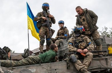 ယူကရိန်း-ရုရှားစစ်ပွဲ အီစတာကာလ အပစ်ရပ်   သတင်းနှင့် မီဒီယာ ကွန်ရက်။ ၂၀၂၆ ခုနှစ်၊ ဧပြီလ ၁၀ ရက်။       လေးနှစ်ကျော်ကြာမြင့်လာပြီဖြစ်သော ယူကရိန်းစစ်ပွဲအတွင်း နှစ်ဖက်ခေါင်းဆောင်များသည် အော်သိုဒေါ့စ် (Orthodox) အီစတာပွဲတော်အတွက် ၃၂ နာရီကြာ တိုက်ပွဲများရပ်နားရန် သဘောတူညီခဲ့ကြသည်။   ရုရှားသမ္မတ ဗလာဒီမာပူတင်၏ ညွှန်ကြားချက်အရ ဧပြီလ ၁၁ ရက် ညနေ ၄ နာရီမှ ၁၂ ရက်နေ့ ကုန်ဆုံးသည်အထိ စစ်မျက်နှာပြင်အားလုံးတွင် တိုက်ပွဲများ ရပ်နားထားမည်ဖြစ်သည်။   ယူကရိန်းသမ္မတ ဇယ်လန်းစကီးကလည်း အမေရိကန်မှတစ်ဆင့် အဆိုပြုခဲ့သော ယင်းယာယီအပစ်ရပ်မှုကို လိုက်နာမည်ဖြစ်ကြောင်း ဘန်ကောက်ပို့စ်သတင်းစာက ဖော်ပြသည်။   စစ်ရေးကျွမ်းကျင်သူများ၏ အဆိုအရ ၂၀၂၅ ခုနှစ်နှောင်းပိုင်းမှစ၍ ရုရှား၏ ထိုးစစ်များမှာ နှေးကွေးသွားခဲ့ပြီး၊ ယင်းမှာ ရုရှားစစ်တပ်က Starlink ဂြိုဟ်တုနှင့် Telegram ဆက်သွယ်ရေးစနစ်များ အသုံးပြုခွင့် ပိတ်ပင်ခံရခြင်းကြောင့်ဖြစ်သည်ဟု သုံးသပ်ကြသည်။   သို့သော်လည်း ဒိုးနက်စ် (Donetsk) ဒေသရှိ မြို့ကြီးများတွင် ယူကရိန်းတပ်ဖွဲ့များမှာ အကျပ်အတည်းနှင့် ဆက်လက်ရင်ဆိုင်နေရဆဲဖြစ်သည်။   ထို့အပြင် ယူကရိန်းက ရုရှားရေနံတင်ဆိပ်ကမ်းများကို ဒရုန်းဖြင့် တိုက်ခိုက်ခဲ့ခြင်းနှင့် ပတ်သက်၍ ယူကရိန်းဒရုန်းများကို ဝေဟင်ပိုင်နက် အသုံးပြုခွင့်ပေးသော ဘောလ်တစ်နိုင်ငံများဖြစ်သည့် အက်စတိုးနီးယား၊ လတ်ဗီးယားနှင့် လစ်သူယေးနီးယားတို့ကို တိုက်ခိုက်မည်ဟု ရုရှားက ခြိမ်းခြောက်လိုက်သည်။     လက်ရှိတွင် ရုရှားသည် ယူကရိန်းပိုင်နက်၏ ၁၉ ရာခိုင်နှုန်းကျော်ကို ဆက်လက်ထိန်းချုပ် ထားဆဲ ဖြစ်သည်။   #ယူကရိန်းစစ်ပွဲ #အပစ်ရပ် #ဇယ်လန်းစကီး #ဗလာဒီမာပူတင်